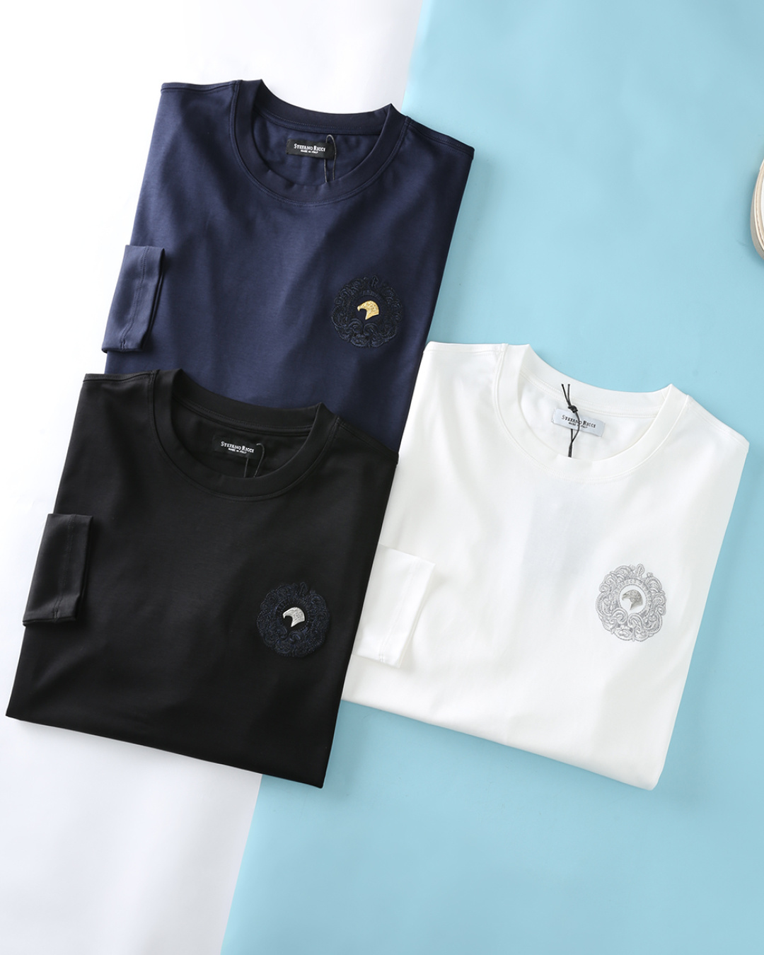 NO:568286,Stefano Ricci (Stephen) 25FW early autumn new liquid ammonia modal cotton long-sleeved T-shirt, men's classic eagle head logo business casual simple round neck long-sleeved T-shirt bottoming shirt!  Trading company channels are scarce, and GW is on sale simultaneously!  It is an exquisite fusion of simplicity and luxury. It is simple and high-end and is not restricted by gender or age. It is highly recommended for everyone to buy it!  Made of imported 50 modal 50 cotton blended material, customized 60 count 260g liquid ammonia double-sided fabric, it is soft and skin-friendly, draping and elastic, has good anti-pilling effect, and is also breathable and warm, making you more happy and free during exercise!  The front of the body is decorated with offset printed eagles and classic brand embroidery elements. The embroidery craftsmanship is extremely exquisite, the stitching is delicate, and the micro-mark shape is lifelike. It perfectly demonstrates the unique identity and excellent quality of the brand, just like the finishing touch of the entire T-shirt. It is cut in a basic round-neck style without too many complicated elements. Only the sense of quality and craftsmanship can interpret the unique quality and fashion sense!  Item No. 5003 Size 48/M-56/3XL 48 Shoulder width 43 Bust 100 Clothing length 66 Sleeve length 60 50 Shoulder width 45 Bust 104 Clothing length 67 Sleeve length 61 52 Shoulder width 47 Bust 108 Clothing length 68 Sleeve length 62 54 Shoulder width 49 Bust 112 Clothing length 69 Sleeve length 63 56  Shoulder width 51, bust 116, length 70, sleeve length 64, tees, t-shirt, alexander wang19860909Stefano Ricci（史蒂芬）25FW早秋新款液氨莫代尔棉质长袖T恤,男士经典鹰头标识商务休闲简约圆领长袖T恤打底衫！贸易公司渠道稀出,同步GW发售！将简约与奢华精妙融合,简约高级,不受性别和年龄的限制,强烈推荐各位入手！ 选用进口50莫代尔50棉混纺材质,定制60支260g液氨双面布,柔软亲肤、悬垂有弹性,抗起球效果好,同时还能够透气保暖,让你在运动时更加愉悦和自由自在！衣身正面饰有胶印鹰与经典品牌刺绣元素,刺绣工艺精湛至极,针法细腻入微,微标造型栩栩如生,完美彰显了品牌的独特身份与卓越品质,宛如整件T恤的点睛之笔.基础圆领版型裁剪,无过多复杂元素点缀,只单品质感与工艺,便能诠释独有品质与时尚感！货号5003 尺码48/M-56/3XL 48 肩宽43胸围100衣长66袖长60 50 肩宽45胸围104衣长67袖长61 52 肩宽47胸围108衣长68袖长62 54 肩宽49胸围112衣长69袖长63 56 肩宽51胸围116衣长70袖长64,,tees，t-shirt,alexander wang,Men's clothing