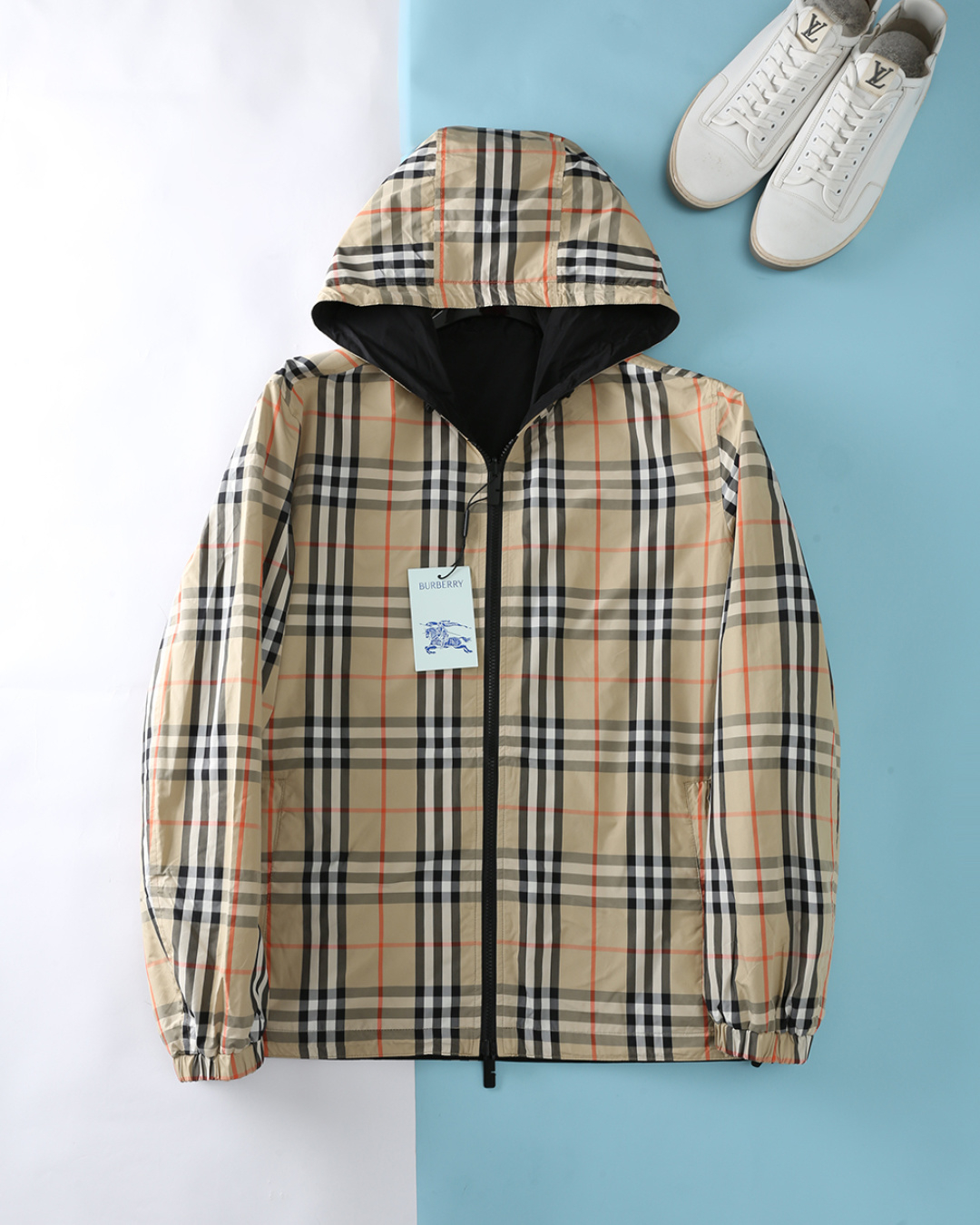 NO:519398,BBR Bazli 25FW early autumn new double-sided black zipper jacket jacket, men's chest war horse silicone badge decoration classic Vintage check recycled polyester fiber hooded jacket jacket!  Trading companies have sparse channels and GW is on sale at the same time!  The top-quality jackets in B-home classic series are available online, and there are rare top-quality products. The evergreen styles sold at the counter every year. If you like them, buy them now!  Customer-supplied and imported materials are made of polyester fiber, and the black reverse side is made of nylon material. The fabric is light and soft, and the black nylon fabric is waterproof and windproof, and it is not picky about breathability and comfort!  The plaid surface is decorated with classic Vintage plaid patterns, with a high sense of luxury and recognition. Its brand charm is unquestionable, and it shows the British style everywhere!  The iconic silicone war horse badge decoration on the black chest is a perfect display of the brand’s charm!  This simple and recognizable logo not only highlights the wearer's taste and style, but also makes this jacket stand out among many fashion items and become the focus of everyone's attention!  The basic loose style design provides a more relaxed and comfortable wearing experience, making the dress more casual and natural, suitable for all body shapes. Item number 5908 Size M-3XL,, jackets & coats, jackets & coats,hats,alexander wang19860909BBR 芭*力 25FW早秋新款双面穿黑色拉链夹克冲锋衣,男士胸前战马硅胶徽章装饰经典Vintage格纹再生聚酯纤维连帽夹克外套！贸易公司渠道稀出,同步GW发售！B家经典系列顶级夹克外套上线,可遇不可求的顶级精品,柜台每年都会卖爆的常青款式,喜欢的赶紧入手！ 客供进口采用聚酯纤维材质,黑色反面则采用尼龙材质精制而成,面料质地轻薄柔软,黑色尼龙面料防水防风,透气性与舒适度都无法挑剔！格纹面满幅经典Vintage格纹图案装饰,奢华感与辨识度极高,其品牌魅力值更是毋庸置疑,无处不彰显着英伦风范！黑色面胸前标志性硅胶战马徽章装饰,是品牌魅力的完美展现！这个简洁而富有辨识度的标志,不仅彰显了穿着者的品味与格调,更让这款夹克在众多时尚单品中脱颖而出,成为众人瞩目的焦点！基础宽松版型设计,提供了更加宽松舒适的穿着体验,让穿着更加随性自然,适合各种身形.货号5908 尺码M-3XL,,jackets & coats,jackets & coats,hats,alexander wang,Men's clothing