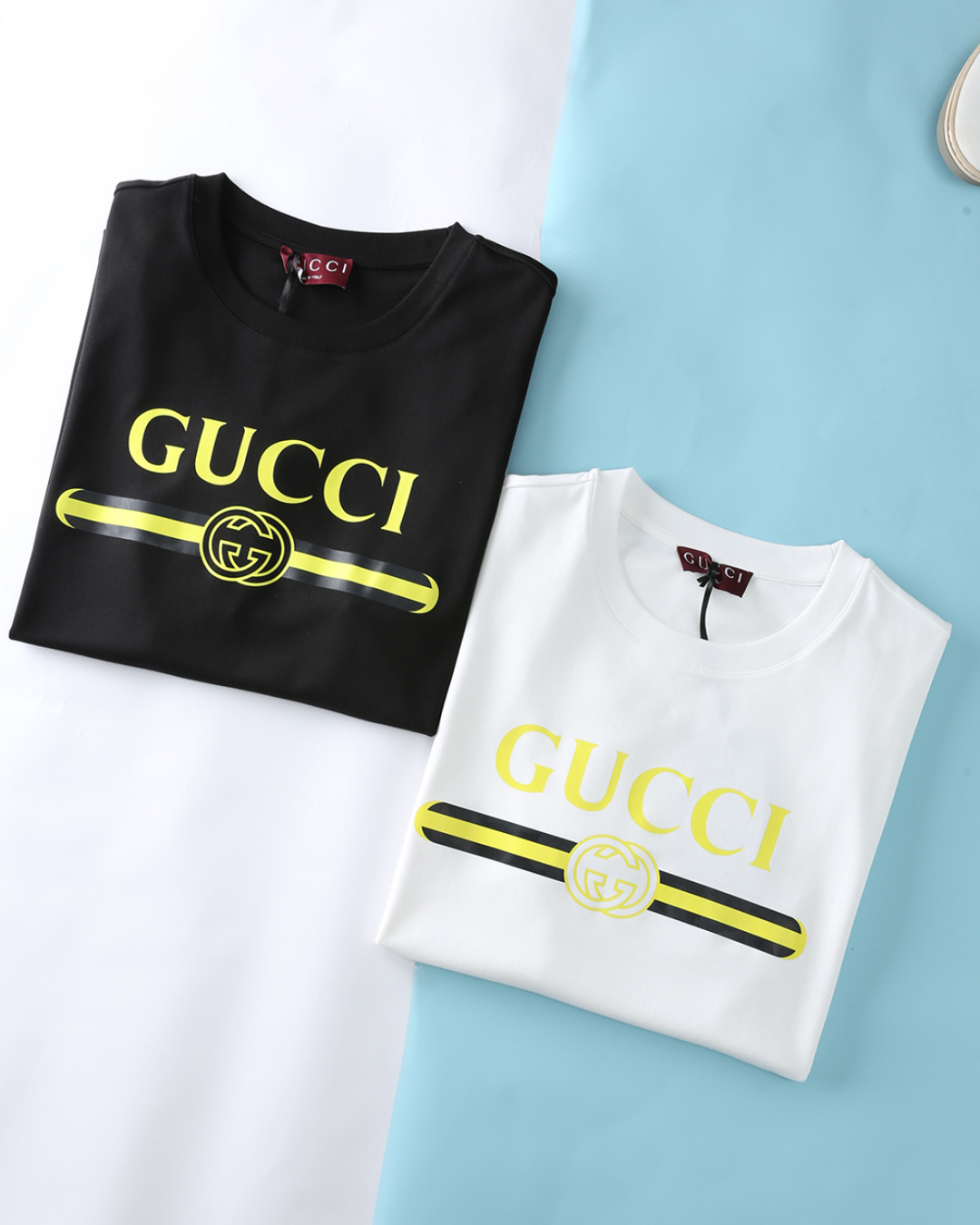 NO:568303,Gul Ancient* 25AW new autumn and winter thickened modal long-staple cotton short-sleeved T-shirt, men's classic interlocking GG printed logo round neck short-sleeved T-shirt base layer on the chest!  Trading company channels are scarce, and GW is on sale simultaneously!  G's classic interlocking GG print is not only a mark of brand history, but also an expression of fashion attitude. It is made of imported soft cotton double-sided knitted long-staple cotton modal cotton fabric. The fabric is delicate, soft and drapey, with a full cotton feel. The texture is porcelain and has a boney texture. The upper body has a stiff shape of the fabric, which gives a strong sense of body shaping!  The front is decorated with a classic double G element print, which overlaps symmetrically in the center to form positive and negative spaces, showing a simple, modern and meticulous design style that is both simple and elegant. The artistic elements draw on each other, from symmetry to repetition, to create a sense of rhythm, geometry  The style makes the overall feeling more graceful and refined. It adopts digital printing direct-injection technology to ensure that the printing is exquisite, clear and not easy to fall off. The basic casual round-neck design is suitable for wearing alone or layered. It has strong wear plasticity and is easy to match with various pants. Item No. 5503  Size 48/M-56/3XL 48 Shoulder width 43 Bust 100 Dress length 65 Sleeve length 20 50 Shoulder width 45 Bust 104 Dress length 66 Sleeve length 21 52 Shoulder width 47 Bust 108 Dress length 67 Sleeve length 22 54 Shoulder width 49 Bust 112 Dress length 69 Sleeve length 23 56   Shoulder width 51, bust 116, length 71, sleeve length 24, gucci, T-shirt, tees, t-shirt, alexander wang19860909Gul 古* 25AW秋冬新款加厚莫代尔长绒棉短袖T恤,男士胸前经典互扣式GG印花标识圆领短袖T恤打底衫！贸易公司渠道稀出,同步GW发售！G家经典互扣式GG印花,不仅是品牌历史的印记,更是时尚态度的表达. 客供进口柔软棉质双面针织长绒棉莫代尔棉面料制成,面料细腻、柔感垂顺、棉感十足,质感瓷实有骨感,上身自带挺括造型的面料,着身塑型感很强烈！正面饰有经典双G元素印花,呈中心对称式交叠,形成正负空间,展现出简约、现代且一丝不苟的设计风格,既简洁又优雅.艺术元素相互借力,从对称到重复,营造出韵律感,几何化风格使整体感觉更婉约精致.采用数码印花直喷技术,确保印花精致清晰且不易脱落.基础休闲圆领版型设计,单穿或内搭皆宜,穿搭可塑性强,易于搭配各种裤装.货号5503 尺码48/M-56/3XL 48 肩宽43胸围100衣长65袖长20 50 肩宽45胸围104衣长66袖长21 52 肩宽47胸围108衣长67袖长22 54 肩宽49胸围112衣长69袖长23 56 肩宽51胸围116衣长71袖长24,,gucci,T-shirt,tees，t-shirt,alexander wang,Men's clothing