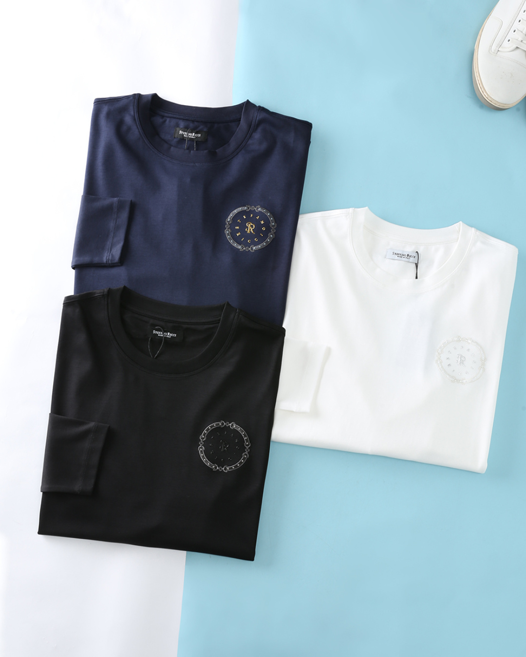 NO:568291,Stefano Ricci (Stephen) 25FW early autumn new liquid ammonia modal cotton long-sleeved T-shirt, men's chest SR offset logo business casual simple round neck long-sleeved T-shirt bottoming shirt!  Trading company channels are scarce, and GW is on sale simultaneously!  It is an exquisite fusion of simplicity and luxury. It is simple and high-end and is not restricted by gender or age. It is highly recommended for everyone to buy it!  Made of imported 48 cotton, 48 modal and 4 spandex blended materials, customized 60-count 260g liquid ammonia double-sided fabric, soft and skin-friendly, draping and elastic, with good anti-pilling effect, and breathable and warm at the same time, making you more happy and free during exercise!  The chest of the body is embellished with geometric embroidery elements, with the iconic pattern of offset printed monograms in the middle, and the exquisite letter embroidery on the back echoes the same. The design is simple and unique, showing luxury and restraint, showing an elegant gentleman style. The basic round neck design is simple and elegant, complementing the exquisite embroidery craftsmanship, highlighting extraordinary quality and personality. Item No. 5002 Size 48/M-56/3XL 48  Shoulder width 43 Bust 100 Dress length 67 Sleeve length 61 50 Shoulder width 45 Bust 104 Dress length 68 Sleeve length 62 52 Shoulder width 47 Bust 108 Dress length 69 Sleeve length 63 54 Shoulder width 49 Bust 112 Dress length 70 Sleeve length 64 56 Shoulder width 51 Bust 116 Dress length 71 Sleeve length 65,,tees,t-shirt,alexander wang19860909Stefano Ricci（史蒂芬）25FW早秋新款液氨莫代尔棉质长袖T恤,男士胸前SR胶印标识商务休闲简约圆领长袖T恤打底衫！贸易公司渠道稀出,同步GW发售！将简约与奢华精妙融合,简约高级,不受性别和年龄的限制,强烈推荐各位入手！ 选用进口48棉48莫代尔4氨纶混纺材质,定制60支260g液氨双面布,柔软亲肤、悬垂有弹性,抗起球效果好,同时还能够透气保暖,让你在运动时更加愉悦和自由自在！衣身胸前以几何刺绣元素点缀,中间搭配胶印字母组合的标志性图案,同时后背精精巧字母刺绣相呼应,设计简约而独特,尽显奢华内敛,流露出儒雅的绅士风范.基础圆领设计简洁大方,与精致的刺绣工艺相得益彰,彰显出不凡的品质与个性.货号5002 尺码48/M-56/3XL 48 肩宽43胸围100衣长67袖长61 50 肩宽45胸围104衣长68袖长62 52 肩宽47胸围108衣长69袖长63 54 肩宽49胸围112衣长70袖长64 56 肩宽51胸围116衣长71袖长65,,tees，t-shirt,alexander wang,Men's clothing