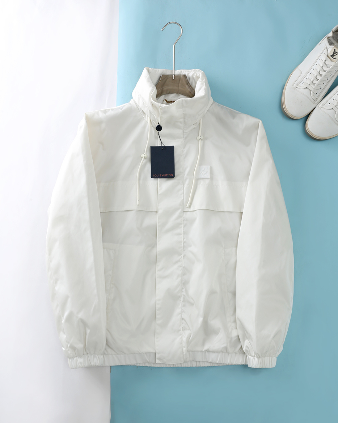 NO:528325,Lou…V Road*Deng 25FW early autumn new white tight woven nylon windproof zipper jacket, men's chest rubber logo decoration classic dark pattern old-fashioned patchwork storage hooded stand-up collar jacket jacket!  Trading companies have sparse channels and GW is on sale at the same time!  A world-renowned high-end luxury brand, with its unique design concept and exquisite craftsmanship, has always led the fashion trend!  It is made of customized tight nylon material, with a moderate thickness, a silky feel and a very shiny feel!  This fabric not only has good wind resistance, but also has comfortable wearing and strong breathability. It can provide you with the right temperature in spring and autumn or winter!  The rubber rubber on the chest of the clothes, matched with adjustable Monogram patterned hood with receptacle collar, reveals the brand meaning. The breathable mesh hole under the armpits, and is paired with customized engraved metal zippers for customer supply. The zipper head is engraved with exquisite brand logo, adding a unique charm!  This not only improves the practicality of the jacket, but also improves its overall sense of quality!  In addition, this jacket also adopts a stylish windproof style cut, equipped with a storage hooded stand collar design, and elastic elastic bulbs on the cuffs and hem, which not only ensures comfort in wearing, but also increases its windproofness, which can be easily controlled in business or casual occasions!  Article number QF59-1 Size 48/M-56/3XL 48 Shoulder width 49 bust 116 70 sleeves 63 50 Shoulder width 50 bust 120 71 sleeves 64 52 Shoulder width 51 bust 124 72 sleeves 64 54 Shoulder width 52 bust 128 73 sleeves 65 56 Shoulder width 53 bust 132 74 sleeves 65,,jackets & coats,jackets & coats,hats,alexander wang19860909Lou…V 路*登 25FW早秋新款白色密织尼龙材质防风拉链夹克,男士胸前橡胶徽标装饰经典暗纹老花拼接可收纳式连帽立领夹克外套！贸易公司渠道稀出,同步GW发售！享誉全球的高奢品牌,以其独特的设计理念和精湛的工艺制造,一直引领着时尚的潮流！ 采用客供定制的密织尼龙材质,厚度适中,手感丝滑,极具光泽感！这种面料不仅具有良好的防风性能,而且穿着舒适,透气性强,无论是在春秋还是冬季,都能为您提供适宜的温度！衣身胸前橡胶 Marque L.Vuitton Déposée 贴饰,搭配可收纳式衣领的可调节 Monogram 图案兜帽流露品牌意蕴.衣身腋下透气网孔,搭配客供定制的刻印金属拉链,拉链头刻有精致的品牌Logo,增添了一丝独特的韵味！这不仅提高了夹克的实用性,也提升了其整体的品质感！此外这款夹克还采用了时尚防风的版型剪裁,配有收纳式连帽立领设计,袖口和下摆则采用了松紧弹力束口,既保证了穿着的舒适度,又增加了其防风性无论是商务还是休闲场合,都能轻松驾驭！货号QF59-1 尺码48/M-56/3XL 48 肩宽49胸围116衣长70袖长63 50 肩宽50胸围120衣长71袖长64 52 肩宽51胸围124衣长72袖长64 54 肩宽52胸围128衣长73袖长65 56 肩宽53胸围132衣长74袖长65,,jackets & coats,jackets & coats,hats,alexander wang,Men's clothing