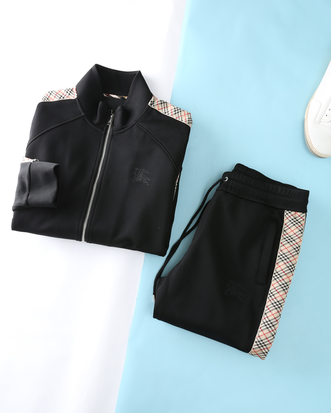 NO:568734,Don’t dismantle one set!  !  BBR Bar*li 25FW early autumn new air cotton sports suit, men's Jingdong plaid webbing splicing war horse badge embroidery stand collar zipper cardigan + straight casual pants sports suit!  Trading company channels are scarce, and GW is on sale simultaneously!  The B classic plaid series sports suit is a trendy tool that takes into account both fashion and comfort. It is a must-have for street fashionistas!  Imported Sportswear air-layer fabric is used. This fabric feels soft and has excellent resilience. It feels thick and has a fluffy and stylish upper body effect, bringing a light and comfortable wearing experience. It does not pill or fade, as if you are trapped in a cloud, enjoying a warm and moist touch like a cloud. Sportswear fabric is naturally delicate and has an airy feel, which can promote air circulation and keep you fresh and comfortable at all times. The iconic plaid stitching on the sides of the top and pants  The decoration shows a distinct sense of modernity and has become an enduring fashion icon. The most ingenious thing is that the brand’s classic war horse elements are cleverly integrated into the top design. Exquisite embroidery coexists with comfort, and the details show ingenuity. Stand-up collar zipper clip  The gram version is combined with the drawstring straight-leg sweatpants design and the slim-fitting three-dimensional cutting design. The upper body is very slim and stylish. The matching performance is super outstanding. It easily depicts the style and gives people a cool and handsome visual effect!  Sold as a set without splitting!  Item No. TZ16-JK Size 48/M-56/3XL Jacket 48 Sliding shoulder bust 106 Length 66 50 Sliding shoulder bust 110 Length 67 52 Sliding shoulder bust 114 Length 68 54 Sliding shoulder bust 118 Length 70 56 Sliding shoulder bust 122 Length 72 Pants 48 Waist 72-84  Hips 106 straight stop 29 pants length 100 50 waist 76-88 hips 110 straight stop 30 pants length 101 52 waist 80-92 hips 114 straight stop 30 pants length 102 54 waist 84-96 hips 118 straight stop 31 pants length 103 56 waist 88-100  Hips 122, straight stop 31, pants length 104, stuart   weitzman,jackets & coats,jackets & coats,alexander wang19860909一套不拆！！BBR 芭*力 25FW早秋新款空气棉质运动套装,男士京东格纹织带拼接战马徽章刺绣立领拉链开衫+直筒型休闲裤运动套装！贸易公司渠道稀出,同步GW发售！B经典格纹系列运动套装奉献,兼顾时尚感与舒适性的潮流利器,街头潮流人士必备推荐！ 采用客供进口Sportswear空气层面料,这种面料手感柔软且回弹性极佳,触感厚实,上身效果蓬松有型,带来轻盈舒适的穿着体验.它不起球、不掉色,仿佛让你陷入云朵之中,享受如云朵般的温润触感.Sportswear面料天然细腻,具有空气感,能够促进空气流通,让你时刻保持清新舒适.上衣侧面和裤身侧面的标志性格纹拼接装饰,展现出鲜明的现代感,成为经久不衰的时尚标志.最巧妙的是,品牌经典战马元素被巧妙融入上衣设计中,精美的刺绣与舒适性并存,细节之处彰显匠心独运.立领拉链夹克版型,结合抽绳直筒型卫裤设计,加上修身有度的版型立体裁剪设计,上身十分的显瘦有型,搭配性能超级的出色出彩,轻松的刻画风格段位,给人一种酷帅十足的视觉效果！成套发售不拆分！货号TZ16-JK 尺码48/M-56/3XL 外套 48 滑肩胸围106衣长66 50 滑肩胸围110衣长67 52 滑肩胸围114衣长68 54 滑肩胸围118衣长70 56 滑肩胸围122衣长72 裤子 48 腰围72-84 臀围106直挡29 裤长100 50 腰围76-88 臀围110直挡30 裤长101 52 腰围80-92 臀围114直挡30 裤长102 54 腰围84-96 臀围118直挡31 裤长103 56 腰围88-100 臀围122直挡31 裤长104,,stuart weitzman,jackets & coats,jackets & coats,alexander wang,Men's clothing