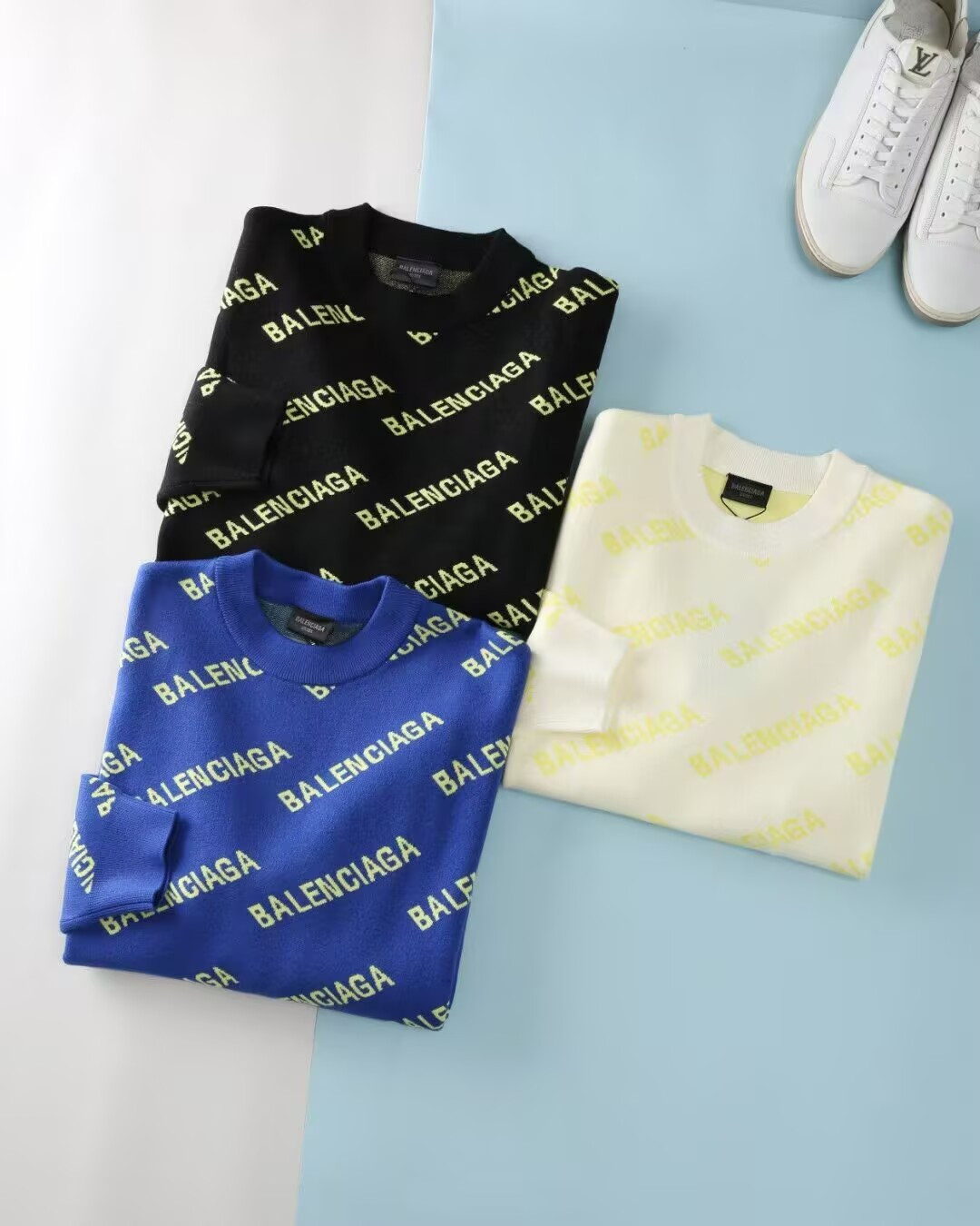 NO:607488,BA* family 2025FW new autumn and winter products, men's classic all-over yellow letter intarsia logo, fashionable and casual off-shoulder round neck sweater and sweater!  The trading company channel is rare, and it is released at the same time as GW. It is a very popular sweater. It has the most mainstream letter jacquard design today and the most fashionable and beautiful letter logo body. The overall body of the garment strongly expresses the autumn and winter all-over logo style!  Weaved with imported sheep wool yarn, the fabric has an extremely soft and waxy feel, is close to the skin, warm and breathable, and has excellent comfort. You can really put it down and want to wear it every day!  The body is covered with fluorescent yellow letter logo jacquard, and colorful yarns are used to create a more fashionable and dazzling visual effect. It is matched with a solid-color ribbed round neck, cuffs and hem. The style is elegant and high-end. The basic style has dropped shoulders and is cut in a slightly loose fit. It is an urban fashionable high-end item!  The color scheme is simple, sophisticated and restrained, generous and elegant, meeting all kinds of daily dressing needs. It looks great whether worn as an inner layer or on its own!  Item No. K65-JK Size 48/M-56/3XL 48 Shoulder width 54 Bust 106 Dress length 65 Sleeve length 52 50 Shoulder width 55 Bust 110 Dress length 66 Sleeve length 53 52 Shoulder width 56 Bust 114 Dress length 67 Sleeve length 54 54 Shoulder width 57 Bust 118 Dress length 68 Sleeve length 55 56  Shoulder width 58, bust 122, length 70, sleeve length 56,,sweaters,alexander wang19860909BA*世家 2025FW秋冬新品,男士经典满幅黄色字母嵌花标识时尚休闲落肩圆领毛衣针织衫！贸易公司渠道稀出,同步GW发售,汇聚超强人气的一款针织衫,当今最主流的字母提花设计,最时髦好看的字母Logo体,衣身整体强烈表达出秋冬满幅logo风格！ 采用客供进口绵羊毛纱线织造,面料拥有极致软糯的手感,贴肤保暖透气,具有优异的舒适性,真的可以让你爱不释手,恨不得天天穿在身上！衣身满幅荧光黄字母徽标提花,运用彩色纱线营造出更加时髦耀眼的视觉效果,搭配纯色罗纹圆领、袖口及下摆,款式优雅且高级,基础款落肩微宽松版型裁剪,,都市时髦高级单品！配色简约轻熟内敛,大方且优雅十足,满足日常各种穿搭需求,无论内搭还是单穿都非常出彩！ 货号K65-JK 尺码48/M-56/3XL 48 肩宽54胸围106衣长65袖长52 50 肩宽55胸围110衣长66袖长53 52 肩宽56胸围114衣长67袖长54 54 肩宽57胸围118衣长68袖长55 56 肩宽58胸围122衣长70袖长56,,sweaters,alexander wang,Men's clothing