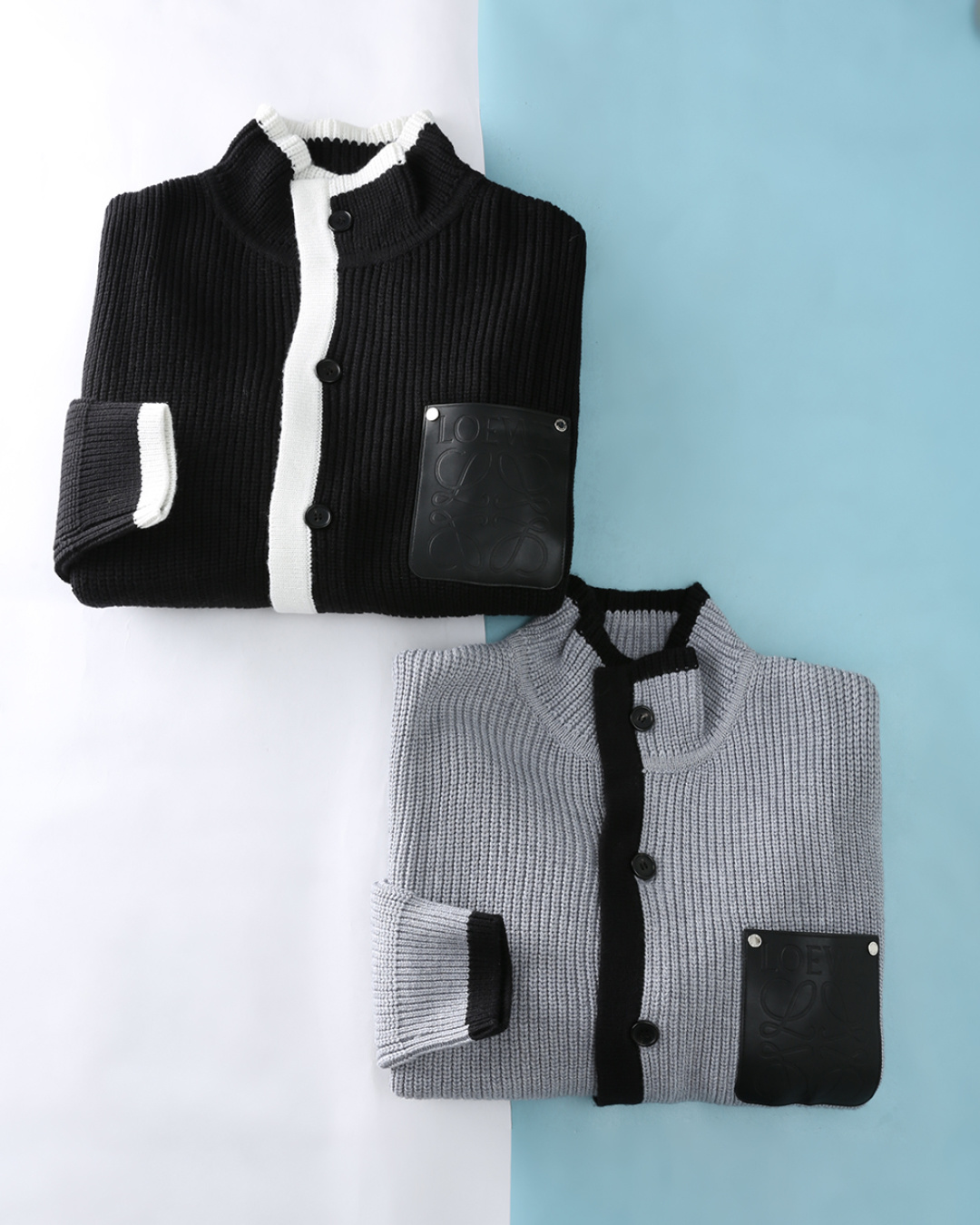 NO:607483,LOE Luo Yi* 2025FW new autumn and winter style, men's classic Anagram embossed leather pocket decoration on the chest, fashionable contrasting retro button knitted cardigan! The trading company has rare channels and is sold ahead of GW. The LW classic leather label cardigan is dedicated. With its unique charm, it has become an eternal classic in the fashion industry, allowing everyone who owns it to feel the perfect blend of luxury and elegance! Made of high-thread-count wool blended fabric, the natural warmth of wool and the softness of the fiber are perfectly balanced. It feels delicate and skin-friendly, and there is no thorny feeling even when worn close to the body. The iconic Anagram embossed leather decoration on the chest of the garment cleverly combines luxury and design, becoming the finishing touch of the look. It adopts a stand-up collar single-breasted cardigan structure. The neat stand-up collar design injects a smart atmosphere into the whole. The single row of black buttons are arranged longitudinally along the placket, which is both practical and decorative. The body silhouette is loose and moderate, which not only ensures the comfort of daily wear, but also easily creates a casual fashion tone. Item No. K115-JK Size 48/M-56/3XL 48 Shoulder width 57 Bust 114 Dress length 66 Sleeve length 55 50 Shoulder width 58 Bust 118 Dress length 67 Sleeve length 56 52 Shoulder width 59 Bust 122 Dress length 68 Sleeve length 57 54 Shoulder width 60 Bust 126 Dress length 70 Sleeve length 58 56 Shoulder width 61, bust 130, dress length 72, sleeve length 59,,loewe,loewe,alexander wang19860909LOE 罗意* 2025FW秋冬新款,男士胸前经典Anagram压纹皮革口袋装饰时尚撞色复古纽扣针织开衫！贸易公司渠道稀出,领先GW发售,LW经典皮标开衫奉献,它以其独特的魅力,成为了时尚界永恒的经典,让每一个拥有它的人都能感受到奢华与优雅的完美交融！ 选用高支数羊毛混纺面料,羊毛的天然保暖性与纤维的柔软度得到完美平衡,触感细腻亲肤,即便贴身穿著也无扎刺感.衣身胸前标志性Anagram压纹皮革装饰,将奢华感与设计感巧妙融合,成为造型的点睛之笔.采用立领单排扣开衫结构,利落的立领设计为整体注入干练气息,单排黑色纽扣沿门襟纵向排布,兼具实用性与装饰性.衣身廓形宽松有度,既保障日常穿搭的舒适感,又能轻松营造随性的时尚腔调.货号K115-JK 尺码48/M-56/3XL 48 肩宽57胸围114衣长66袖长55 50 肩宽58胸围118衣长67袖长56 52 肩宽59胸围122衣长68袖长57 54 肩宽60胸围126衣长70袖长58 56 肩宽61胸围130衣长72袖长59,,loewe,loewe,alexander wang,Men's clothing