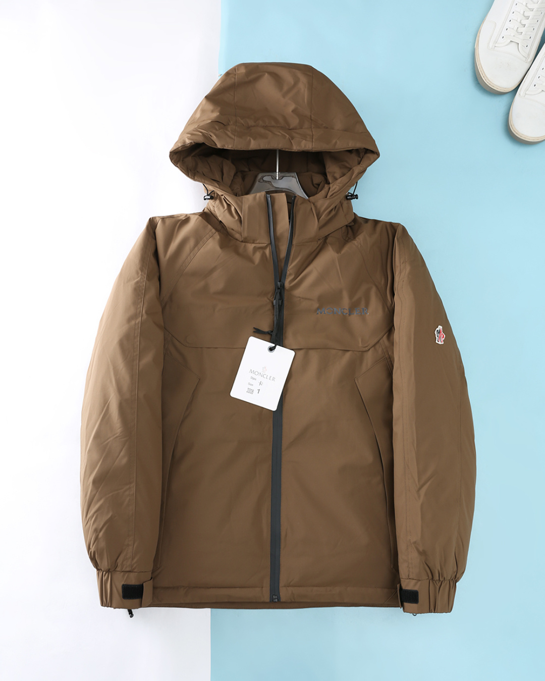 NO:623492,Mon* buckle 25FW new autumn and winter high-density nylon waterproof down jacket, men's classic printed logo fashion waterproof taped zipper detachable hooded stand collar down jacket jacket!  Trading company channels are rare, ahead of GW sales!  A classic that combines fashion and function, with its unique charm and excellent quality, it has become the focus of people's pursuit and the perfect spokesperson for fashion and warmth!  Made of custom-made high-density nylon material, it has excellent windproof performance and acts like an invisible barrier to block the cold wind, allowing you to feel warm and secure in the cold winter!  At the same time, it also has water-repellent properties. Whether it is fine rain or sudden snowflakes, it cannot easily penetrate, keeping your body dry at all times!  The interior is filled with 90% white duck down, allowing you to feel the warmth of spring even in cold weather!  The iconic letter logo print on the chest echoes with the classic badges on the sleeves and arms, highlighting your pursuit of quality and fashion, making you stand out from the crowd!  Customized fully-glued waterproof zipper to ensure sealing performance and prevent cold wind intrusion!  With a detachable hooded stand-up collar, you can switch between different styles at will according to your outfit needs!  Simple yet elegant, with smooth and natural lines, it can well modify the body shape. Whether paired with jeans or casual pants, it can easily create different fashion styles!  Item No. 3308-D Size 1/M-5/3XL 1 Sliding shoulder bust 114 Length 70 2 Sliding shoulder bust 118 Length 71 3 Sliding shoulder bust 122 Length 72 4 Sliding shoulder bust 126 Length 73 5 Sliding shoulder bust 130 Length 74,,jeans,jackets & coats,jackets & coats,down jacket,hats,alexander  wang19860909Mon*扣 25FW秋冬新款高密度尼龙防水羽绒夹克,男士经典印花标识时尚防水压胶拉链可拆卸连帽立领羽绒服夹克外套！贸易公司渠道稀出,领先GW发售！一款集时尚与功能于一身的经典之作,以其独特的魅力与卓越的品质,成为人们竞相追逐的焦点,与时尚和温暖的完美代言人！ 采用客供定制高密度尼龙材质,它拥有出色的防风性能,就像一道无形的屏障,将凛冽的寒风阻挡在外,让你在寒风凛冽的冬日里也能感受到温暖与安心！同时它还具备拒水特性,无论是细密的雨丝还是突如其来的雪花,都无法轻易渗透,始终保持你身体的干爽！内里填充其中的90白鸭绒,让你在寒冷的天气里也能感受到如春日般的温暖！衣身胸前标志性字母标识印花,与袖臂经典徽章相呼应,彰显着你对品质与时尚的追求,让你在人群中脱颖而出！客供定制的全压胶防水拉链,确保密封性能,防止冷风侵入！搭配可拆卸式连帽立领造型,可根据穿搭需求随意切换不同风格！简洁而不失大气,线条流畅自然,能够很好地修饰身形,无论是搭配牛仔裤还是休闲裤,都能轻松营造出不同的时尚风格！货号3308-D 尺码1/M-5/3XL 1 滑肩胸围114衣长70 2 滑肩胸围118衣长71 3 滑肩胸围122衣长72 4 滑肩胸围126衣长73 5 滑肩胸围130衣长74,,jeans,jackets & coats,jackets & coats,down jacket,hats,alexander wang,Men's clothing