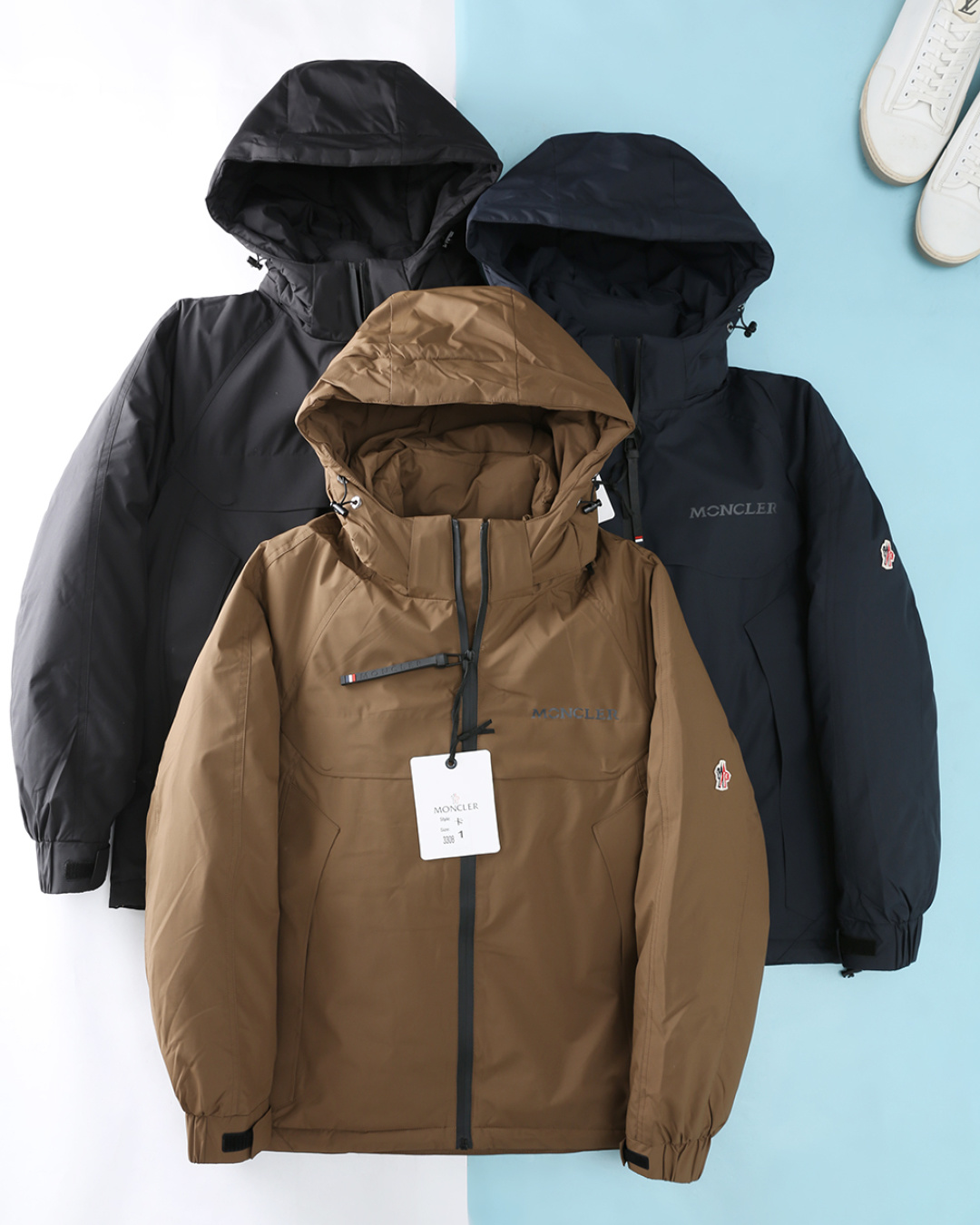 NO:623498,Mon* buckle 25FW new autumn and winter high-density nylon waterproof down jacket, men's classic printed logo fashion waterproof taped zipper detachable hooded stand collar down jacket jacket!  Trading company channels are rare, ahead of GW sales!  A classic that combines fashion and function, with its unique charm and excellent quality, it has become the focus of people's pursuit and the perfect spokesperson for fashion and warmth!  Made of custom-made high-density nylon material, it has excellent windproof performance and acts like an invisible barrier to block the cold wind, allowing you to feel warm and secure in the cold winter!  At the same time, it also has water-repellent properties. Whether it is fine rain or sudden snowflakes, it cannot easily penetrate, keeping your body dry at all times!  The interior is filled with 90% white duck down, allowing you to feel the warmth of spring even in cold weather!  The iconic letter logo print on the chest echoes with the classic badges on the sleeves and arms, highlighting your pursuit of quality and fashion, making you stand out from the crowd!  Customized fully-glued waterproof zipper to ensure sealing performance and prevent cold wind intrusion!  With a detachable hooded stand-up collar, you can switch between different styles at will according to your outfit needs!  Simple yet elegant, with smooth and natural lines, it can well modify the body shape. Whether paired with jeans or casual pants, it can easily create different fashion styles!  Item No. 3308-D Size 1/M-5/3XL 1 Sliding shoulder bust 114 Length 70 2 Sliding shoulder bust 118 Length 71 3 Sliding shoulder bust 122 Length 72 4 Sliding shoulder bust 126 Length 73 5 Sliding shoulder bust 130 Length 74,,jeans,jackets & coats,jackets & coats,down jacket,hats,alexander  wang19860909Mon*扣 25FW秋冬新款高密度尼龙防水羽绒夹克,男士经典印花标识时尚防水压胶拉链可拆卸连帽立领羽绒服夹克外套！贸易公司渠道稀出,领先GW发售！一款集时尚与功能于一身的经典之作,以其独特的魅力与卓越的品质,成为人们竞相追逐的焦点,与时尚和温暖的完美代言人！ 采用客供定制高密度尼龙材质,它拥有出色的防风性能,就像一道无形的屏障,将凛冽的寒风阻挡在外,让你在寒风凛冽的冬日里也能感受到温暖与安心！同时它还具备拒水特性,无论是细密的雨丝还是突如其来的雪花,都无法轻易渗透,始终保持你身体的干爽！内里填充其中的90白鸭绒,让你在寒冷的天气里也能感受到如春日般的温暖！衣身胸前标志性字母标识印花,与袖臂经典徽章相呼应,彰显着你对品质与时尚的追求,让你在人群中脱颖而出！客供定制的全压胶防水拉链,确保密封性能,防止冷风侵入！搭配可拆卸式连帽立领造型,可根据穿搭需求随意切换不同风格！简洁而不失大气,线条流畅自然,能够很好地修饰身形,无论是搭配牛仔裤还是休闲裤,都能轻松营造出不同的时尚风格！货号3308-D 尺码1/M-5/3XL 1 滑肩胸围114衣长70 2 滑肩胸围118衣长71 3 滑肩胸围122衣长72 4 滑肩胸围126衣长73 5 滑肩胸围130衣长74,,jeans,jackets & coats,jackets & coats,down jacket,hats,alexander wang,Men's clothing