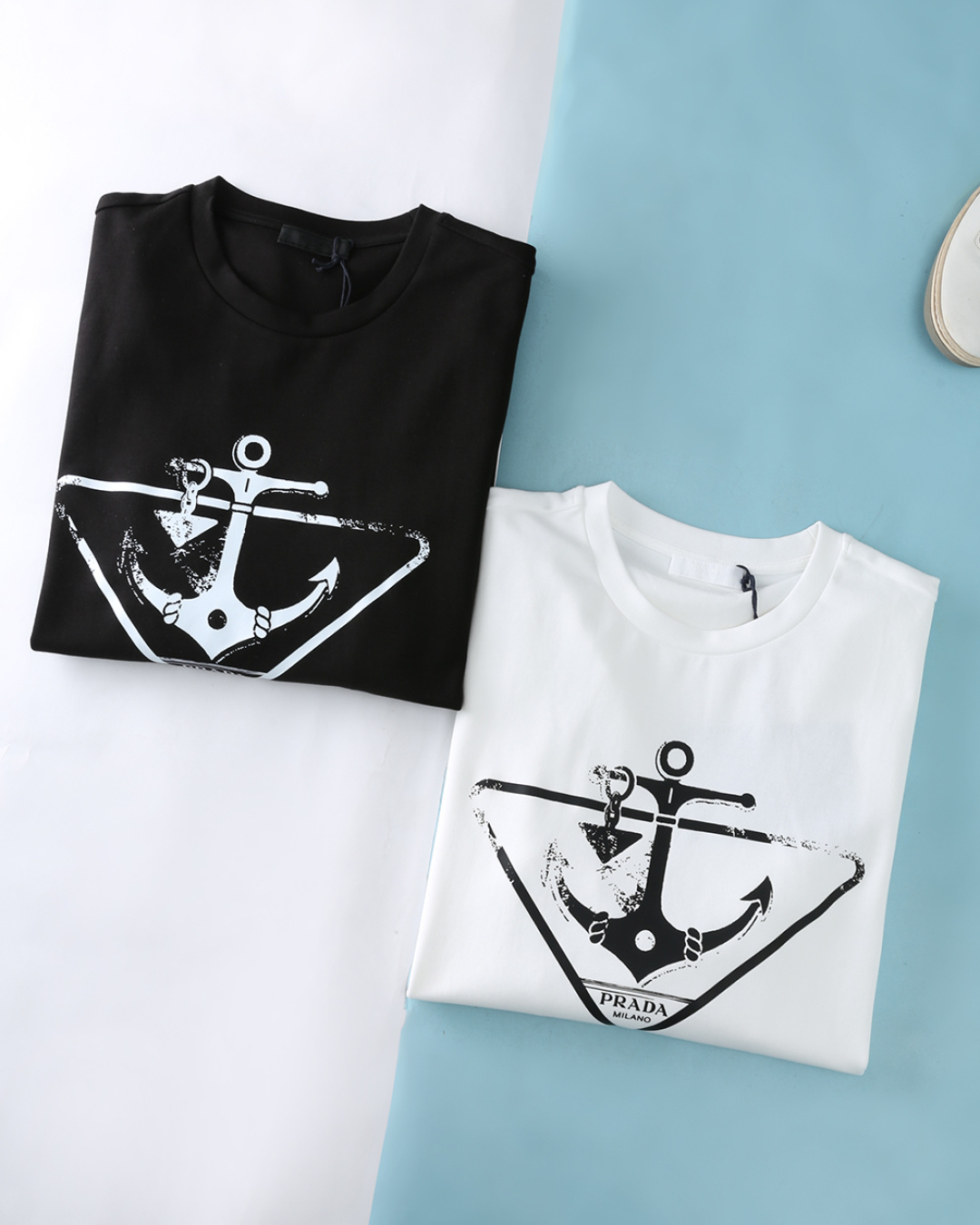 NO:607515,PA*la 25FW new autumn and winter imported water soft cotton basic round neck long Tee, men's anchor deconstructed triangle logo printed logo casual long-sleeved T-shirt bottoming shirt!  Trading company channels are scarce, and GW is on sale simultaneously!  The P family’s essential basic base layer for commuting, the overall style is simple and high-end, a perfect fusion of fashion and comfort!  Carefully selected imported 260g high-density water-soft cotton fabric supplied by customers. The fabric is not only comfortable and delicate, has excellent warmth retention performance, but also has been treated with anti-static technology. It feels soft, full of cotton, and has a porcelain and bone-like texture. The chest of the garment is decorated with a unique anchor deconstructed triangular logo pattern, paired with the classic letter logo. It is carefully crafted using imported thick offset printing technology. The pattern is three-dimensional and full, with clearly visible patterns on the surface of the letters.  The details are carefully considered to make the overall design eye-catching and full of texture. Such a fashionable and novel design will definitely gain the love and pursuit of countless fans. The basic white and black colors are simple yet high-end, making it the best choice for daily casual wear. The overall texture is special and the touch is amazing and comfortable. You can recognize its high-end quality at a glance, and you can easily wear it with a sense of style, allowing you to show your unique fashion charm in any occasion. Item No. 3220  Size 48/M-56/3XL 48 Shoulder width 43 Bust 100 Dress length 66 Sleeve length 60 50 Shoulder width 45 Bust 104 Dress length 67 Sleeve length 61 52 Shoulder width 47 Bust 108 Dress length 68 Sleeve length 62 54 Shoulder width 49 Bust 112 Dress length 70 Sleeve length 63 56  Shoulder width 51, bust 116, length 72, sleeve length 64, tees, t-shirt, alexander wang19860909PA*拉 25FW秋冬新款进口水柔棉基础圆领长Tee,男士船锚解构式三角标印花标识休闲长袖T恤打底衫！贸易公司渠道稀出,同步GW发售！P家通勤必备款基础打底衫奉献,整体风格简约而高级,是时尚与舒适的完美融合！ 精心选用客供进口260g高密水柔棉面料,面料不仅舒适细腻、保暖性能出色,更经过抗静电工艺处理,触感柔顺、棉感十足,质感瓷实且富有骨感.衣身胸前采用独特的船锚解构式三角标图案装饰,搭配经典的字母Logo,运用进口厚实胶印技术精心打造,图案立体饱满,字母表面清晰可见的纹理细节,让整体设计吸睛且质感十足.如此时尚新颖的设计,必将收获无数粉丝的喜爱与追捧.基础的白黑两色,简约而不失高级感,是日常休闲百搭的不二之选.整体质感特别,触感惊人舒适,一眼便能辨识出其高端品质,轻松穿出格调感,让您在任何场合都能展现出独特的时尚魅力.货号3220 尺码48/M-56/3XL 48 肩宽43胸围100衣长66袖长60 50 肩宽45胸围104衣长67袖长61 52 肩宽47胸围108衣长68袖长62 54 肩宽49胸围112衣长70袖长63 56 肩宽51胸围116衣长72袖长64,,tees，t-shirt,alexander wang,Men's clothing