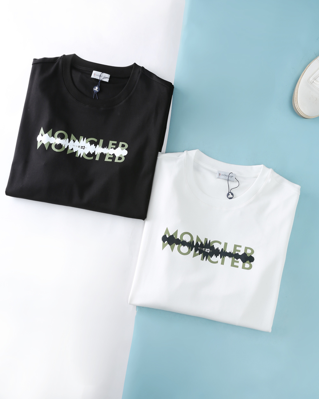 NO:607521,Mon* buckle 25FW new high-density water-soft cotton long-sleeved T-shirt for autumn and winter, men's silhouette letter printed logo fashionable and versatile long-sleeved T-shirt base layer!  Trading company channels are scarce, and GW is on sale simultaneously!  M's new bottoming shirt has become a breath of fresh air in the fashion industry with its high-quality fabrics, unique design and comfortable wearing experience!  Selected and imported 260g high-density water-soft cotton fabrics are selected from customers. The fabrics are not only comfortable and delicate, with excellent thermal performance, but also treated with anti-static technology. They are soft to the touch, full of cotton, and have a porcelain and bone-like texture. Paired with the classic ribbed round neck design, it not only enhances the overall fashion sense of the T-shirt, but also provides  Excellent fit and comfort, close-fitting but not tight, and a great wearing experience. The front of the garment is printed with a symmetrical forest silhouette letter logo, and is embellished with the classic felt badge logo on the sleeves and arms. It shows personality in simplicity and adds a unique artistic flavor to the trend. Item No. 5126  Size 48/M-56/3XL 48 Shoulder width 43 Bust 100 Dress length 66 Sleeve length 60 50 Shoulder width 45 Bust 104 Dress length 67 Sleeve length 61 52 Shoulder width 47 Bust 108 Dress length 68 Sleeve length 62 54 Shoulder width 49 Bust 112 Dress length 70 Sleeve length 63 56  Shoulder width 51, bust 116, length 72, sleeve length 64, tees, t-shirt, alexander wang19860909Mon*扣 25FW秋冬新款高密水柔棉长袖T恤,男士剪影字母印花标识时尚百搭长袖T恤打底衫！贸易公司渠道稀出,同步GW发售！M家新款打底衫以其优质的面料,独特的设计和舒适的穿着体验,成为了时尚界的一股清流！ 精选客供进口260g高密水柔棉面料,面料不仅舒适细腻、保暖性能卓越,还经过抗静电工艺处理,触感柔顺、棉感十足,质感瓷实且富有骨感.搭配经典的罗纹圆领设计,不仅增强了T恤的整体时尚感,还提供了卓越的贴合度与舒适度,贴身而不紧绷,穿着体验感极佳.衣身正面采用对称的树林剪影字母标识印花,搭配袖臂上的经典毛毡徽章Logo点缀,简约之中彰显个性,潮流之中增添一抹独特的艺术气息.货号5126 尺码48/M-56/3XL 48 肩宽43胸围100衣长66袖长60 50 肩宽45胸围104衣长67袖长61 52 肩宽47胸围108衣长68袖长62 54 肩宽49胸围112衣长70袖长63 56 肩宽51胸围116衣长72袖长64,,tees，t-shirt,alexander wang,Men's clothing