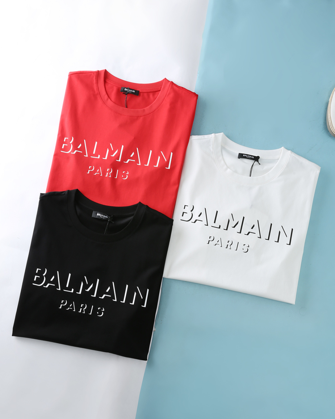 NO:746353,BM*man 26SS new spring and summer high-count mercerized cotton round-neck short T-shirt, men's vintage letter printed logo on the chest, fashionable and casual short-sleeved T-shirt!  Trading company channels are scarce, and GW is on sale simultaneously!  With a simple yet stylish design, it interprets the classic charm of the brand!  The imported high-count and high-density 80-count double-strand mercerized cotton fabric is selected and supplied by customers. It has a soft, waxy and delicate texture and can be rolled over ordinary fabrics on the market. It has good moisture absorption and breathability, and is close to the skin for an extremely comfortable wearing experience!  The chest of the garment is decorated with Vintage's iconic print and is embellished with contrasting graphic elements, which not only enriches the overall visual hierarchy, but also skillfully integrates the brand's classic logo with modern art aesthetics, becoming an eye-catching visual focus. The classic fit is neatly cut, not tight and not procrastinating, perfectly highlighting the wearer's neat style. Whether worn as an inner layer or worn alone when going out, it is a classic must-have item that shows off taste. Item No. 5 Size 48/M-56/3XL  48 Shoulder width 43 Bust 100 Clothing length 66 Sleeve length 21 50 Shoulder width 45 Bust 104 Clothing length 67 Sleeve length 22 52 Shoulder width 47 Bust 108 Clothing length 68 Sleeve length 23 54 Shoulder width 49 Bust 112 Clothing length 70 Sleeve length 24 56 Shoulder width 51 Bust 116 Clothing length 72 Sleeve length 25,, T-shirt, tees, t-shirt,19860909BM *曼 26SS春夏新款高支丝光棉圆领短Tee,男士胸前字母Vintage印花标识时尚休闲短袖T恤衫！贸易公司渠道稀出,同步GW发售！以简约而不失格调的设计,诠释品牌经典魅力！ 甄选客供进口高支高密80支双股丝光棉面料,软糯细腻的出色质感,可随意碾压市面普通面料,吸湿透气性佳,贴肤带来极致舒适的穿着体验！衣身胸前饰以Vintage 标志性印花,叠加撞色图案元素点缀,不仅丰富了整体视觉层次,更将品牌经典标识与现代艺术美学巧妙融合,成为吸睛的视觉焦点.经典合身版型剪裁利落有度,不紧绷不拖沓,完美凸显穿着者的利落格调.无论是作为内搭叠穿,还是单穿出门,都是彰显品味的经典必备单品.货号5 尺码48/M-56/3XL 48 肩宽43胸围100衣长66袖长21 50 肩宽45胸围104衣长67袖长22 52 肩宽47胸围108衣长68袖长23 54 肩宽49胸围112衣长70袖长24 56 肩宽51胸围116衣长72袖长25,,T-shirt,tees，t-shirt,,Men's clothing