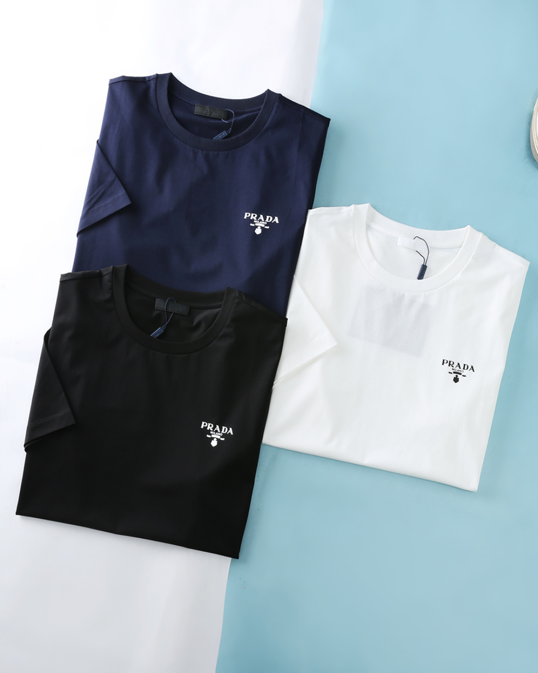 NO:746370,PA*La 26SS new spring and summer basic casual solid color high count double mercerized cotton round neck short Tee, men's chest letter offset logo business casual short-sleeved T-shirt!  Trading company channels are scarce, and GW is on sale simultaneously!  The versatile and durable classic short T-shirt is now online. It is a style that will never go out of style and will last forever!  It is made of custom-woven 80s double-strand mercerized cotton material. The fabric feels light, soft and waxy, smooth and elastic. The upper body comfort is absolutely comparable to the high-end texture of ordinary pure cotton materials!  The chest is decorated with offset printing of the brand's iconic letters, inheriting the core of the century-old brand spirit. It can be called a classic element that will never go out of style, and is fully recognizable in a low-key manner. The basic and casual round-neck cut has a simple and neat overall style, which is not afraid of controlling any body shape and shape, and can meet all kinds of dressing needs!  This is a classic item that is both in good condition and timeless. There is no reason to refuse it. It is highly recommended to everyone with 5 stars!  Item No. 2601 Size 48/M-56/3XL 48 Shoulder width 43 Bust 100 Dress length 67 Sleeve length 21 50 Shoulder width 45 Bust 104 Dress length 68 Sleeve length 22 52 Shoulder width 47 Bust 108 Dress length 69 Sleeve length 23 54 Shoulder width 49 Bust 112 Dress length 70 Sleeve length 24 56  Shoulder width 51, bust 116, length 72, sleeve length 25, T-shirt, tees, t-shirt,19860909PA*拉 26SS春夏新款基础休闲纯色高支双丝光棉圆领短Tee,男士胸前字母胶印标识商务休闲短袖T恤衫！贸易公司渠道稀出,同步GW发售！百搭又耐穿的经典短Tee上线,任何时候穿都不会过时的款式,经久弥新！ 客供定织80s双股丝光棉材质制成,面料手感轻薄软糯,触感爽滑且富有弹力,上身舒适度绝对普通纯棉材质可媲美的高级质感！胸前缀以品牌标志性字母胶印装饰,传承百年品牌精神内核,堪称永不过时的经典元素,低调之中尽显辨识度.基础休闲的圆领版型剪裁,整体风格简约利落,无惧任何身材与体型的驾驭,能够满足各种穿搭需求！这种品相佳又不过时的经典单品,根本没有任何可以拒绝的理由,超5星推荐给大家！货号2601 尺码48/M-56/3XL 48 肩宽43胸围100衣长67袖长21 50 肩宽45胸围104衣长68袖长22 52 肩宽47胸围108衣长69袖长23 54 肩宽49胸围112衣长70袖长24 56 肩宽51胸围116衣长72袖长25,,T-shirt,tees，t-shirt,,Men's clothing