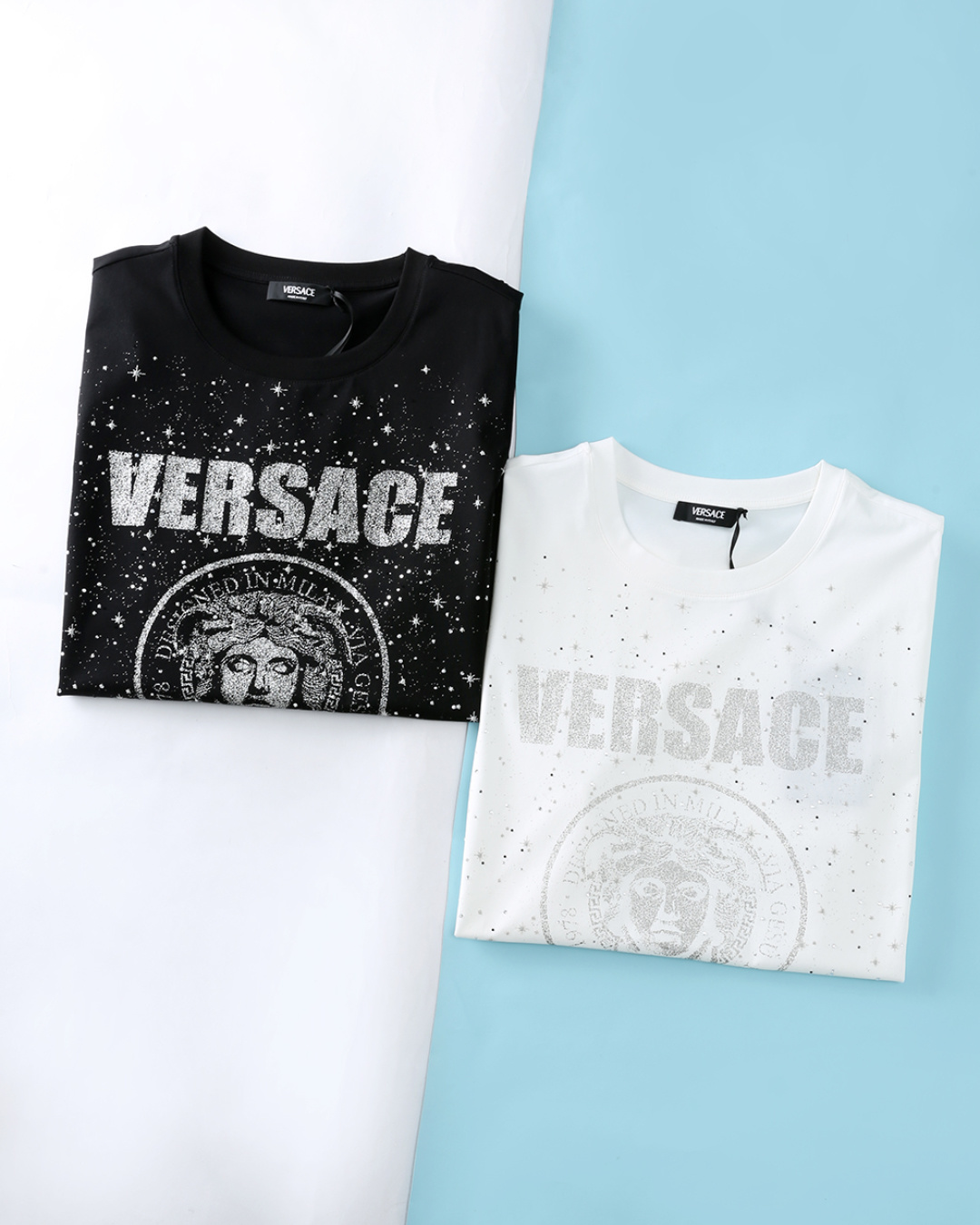 NO:746345,Ver*thinker 256SS new spring and summer high-count mercerized cotton round-neck short-sleeved T-shirt, men's classic Medusa Rock star-studded diamond logo fashion casual round-neck short-sleeved T-shirt!  Trading company channels are scarce, and GW is on sale simultaneously!  This single product continues the brand's consistent style and is highly classy and luxurious!  The imported high-count and high-density 80-count double-strand mercerized cotton fabric is selected and supplied by customers. It has a soft, waxy and delicate texture and can be rolled over ordinary fabrics on the market. It has good moisture absorption and breathability, and is close to the skin for an extremely comfortable wearing experience!  The Medusa pattern, which is a fusion of crystal, printing and offset printing, is ingeniously presented on the front of the garment. The luxurious texture is vividly interpreted. The gleaming visual effect shows the high-end luxury style even without the upper body. The exquisite design spreading outward from the center of the pattern brings a shocking visual impact like being in the vast starry sky, which is full of eye-catching index. The classic round neck version is neatly cut, without complicated dressing skills, and can easily adapt to various styles. Item No. 2807  Size 48/M-56/3XL 48 Shoulder width 43 Bust 100 Dress length 68 Sleeve length 21 50 Shoulder width 45 Bust 104 Dress length 69 Sleeve length 22 52 Shoulder width 47 Bust 108 Dress length 70 Sleeve length 23 54 Shoulder width 49 Bust 112 Dress length 71 Sleeve length 24 56  Shoulder width 51, bust 116, length 72, sleeve length 25, T-shirt, tees, t-shirt,19860909Ver*思者 256SS春夏新款高支丝光棉圆领短Tee,男士经典Medusa Rock满天星烫钻标识时尚休闲圆领短袖T恤衫！贸易公司渠道稀出,同步GW发售！该单品延续了品牌一贯的风格做派,极具档次彰显奢华气息！ 甄选客供进口高支高密80支双股丝光棉面料,软糯细腻的出色质感,可随意碾压市面普通面料,吸湿透气性佳,贴肤带来极致舒适的穿着体验！衣身正面匠心呈现水晶、印花、胶印三重工艺融合的 Medusa 图案,奢雅质感演绎得淋漓尽致.熠熠生辉的视觉效果,未上身便已尽显高奢格调；以图案中心向外扩散的精妙设计,更带来如置身浩瀚星空般的震撼视觉冲击力,吸睛指数满分.经典圆领版型剪裁利落,无需繁复穿搭技巧,轻松适配各种风格.货号2807 尺码48/M-56/3XL 48 肩宽43胸围100衣长68袖长21 50 肩宽45胸围104衣长69袖长22 52 肩宽47胸围108衣长70袖长23 54 肩宽49胸围112衣长71袖长24 56 肩宽51胸围116衣长72袖长25,,T-shirt,tees，t-shirt,,Men's clothing