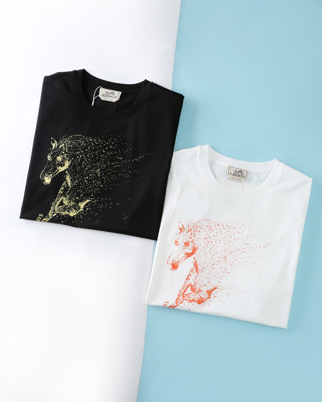 NO:746362,He Emma* 26SS early spring Year of the Horse limited edition, men's running horse element printed logo fashionable and casual pullover short-sleeved T-shirt!  Trading company channels are rare, ahead of GW sales!  A subtle fusion of French elegance and Chinese zodiac aesthetics, it is a light luxury item with great collection value in the wardrobe. The imported high-count and high-density 80-count double-strand mercerized cotton fabric is selected for customers. It has a soft, waxy and delicate texture and can be rolled over ordinary fabrics on the market. It has good moisture absorption and breathability, and is close to the skin for an extremely comfortable wearing experience!  The chest of the garment is decorated with a contrasting printed pattern of galloping horses, with unique scattered light spots converging into the agile outline of a horse. The brand letter logo is cleverly integrated into the horse's hooves, and the design is ingeniously hidden. The brand leather label on the back is embossed and stitched, echoing the front printing, and the contrasting colors are full of visual impact. It perfectly blends modern urban style with minimalist aesthetics and instantly brightens up the overall look. The classic and versatile version has no wear threshold. Wear it with casual pants or shorts alone to instantly create a casual and stylish daily style!  Item No. 3003 Size 48/M-56/3XL 48 Shoulder width 43 Bust 100 Dress length 67 Sleeve length 21 50 Shoulder width 45 Bust 104 Dress length 68 Sleeve length 22 52 Shoulder width 47 Bust 108 Dress length 69 Sleeve length 23 54 Shoulder width 49 Bust 112 Dress length 70 Sleeve length 24 56  Shoulder width 51, bust 116, length 72, sleeve length 25, hermes, shorts, T-shirt, tees, t-shirt,19860909He爱玛* 26SS早春马年限定款,男士奔马元素印花标识时尚时尚休闲套头短袖T恤衫！贸易公司渠道稀出,领先GW发售！将法式奢雅与中式生肖美学精妙融合,是衣橱中极具收藏价值的轻奢单品. 甄选客供进口高支高密80支双股丝光棉面料,软糯细腻的出色质感,可随意碾压市面普通面料,吸湿透气性佳,贴肤带来极致舒适的穿着体验！衣身胸前饰以撞色奔马元素印花图案,以独特的糜散光斑聚合成骏马灵动轮廓,马蹄处巧妙融入品牌字母标识,设计巧思暗藏；背后品牌皮标压花缝合,与正面印花遥相呼应,撞色视觉冲击感拉满,将摩登都市格调与极简审美完美融合,瞬间点亮整体造型.经典百搭版型不设穿搭门槛,搭配休闲裤或短裤单穿,即刻塑造随性有型的日常风范！货号3003 尺码48/M-56/3XL 48 肩宽43胸围100衣长67袖长21 50 肩宽45胸围104衣长68袖长22 52 肩宽47胸围108衣长69袖长23 54 肩宽49胸围112衣长70袖长24 56 肩宽51胸围116衣长72袖长25,,hermes,shorts,T-shirt,tees，t-shirt,,Men's clothing