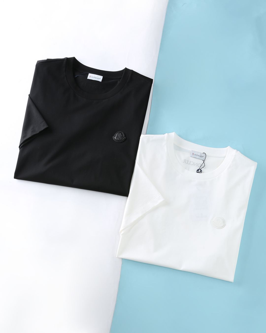 NO:746359,Mon* buckle 26SS new spring and summer high count mercerized cotton round neck short T-shirt, men's chest leather badge decoration fashionable basic versatile short-sleeved T-shirt! Trading company channels are scarce, and GW is on sale simultaneously! M's latest minimalist style solid color short T-shirt, with unique logo embellishment, is very eye-catching and recognizable, it is worth buying and recommending! The imported high-count and high-density 80-count double-strand mercerized cotton fabric is selected and supplied by customers. It has a soft, waxy and delicate texture and can be rolled over ordinary fabrics on the market. It has good moisture absorption and breathability, and is close to the skin for an extremely comfortable wearing experience! The chest is decorated with a leather logo badge of the same color as the body, and the letter logo prints on the back collar and hem echo the brand logo and sense of class. The entire T-shirt is simple and elegant, showing off its taste. The double-layer rib stitching process and two-color stitching further enhance the overall sense of quality, showing exquisite craftsmanship and durability. The basic fit-fitting cut can be matched with any outfit in your wardrobe at will, and you are not afraid to wear it alone! Item No. 6106 Size 48/M-56/3XL 48 Shoulder width 43 Bust 100 Dress length 68 Sleeve length 21 50 Shoulder width 45 Bust 104 Dress length 69 Sleeve length 22 52 Shoulder width 47 Bust 108 Dress length 70 Sleeve length 23 54 Shoulder width 49 Bust 112 Dress length 71 Sleeve length 24 56 Shoulder width 51, bust 116, length 72, sleeve length 25, T-shirt, tees, t-shirt,19860909Mon*扣 26SS春夏新款高支丝光棉圆领短Tee,男士胸前皮革徽章装饰时尚基础款百搭短袖T恤衫！贸易公司渠道稀出,同步GW发售！M家最新款极简风纯色短Tee,别出心裁的徽标点缀,非常看点与辨识度,非常值得入手推荐！ 甄选客供进口高支高密80支双股丝光棉面料,软糯细腻的出色质感,可随意碾压市面普通面料,吸湿透气性佳,贴肤带来极致舒适的穿着体验！衣身胸前饰衣身同色皮标徽章,后领与下摆处字母标识印花相呼应,彰显品牌标识与档次感,整件T恤简洁大气,尽显品味.双层罗口缝合工艺,搭配双色拼接走线,进一步提升整体品质感,展现精湛工艺与耐用性.基础合身版型裁剪,能够随心所欲的搭配起你衣櫉里的任何着装,单穿内搭都无不畏惧！货号6106 尺码48/M-56/3XL 48 肩宽43胸围100衣长68袖长21 50 肩宽45胸围104衣长69袖长22 52 肩宽47胸围108衣长70袖长23 54 肩宽49胸围112衣长71袖长24 56 肩宽51胸围116衣长72袖长25,,T-shirt,tees，t-shirt,,Men's clothing