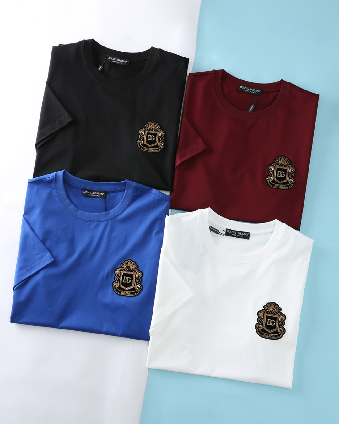 NO:746356,Dol*Banna 26SS new spring and summer high count double-sided mercerized cotton round neck short T-shirt, men's chest DG crown Indian silk badge decoration fashionable casual short-sleeved T-shirt!  Trading company channels are scarce, and GW is on sale simultaneously!  DG's most representative classic T-shirt, a simple, good-looking and easy-to-wear basic style, a casual upper body dressing guide!  The imported high-count and high-density 80-count double-strand mercerized cotton fabric is selected and supplied by customers. It has a soft, waxy and delicate texture and can be rolled over ordinary fabrics on the market. It has good moisture absorption and breathability, and is close to the skin for an extremely comfortable wearing experience!  The iconic DG crown Indian silk badge decoration on the chest is the finishing touch. It not only highlights the nobility and uniqueness of the brand, but also perfectly blends with the overall retro tone, creating a strong sense of time that is unforgettable at a glance!  The classic basic silhouette is clean and simple, regardless of body shape or style, and perfectly balances casual and sophisticated style. Paired with jeans of the same series, you can instantly become a walking fashion benchmark and show off your style!  Item No. 6410 Size 48/M-56/3XL 48 Shoulder width 43 Bust 100 Dress length 67 Sleeve length 21 50 Shoulder width 45 Bust 104 Dress length 68 Sleeve length 22 52 Shoulder width 47 Bust 108 Dress length 69 Sleeve length 23 54 Shoulder width 49 Bust 112 Dress length 70 Sleeve length 24 56  Shoulder width 51, bust 116, length 72, sleeve length 25, jeans, T-shirt, tees, t-shirt,19860909Dol杜*班纳 26SS春夏新款高支双面丝光棉圆领短Tee,男士胸前DG皇冠印度丝徽章装饰时尚休闲短袖T恤衫！贸易公司渠道稀出,同步GW发售！DG最具代表性的经典T恤衫,简单好看又好穿的基础款式,不挑人的上身穿着指南着装！ 甄选客供进口高支高密80支双股丝光棉面料,软糯细腻的出色质感,可随意碾压市面普通面料,吸湿透气性佳,贴肤带来极致舒适的穿着体验！衣身胸前标志性DG皇冠印度丝徽章装饰,更是点睛之笔,它不仅彰显了品牌的尊贵与独特,还与整体的复古色调完美融合,营造出一种浓厚的岁月感,让人一眼难忘！经典基础版型剪裁利落简约,不挑身形与风格,完美平衡休闲随性与精致考究的穿搭格调.搭配同系列牛仔裤,即刻化身行走的时尚标杆,尽显型格风范！货号6410 尺码48/M-56/3XL 48 肩宽43胸围100衣长67袖长21 50 肩宽45胸围104衣长68袖长22 52 肩宽47胸围108衣长69袖长23 54 肩宽49胸围112衣长70袖长24 56 肩宽51胸围116衣长72袖长25,,jeans,T-shirt,tees，t-shirt,,Men's clothing