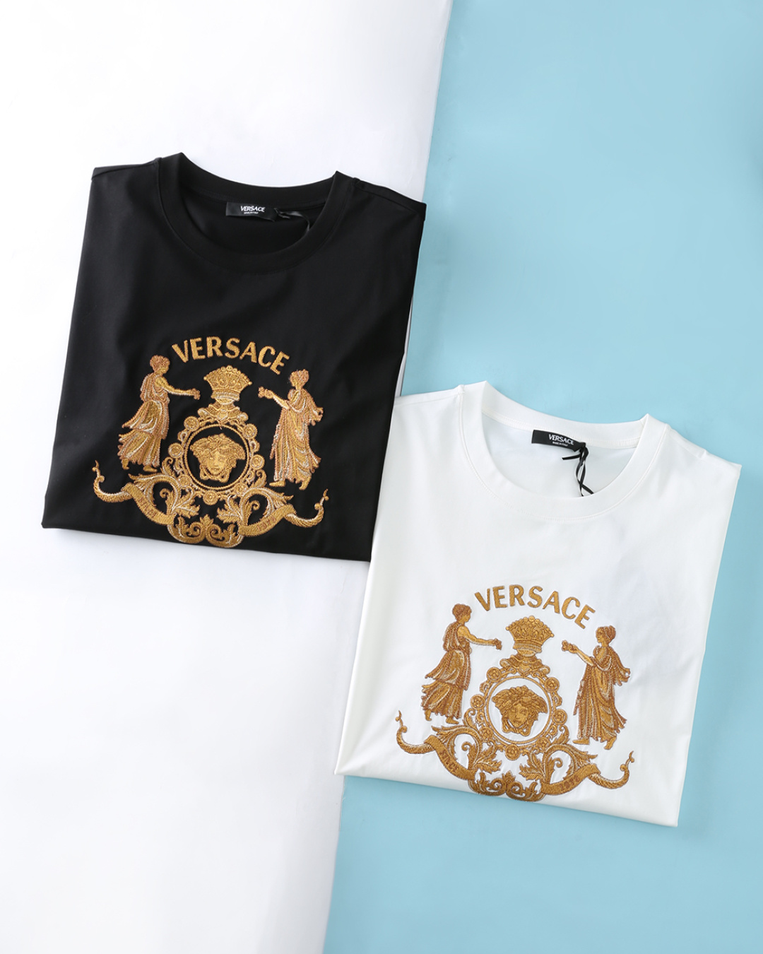 NO:735809,Ver*thinker 26SS new spring and summer high-count mercerized cotton round-neck short T-shirt, men's Hall of Heroes Crest golden yellow embroidery pattern fashionable casual short-sleeved T-shirt!  Trading company channels are scarce, and GW is on sale simultaneously!  A classic luxury brand deeply ingrained in everyone's hearts, with rare pure blood quality and a new Medusa element design, it will definitely become a hot item!  It is made of imported 80-count double-ply cotton plain knitted fabric, with high-density ribbing on the neckline and custom-dyed in the same vat to ensure no color difference. The entire T-shirt fabric is more comfortable and skin-friendly than you imagine. The upper body is refreshing, breathable and not stuffy, and the appearance is absolutely invincible!  The golden embroidery on the front of the body is the core logo, including Medusa's head, symmetrical figures and Baroque patterns. It is a heavy-craft embroidery with strong visual impact. The fit-fitting version is neatly cut, not tight or procrastinating, and perfectly highlights the wearer's neat style. Whether worn as an inner layer or worn alone, it is a classic must-have item to show your taste. Item No. 2804 Size 48/M-56/3XL 48  Shoulder width 43 Bust 100 Dress length 68 Sleeve length 21 50 Shoulder width 45 Bust 104 Dress length 69 Sleeve length 22 52 Shoulder width 47 Bust 108 Dress length 70 Sleeve length 23 54 Shoulder width 49 Bust 112 Dress length 71 Sleeve length 24 56 Shoulder width 51 Bust 116 Dress length 72 Sleeve length 25,, T-shirt, tees, t-shirt,19860909Ver*思者 26SS春夏新款高支丝光棉圆领短Tee,男士Hall of Heroes Crest金黄色刺绣图案时尚休闲短袖T恤衫！贸易公司渠道稀出,同步GW发售！深深印入众人心中的经典奢华品牌,难得一见的纯正血统品质,焕新的美杜莎元素设计,绝对会成为炽手可热的热门单品！ 选用客供进口80支双股棉质平纹针织面料制成,领口高密罗纹拼接,同缸定染保证无色差,整件T恤面料舒适亲肤程度绝对超乎你的想象,上身清爽透气不闷热,品相绝对堪称无敌！衣身正面金黄色刺绣是核心标识,包含美杜莎头像、对称人物形象与巴洛克花纹,属于重工艺刺绣,视觉冲击力强.搭配合身版型剪裁利落有度,不紧绷不拖沓,完美凸显穿着者的利落格调.无论是作为内搭叠穿,还是单穿出门,都是彰显品味的经典必备单品.货号2804 尺码48/M-56/3XL 48 肩宽43胸围100衣长68袖长21 50 肩宽45胸围104衣长69袖长22 52 肩宽47胸围108衣长70袖长23 54 肩宽49胸围112衣长71袖长24 56 肩宽51胸围116衣长72袖长25,,T-shirt,tees，t-shirt,,Men's clothing