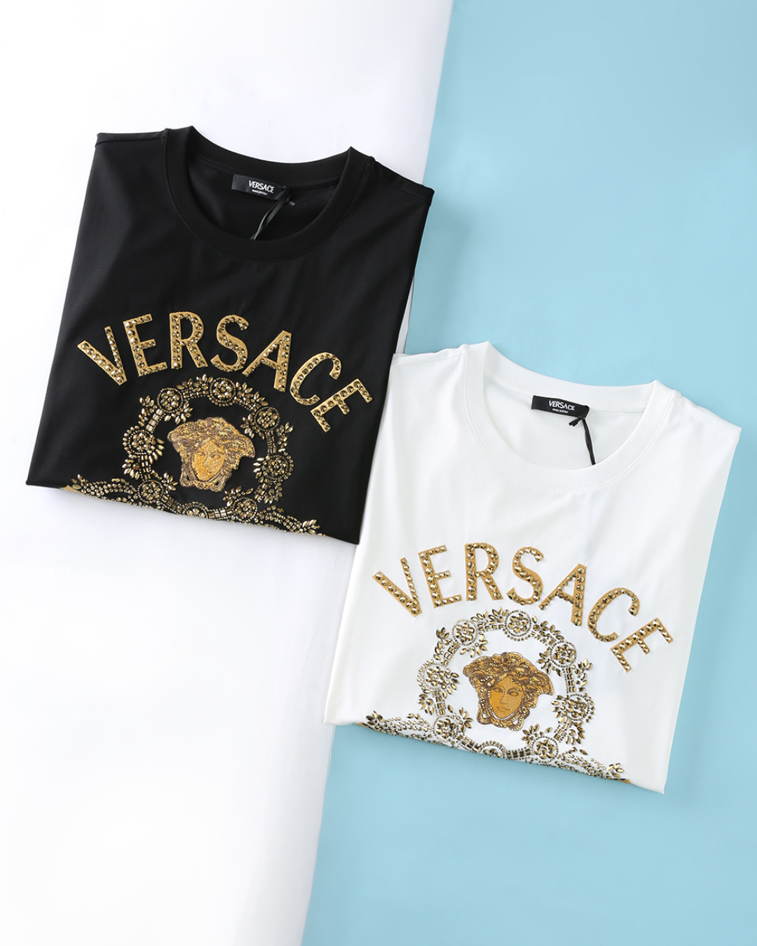 NO:735804,Ver*thinker 26SS new spring and summer high count mercerized cotton round neck short Tee, men's Hall of Heroes Crest crystal & embroidery fashionable casual short-sleeved T-shirt!  Trading company channels are scarce, and GW is on sale simultaneously!  A classic luxury brand deeply ingrained in everyone's hearts, with rare pure blood quality and a new Medusa element design, it will definitely become a hot item!  It is made of imported 80-count double-ply cotton plain knitted fabric, with high-density ribbing on the neckline and custom-dyed in the same vat to ensure no color difference. The entire T-shirt fabric is more comfortable and skin-friendly than you imagine. The upper body is refreshing, breathable and not stuffy, and the appearance is absolutely invincible!  The front of the body is decorated with the Hall of Heroes Crest pattern, with crystal decoration and embroidery decoration. The 'gilt luxury' is directly understood by it. The rhinestone embroidery is dense and exquisite, the Medusa head is blingbling in the light, and the arrangement of each diamond is very exquisite, giving it a sense of heavy industry!  The classic fit is neatly cut, not tight or draggy, and perfectly highlights the wearer's neat style. Whether worn as a layer or worn alone, it is a classic must-have item that shows your taste. Item No. 2805 Size 48/M-56/3XL 48 Shoulder width 43 Bust 100 Clothing length 67 Sleeve length 21 50 Shoulder width 45 Bust 104 Clothing length 68 Sleeve length 22  52 Shoulder width 47 Bust 108 Clothing length 69 Sleeve length 23 54 Shoulder width 49 Bust 112 Clothing length 70 Sleeve length 24 56 Shoulder width 51 Bust 116 Clothing length 72 Sleeve length 25,, T-shirt, tees, t-shirt,19860909Ver*思者 26SS春夏新款高支丝光棉圆领短Tee,男士Hall of Heroes Crest水晶&刺绣时尚休闲短袖T恤衫！贸易公司渠道稀出,同步GW发售！深深印入众人心中的经典奢华品牌,难得一见的纯正血统品质,焕新的美杜莎元素设计,绝对会成为炽手可热的热门单品！ 选用客供进口80支双股棉质平纹针织面料制成,领口高密罗纹拼接,同缸定染保证无色差,整件T恤面料舒适亲肤程度绝对超乎你的想象,上身清爽透气不闷热,品相绝对堪称无敌！衣身正面饰有Hall of Heroes Crest图案,搭配水晶装饰和刺绣装饰,“鎏金奢华感”直接被它玩明白了,水钻刺绣密集又精致,美杜莎头像在光下blingbling,每一颗钻的排布都很精致,重工感拉满！经典合身版型剪裁利落有度,不紧绷不拖沓,完美凸显穿着者的利落格调.无论是作为内搭叠穿,还是单穿出门,都是彰显品味的经典必备单品.货号2805 尺码48/M-56/3XL 48 肩宽43胸围100衣长67袖长21 50 肩宽45胸围104衣长68袖长22 52 肩宽47胸围108衣长69袖长23 54 肩宽49胸围112衣长70袖长24 56 肩宽51胸围116衣长72袖长25,,T-shirt,tees，t-shirt,,Men's clothing