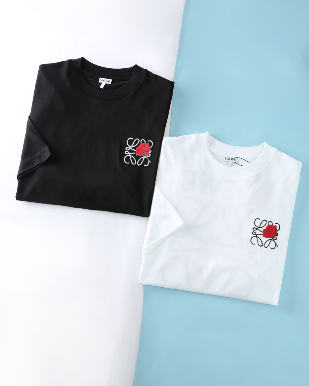 NO:838479,LOE Luo Yi* 26SS new spring and summer thin and breathable stretch cotton round-neck short T-shirt, the same style for men and women with poppy embroidered logo, fashionable loose short-sleeved T-shirt!  Trading company channels are rare, ahead of GW sales!  LW classic logo T-shirt is not only a simple piece of clothing, but also the perfect combination of fashion attitude and exquisite craftsmanship!  When you wear it, you feel as if you are wearing a sense of confidence and elegance, and you will shine with your own brilliance on the stage of life!  The fabric is made of imported mercerized cloud cotton, which is not only soft and comfortable to the touch, but also has excellent breathability, keeping your skin dry and comfortable even in the hot summer!  The body is decorated with the Angeram intarsia embroidery logo on the chest, paired with poppy embroidery design, with double exquisite details intertwined, and the large Angeram brand letter three-dimensional logo embroidery on the back echoes, which not only enhances the recognition of the high-end luxury brand, but also visually revitalizes the fashion tension, which can be called the finishing touch of the design. OS  The loose off-shoulder version is casual and does not pick on the body shape. It can be easily used for street strolls and casual gatherings. It can easily create an atmospheric look and show unique fashion taste. Item No. 1816-JK Size 48/M-56/3XL (loose version ~ can wear up to 230 pounds) 48 Shoulder width 51 Bust 106 Clothing length 68 Sleeve length 23 50 Shoulder width 52 Bust 110 Clothing length 69 Sleeve length 24 52  Shoulder width 53 Bust 114 Clothing length 70 Sleeve length 24 54 Shoulder width 54 Bust 118 Clothing length 71 Sleeve length 25 56 Shoulder width 55 Bust 122 Clothing length 72 Sleeve length 25,,loewe,loewe,T-shirt,tees,t-shirt,19860909LOE 罗意* 26SS春夏新款轻薄透气弹力棉布圆领短Tee,男女同款虞美人刺绣徽标时尚宽松短袖T恤衫！贸易公司渠道稀出,领先GW发售！LW经典徽标T恤,不仅仅是一件简单的衣物,更是时尚态度与精湛工艺的完美结合！当你穿上它,就仿佛穿上了一份自信与优雅,在人生的舞台上绽放出属于自己的光彩！ 面料方面采用了客供进口丝光云朵棉,不仅触感柔软舒适,透气性也极佳,即使在炎炎夏日也能保持肌肤的干爽与自在！衣身胸前饰以Angeram 嵌花刺绣标识,搭配虞美人刺绣设计,双重精致细节交织,后背硕大Angeram品牌字母立体徽标刺绣相呼应,不仅拉满高奢品牌辨识度,更在视觉上焕活时尚张力,堪称设计上的点睛之笔.OS 宽松落肩版型,随性不挑身形,街头漫步、休闲聚会皆可轻松驾驭,轻松打造氛围感造型,彰显独到时尚品味.货号1816-JK 尺码48/M-56/3XL（宽松版~最大可以穿230斤） 48 肩宽51胸围106衣长68袖长23 50 肩宽52胸围110衣长69袖长24 52 肩宽53胸围114衣长70袖长24 54 肩宽54胸围118衣长71袖长25 56 肩宽55胸围122衣长72袖长25,,loewe,loewe,T-shirt,tees，t-shirt,,Men's clothing