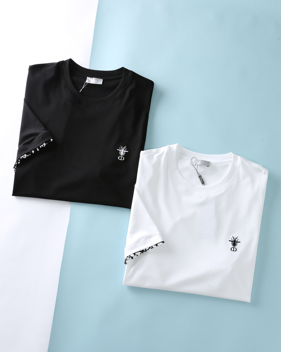 NO:838495,Didi* 26SS new spring and summer soft and silky skin-friendly cotton round neck short Tee, men's basic versatile short-sleeved T-shirt with CD bee embroidery logo on the chest!  Trading company channels are rare, ahead of GW sales!  CD’s counter is an evergreen item. It is not only a simple piece of clothing, but also a symbol of fashion attitude and excellent quality. Every detail demonstrates the brand’s unremitting pursuit of refinement and elegance!  The fabric is made of carefully selected high-quality cotton materials (recommended by Fabric Controllers). This fabric is soft and skin-friendly, and fits like a second layer of skin, allowing people to feel a rare coolness and comfort in the hot summer!  Its unique breathable texture design gives the wearer an unprecedented comfortable experience!  The chest of the dress is embellished with classic CD bee elements, which is exquisite and durable; the cuffs are matched with contrasting Optical printed pinstripes, which are rich in details and reshape the high-end texture. The solid color base is clean and neat, and the overall eye-catching and stylish look. The fit-fitting tailoring design is neither too loose to make you drag nor too tight to make you feel restrictive. This just-right version can perfectly fit the body curve and show off the wearer's figure advantages!  Item No. 1869-JK Size 48/M-56/3XL 48 Shoulder width 43 Bust 100 Dress length 69 Sleeve length 21 50 Shoulder width 45 Bust 104 Dress length 70 Sleeve length 22 52 Shoulder width 47 Bust 108 Dress length 71 Sleeve length 23 54 Shoulder width 49 Bust 112 Dress length 72 Sleeve length 24 56  Shoulder width 51, bust 116, length 73, sleeve length 25, dior, T-shirt, tees, t-shirt,19860909Di迪* 26SS春夏新款软糯丝滑亲肤棉质圆领短Tee,男士胸前CD蜜蜂刺绣徽标基础百搭短袖T恤衫！贸易公司渠道稀出,领先GW发售！CD家柜台常青款单品奉献,它不仅仅是一件简单的衣物,更是时尚态度与卓越品质的象征,每一处细节都彰显着品牌对精致与优雅的不懈追求！ 面料方面精选了的优质棉质材料（面料控推荐）这种面料触感柔软亲肤,仿佛第二层肌肤般贴合,让人在炎炎夏日也能感受到一份难得的清凉与舒适！其独特的透气肌理设计,更是赋予了穿着者前所未有的舒适体验！衣身胸前点缀经典 CD 蜜蜂元素,精致耐看；袖口搭配对比鲜明的 Optical 印花细条纹,细节层次丰富,重塑高级质感.纯色基底干净利落,整体吸睛又显格调.合身版型裁剪设计,既不会过于宽松显得拖沓,也不会过于紧身让人感到拘束,这种恰到好处的版型能够完美地贴合身体曲线,展现出穿着者的身材优势！货号1869-JK 尺码48/M-56/3XL 48 肩宽43胸围100衣长69袖长21 50 肩宽45胸围104衣长70袖长22 52 肩宽47胸围108衣长71袖长23 54 肩宽49胸围112衣长72袖长24 56 肩宽51胸围116衣长73袖长25,,dior,T-shirt,tees，t-shirt,,Men's clothing