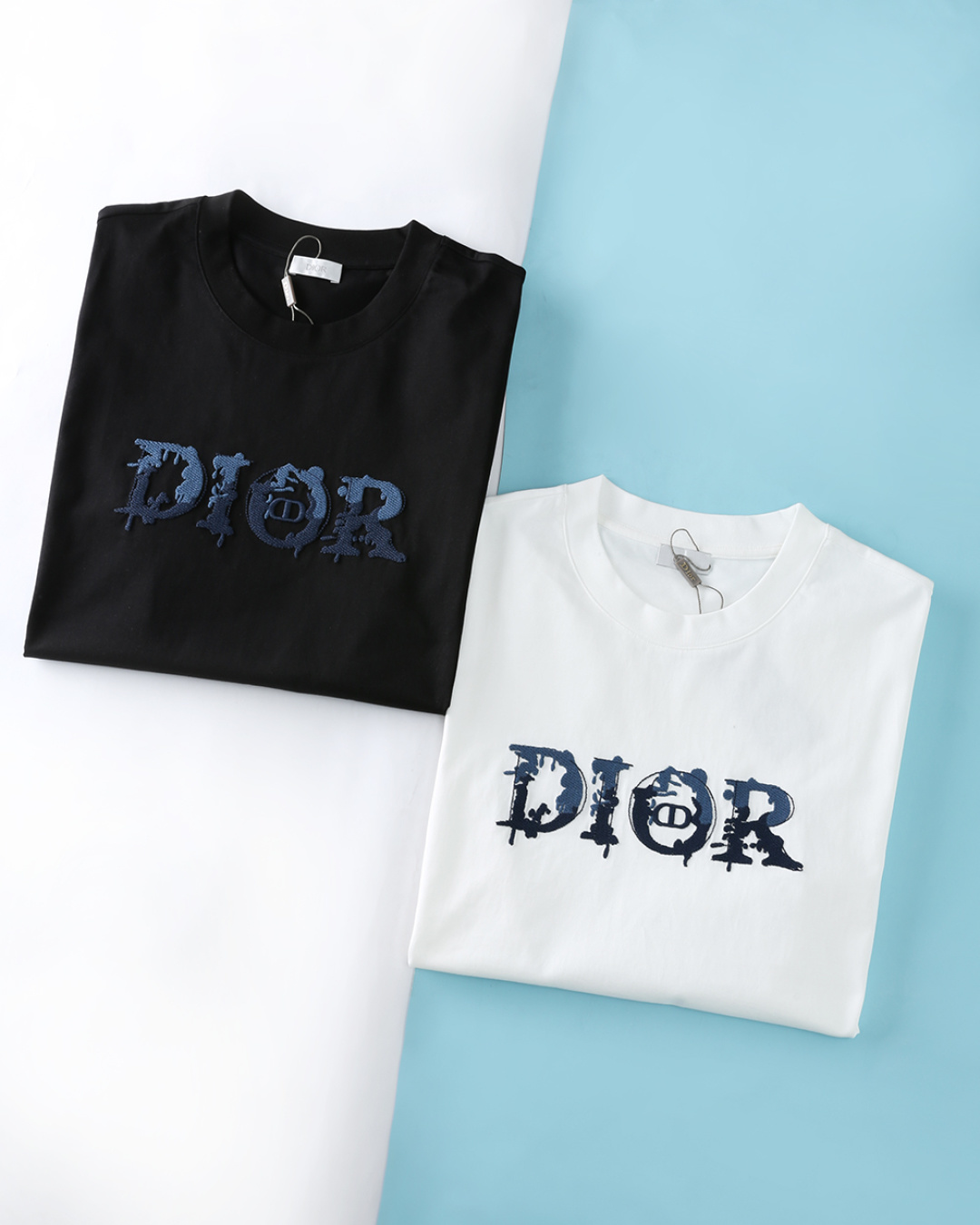 NO:849443,Didi* 26SS new spring and summer new jersey cotton basic round neck short T-shirt, the same style for men and women with three-dimensional letters and color-blocking embroidery logo, fashionable loose short-sleeved T-shirt!  Trading company channels are rare, ahead of GW sales!  In the vast ocean of fashion, there are always some items that can stand out with their unique design and excellent quality and become the focus of everyone's attention!  The plain cotton material supplied by customers is selected, with a warm and delicate touch, dry and smooth texture, and a tight and fine texture. The upper body is light and breathable, comfortable and not tight, and has both skin-friendly experience and neat silhouette support. The front of the body is made of three-dimensional distressed embroidery, which combines towel embroidery and random stitch embroidery techniques. The stitches are treated with irregular frayed raw edges to restore the natural damaged texture of vintage washes and interpret the brand's retro aesthetics. The word 'DIOR' is embroidered in dark and light gradient denim blue thread, matching the iconic logo.  The 'CD' badge forms a distinct retro contrast on the solid color body, with a unique texture. The embroidery has its own grainy and raw edge texture, with a simple and layered touch, breaking the monotony of flat embroidery and showing a casual street atmosphere. Loose OS  The version is not specific to your body shape and can be easily controlled with zero matching threshold. This craftsmanship is highly consistent with the design language of Dior's street fashion series, which combines brand recognition, retro accents and cool temperament. It is a textured item that combines classic and contemporary trends. Item number H2616-JK Size 48/M-56/3XL (loose version ~ can wear up to 230 pounds) 48 Shoulder width 51 Bust 106 Clothing length 69 Sleeve length 23 50  Shoulder width 52 Bust 110 Clothing length 70 Sleeve length 24 52 Shoulder width 53 Bust 114 Clothing length 71 Sleeve length 24 54 Shoulder width 54 Bust 118 Clothing length 72 Sleeve length 25 56 Shoulder width 55 Bust 122 Clothing length 73 Sleeve length 25,, dior, dior, T-shirt, tees, t-shirt,19860909Di迪* 26SS春夏新款平纹针织棉布基础圆领短Tee,男女同款立体字母拼色刺绣标识时尚宽松短袖T恤衫！贸易公司渠道稀出,领先GW发售！在时尚的浩瀚海洋中,总有一些单品能凭借独特的设计与卓越的品质脱颖而出,成为众人瞩目的焦点！ 甄选客供平纹棉材质,触感温润细腻、干爽平滑,肌理紧实细密,上身轻盈透气、舒适不紧绷,兼具亲肤体验与利落版型支撑.衣身正面采用立体做旧刺绣,融合毛巾绣与乱针绣工艺,针脚做不规则磨损毛边处理,还原复古水洗自然破损质感,诠释品牌复古美学.深浅渐变牛仔蓝线绣制 “DIOR” 字样,搭配标志性 “CD” 徽章,在纯色衣身形成鲜明复古撞色,质感独特.刺绣自带颗粒与毛边肌理,触感质朴有层次,打破平面刺绣单调,尽显随性街头氛围.宽松 OS 版型不挑身形,零搭配门槛即可轻松驾驭.该工艺与迪奥街头潮流系列设计语言高度契合,兼具品牌辨识度、复古腔调与潮酷气质,是融合经典与当代潮流的质感单品.货号H2616-JK 尺码48/M-56/3XL（宽松版~最大可以穿230斤） 48 肩宽51胸围106衣长69袖长23 50 肩宽52胸围110衣长70袖长24 52 肩宽53胸围114衣长71袖长24 54 肩宽54胸围118衣长72袖长25 56 肩宽55胸围122衣长73袖长25,,dior,dior,T-shirt,tees，t-shirt,,Men's clothing