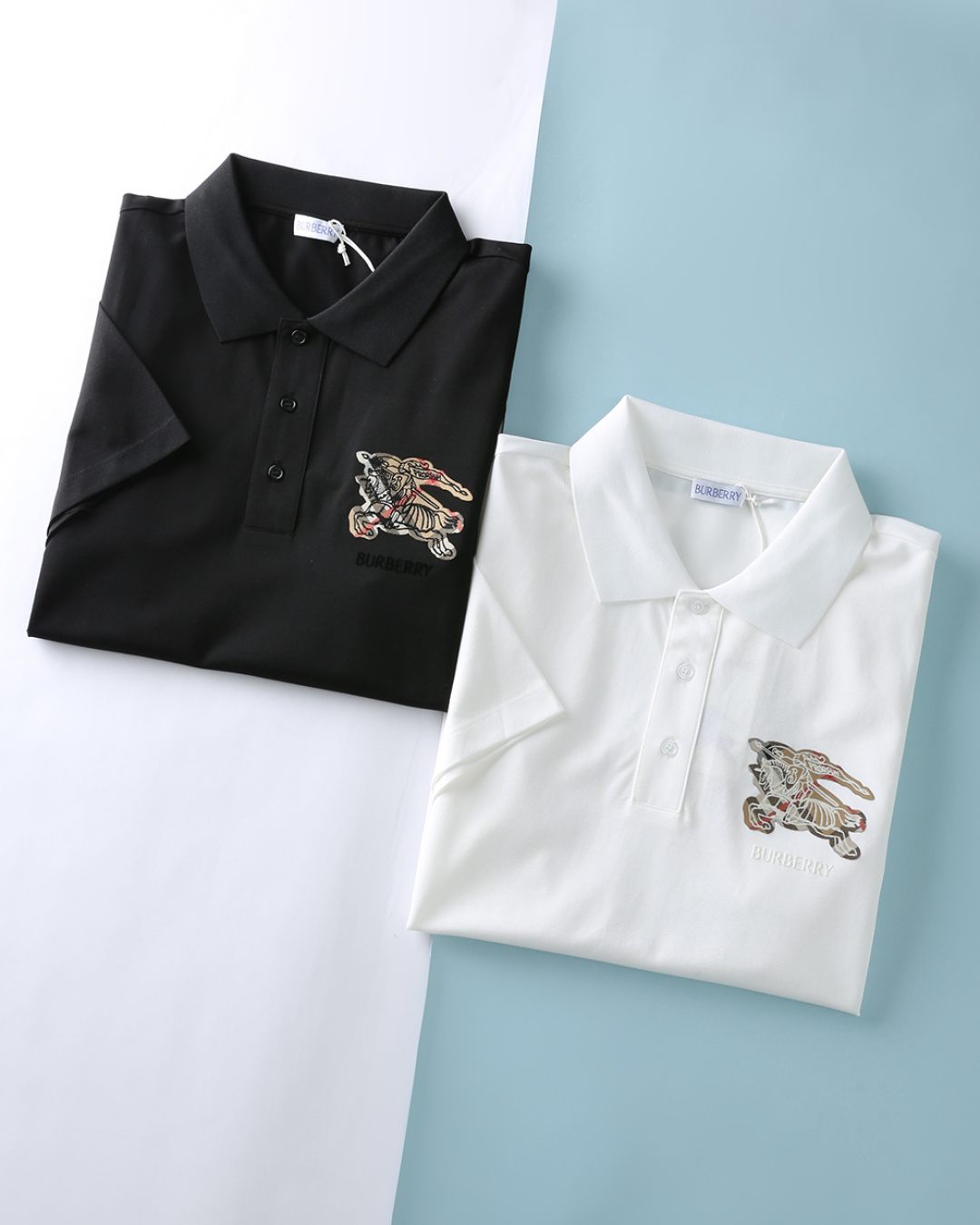 NO:848915,Burberry 26SS new spring and summer 60-count double-strand mercerized piqué cotton lapel short-sleeved, men's casual short-sleeved Polo shirt with plaid war horse patch pattern on the chest!  Trading company channels are scarce, and GW is launching B simultaneously!  In 26 years, B family has dedicated a new Polo shirt, combining the iconic war horse and plaid elements to create an exquisite and unique new item!  The imported 60-count double-strand mercerized pique cotton fabric not only feels silky and skin-friendly, making people feel like the spring breeze, but also has excellent breathability and moisture absorption properties, keeping the body dry and comfortable even in the hot summer!  The front of the garment is embellished with eye-catching equestrian knight patch + letter flocking print, and the patch war horse is outlined with the brand's iconic plaid elements. The craftsmanship is complex and cumbersome, and at the same time it reveals a full sense of British style. The style is simple and elegant, and it will look full of aura on anyone wearing it!  Basic and regular lapel Polo shirt cut, suitable for both business and leisure wear, fashionable and elegant!  M-4XL,,burberry,T-shirt,19860909巴宝莉26SS春夏新款60支双股丝光珠地棉翻领短袖,男士胸前格纹战马贴布图案装饰休闲短袖Polo衫！贸易公司渠道稀出,同步GW发售B！26年B家全新Polo衫奉献,标志性战马和格纹元素相结合,打造出精致独到的全新单品！ 选用客供进口60支双股丝光珠地棉质面料,不仅触感丝滑亲肤,让人仿佛感受到了春日微风的轻拂,更具备了出色的透气吸湿性能,即便是炎炎夏日,也能保持身体的干爽舒适！衣身前幅亮眼的马术骑士贴布+字母植绒印花点缀,贴布战马以品牌标志性格纹元素进行勾勒,工艺复杂繁琐,同时透露着满满的英伦格调感,风格简约大气,任谁上身都气场十足！基础常规的翻领Polo衫版型剪裁,无论商务休闲搭配皆宜,时尚得体、气质高雅！ M-4XL,,burberry,T-shirt,,Men's clothing