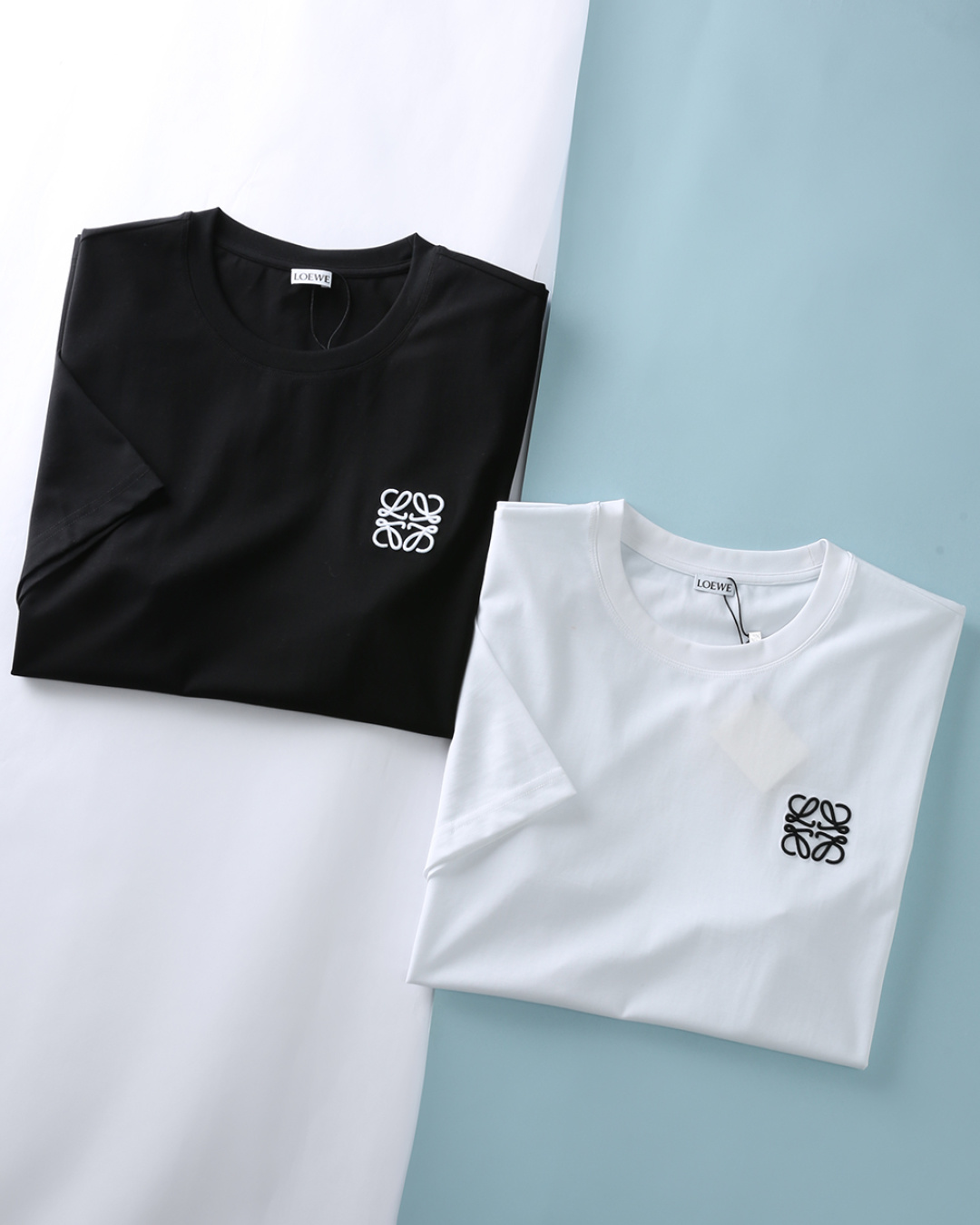 NO:836632,LOE Luo Yi* 26SS new spring and summer high-quality mercerized cotton basic round neck short Tee, men's casual pullover short-sleeved T-shirt with contrasting color three-dimensional logo embroidery on the chest!  Trading company channels are scarce, and GW is on sale simultaneously!  LW classic logo T-shirt is not only a simple piece of clothing, but also the perfect combination of fashion attitude and exquisite craftsmanship!  When you wear it, you feel as if you are wearing a sense of confidence and elegance, and you will shine with your own brilliance on the stage of life!  Choose custom-made mercerized cotton cloth. When you touch it gently, it feels like stroking the finest silk. The soft and silky touch instantly spreads from your fingertips to your whole body, as if you are having a gentle conversation with you!  This delicate texture is not only extremely comfortable to wear without any sense of restraint, but also shows the wearer's ultimate pursuit of quality of life!  The design adopts a classic contrasting color design. Two completely different but complementary colors collide with each other, creating a strong visual impact, which not only highlights the sense of fashion, but also maintains stability and grandeur!  The three-dimensional dense needle embroidery technology used to make this badge fully demonstrates the exquisite skills!  When you look closely, you can also see the delicate texture of the embroidery lines, the even stitch spacing and exquisite patterns, which all demonstrate the brand's persistent pursuit of quality!  The fit-fitting design can cleverly fit the body lines. It is neither too tight to make people feel restricted nor too loose to look dragging!  Wearing it, you will find that you seem to have been given a new temperament, with a taller and straighter posture and smoother lines!  Black/white, two colors included!  Item No. H26103-JK Size 48/M-56/3XL 48 Shoulder width 43 Bust 102 Dress length 66 Sleeve length 22 50 Shoulder width 45 Bust 106 Dress length 67 Sleeve length 23 52 Shoulder width 47 Bust 110 Dress length 68 Sleeve length 24 54 Shoulder width 49 Bust 114 Dress length 70 Sleeve length 25 56  Shoulder width 51, bust 118, length 72, sleeve length 26,,loewe,loewe,T-shirt,tees,t-shirt,19860909LOE 罗意* 26SS春夏新款优质丝光棉布基础圆领短Tee,男士胸前对比色立体徽标刺绣休闲套头短袖T恤衫！贸易公司渠道稀出,同步GW发售！LW经典徽标T恤,不仅仅是一件简单的衣物,更是时尚态度与精湛工艺的完美结合！当你穿上它,就仿佛穿上了一份自信与优雅,在人生的舞台上绽放出属于自己的光彩！ 选用客供定制丝光棉布,当你轻轻触摸它时,那感觉就像是在抚摸最上等的丝绸,柔软丝滑的触感瞬间从指尖传遍全身,仿佛在与你进行一场温柔的对话！这种细腻的质感,不仅穿着起来极为舒适,毫无束缚感,而且还能展现出穿着者对生活品质的极致追求！设计上采用了经典对比色设计,两种截然不同却又相互映衬的颜色相互碰撞,产生出强烈的视觉冲击力,既彰显了时尚感,又不失稳重与大气！而制作这个徽章所采用的立体密针刺绣工艺,更是将精湛技艺展现得淋漓尽致！当你凑近仔细观察,还能看到刺绣线条的细腻纹理,那均匀的针距和精致的图案,无不彰显着品牌对品质的执着追求！合身版型设计,能够巧妙地贴合身体线条,既不会过于紧绷而让人感到束缚,也不会过于宽松而显得拖沓！穿上它你会发现自己仿佛被赋予了一种全新的气质,身姿更加挺拔,线条更加流畅！黑色/白色,两色入！货号H26103-JK 尺码48/M-56/3XL 48 肩宽43胸围102衣长66袖长22 50 肩宽45胸围106衣长67袖长23 52 肩宽47胸围110衣长68袖长24 54 肩宽49胸围114衣长70袖长25 56 肩宽51胸围118衣长72袖长26,,loewe,loewe,T-shirt,tees，t-shirt,,Men's clothing