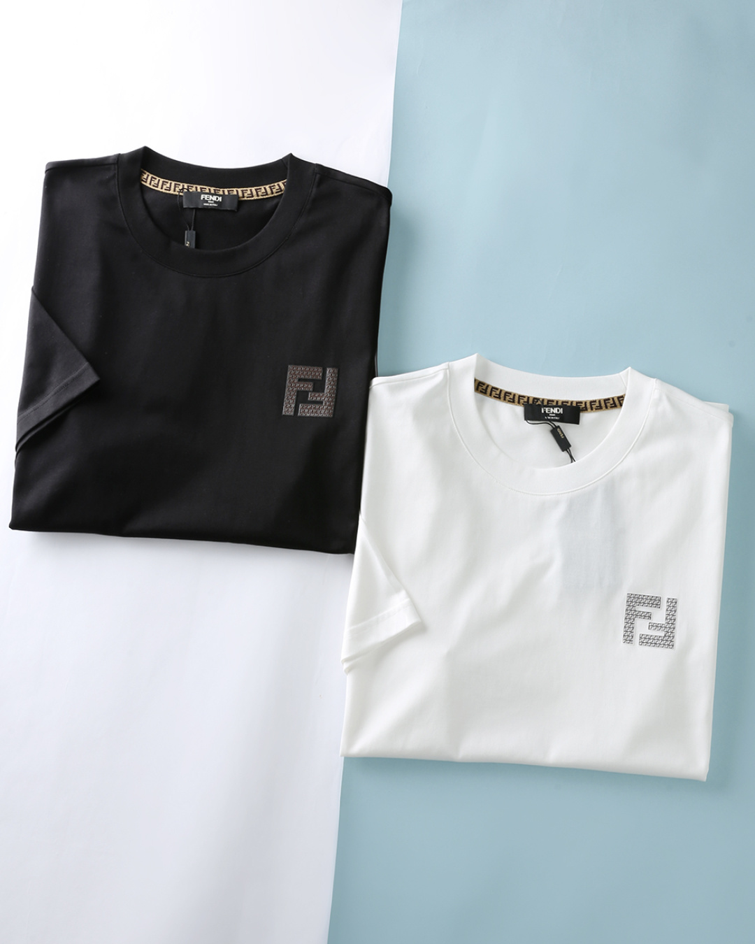 NO:849445,Fen*di 26SS new spring and summer new jersey cotton basic round neck short Tee, men's classic FF offset logo logo loose casual short-sleeved T-shirt on the chest!  Trading company channels are scarce, and GW is on sale simultaneously!  F's new T-shirt has become a shining pearl in the fashion industry with its excellent fabrics, unique design and exquisite craftsmanship!   The custom-made plain knitted cotton fabric is selected, which is not only soft and comfortable to the touch, but also has excellent breathability and moisture absorption, ensuring that the wearer can enjoy refreshment and freedom even in the hot summer!  The iconic FF brown offset logo on the front of the garment is made using three-dimensional offset printing technology. The firmness is reinforced through a hot pressing process. It is durable and washable, so there is no need to worry about it falling off!  As well as the iconic FF webbing hemming details on the inner collar, it is fashionable and individual, highlighting a unique style. The casual and loose-fitting design makes it look slimmer, versatile and not picky. When you wear it, you can not only feel the elegance and grandeur from the fashion world, but also deeply appreciate the delicacy and warmth derived from ingenuity!  Item No. H2640-JK Size 48/M-56/3XL (loose version ~ can wear up to 230 catties) 48 Shoulder width 51 Bust 106 Clothing length 70 Sleeve length 22 50 Shoulder width 52 Bust 110 Clothing length 71 Sleeve length 23 52 Shoulder width 53 Bust 114 Clothing length 72 Sleeve length 24 54  Shoulder width 54, bust 118, length 73, sleeve length 25 56, shoulder width 55, bust 122, length 74, sleeve length 26,, fendi, fendi, T-shirt, tees, t-shirt,19860909Fen*迪 26SS春夏新款平纹针织棉布基础圆领短Tee,男士胸前经典FF胶印标识宽松休闲短袖T恤衫！贸易公司渠道稀出,同步GW发售！F家新款T恤以其卓越的面料、独特的设计以及精湛的工艺,成为了时尚界的一颗璀璨明珠！  选用客供定制平纹针织棉布,不仅触感柔软舒适,更在透气性与吸湿性上表现出色,确保了穿着者即使在炎炎夏日也能享受到清爽与自在！衣身前幅标志性FF咖色胶印标识,采用立体胶印技术打造,通过热压工艺来巩固牢固性,经久耐洗、完全不用担心脱落！以及内领处标志性FF织带包边细节,时尚又个性,彰显独特的风格.休闲宽松版型设计,显瘦藏肉、百搭不挑人,穿在身上时你不仅能够感受到那份来自时尚界的优雅与大气,更能深刻体会到那份源自匠心的细腻与温暖！货号H2640-JK 尺码48/M-56/3XL（宽松版~最大可以穿230斤） 48 肩宽51胸围106衣长70袖长22 50 肩宽52胸围110衣长71袖长23 52 肩宽53胸围114衣长72袖长24 54 肩宽54胸围118衣长73袖长25 56 肩宽55胸围122衣长74袖长26,,fendi,fendi,T-shirt,tees，t-shirt,,Men's clothing