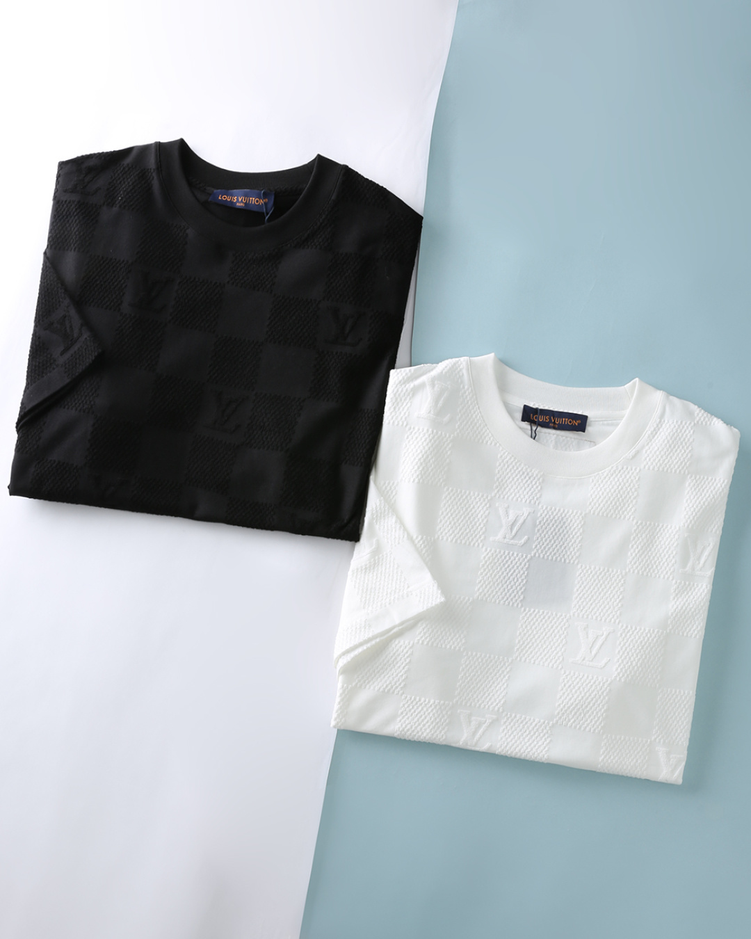 NO:849447,Lou...V Lu*deng 26SS new spring and summer plain cotton basic round neck short T-shirt, the same checkerboard Monogram towel embroidery for men and women, fashionable dropped shoulder loose short-sleeved T-shirt!  Trading company channels are rare, ahead of GW sales!  1V jacquard checkerboard pattern short-sleeved T-shirt is the style benchmark in the luxury fashion circle. It combines the classic Damier checkerboard pattern with the brand letter logo using three-dimensional jacquard technology to highlight the identity in a low-key manner and reveal the nobility in the details. It is a must-have item for the light luxury wardrobe that reshapes the trend and adapts to all scenes. Customized plain knitted cotton fabric is provided. When you touch it gently, you can feel the delicate texture, as gentle as caressing the clouds!  And it also has good breathability and hygroscopicity. In the hot summer, it can quickly absorb and discharge the sweat produced by the body, keeping you dry and comfortable at all times, and enjoying the vitality and passion of summer!  The body has a classic checkerboard pattern + Monogram jacquard design, with concave and convex relief texture. It is visually rich and noble. It shows style from a distance and craftsmanship up close, showing low-key luxury. The loose and moderate off-shoulder cut does not pick on shoulder width or body shape. A slightly chubby figure can hide fat, and a thin and tall figure makes it more relaxed. It can easily create a sense of casual high-end. Whether it is for daily outings or attending parties, it can become a versatile item in your wardrobe!  Item No. H2645-JK Size 48/M-56/3XL (loose version ~ can wear up to 230 catties) 48 Shoulder width 51 Bust 110 Clothing length 69 Sleeve length 23 50 Shoulder width 52 Bust 114 Clothing length 70 Sleeve length 24 52 Shoulder width 53 Bust 118 Clothing length 71 Sleeve length 24 54  Shoulder width 54, bust 122, shirt length 72, sleeve length 25 56, shoulder width 55, bust 126, shirt length 73, sleeve length 25,, T-shirt, tees, t-shirt,19860909Lou…V 路*登 26SS春夏新款平纹棉布基础圆领短Tee,男女同款棋盘Monogram毛巾绣时尚落肩宽松短袖T恤衫！贸易公司渠道稀出,领先GW发售！1V提花棋盘纹短袖 T 恤,是奢潮圈层的格调标杆.将经典 Damier 棋盘格与品牌字母 Logo 以立体提花工艺相融,于低调中彰显身份,于细节处流露贵气,是重塑潮流、适配全场景的轻奢衣橱必备单品. 客供定制平纹针织棉布,当你轻轻触摸它时,能感受到那细腻的纹理,仿佛在抚摸云朵一般轻柔！而且它还具有良好的透气性和吸湿性,在炎炎夏日,它能迅速将身体产生的汗液吸收并排出体外,让你时刻保持干爽舒适,尽情享受夏日的活力与激情！衣身经典棋盘格纹+Monogram提花设计,凹凸有致的浮雕质感,视觉上层次丰富、贵气十足,远看是格调,近看是工艺,尽显低调奢华.宽松适度的落肩版型裁剪,不挑肩宽、不挑身材,微胖身材能藏肉,瘦高身材更显松弛,轻松打造随性高级感,无论是日常出街还是参加派对,都能成为你衣橱中的百搭单品！货号H2645-JK 尺码48/M-56/3XL（宽松版~最大可以穿230斤） 48 肩宽51胸围110衣长69袖长23 50 肩宽52胸围114衣长70袖长24 52 肩宽53胸围118衣长71袖长24 54 肩宽54胸围122衣长72袖长25 56 肩宽55胸围126衣长73袖长25,,T-shirt,tees，t-shirt,,Men's clothing