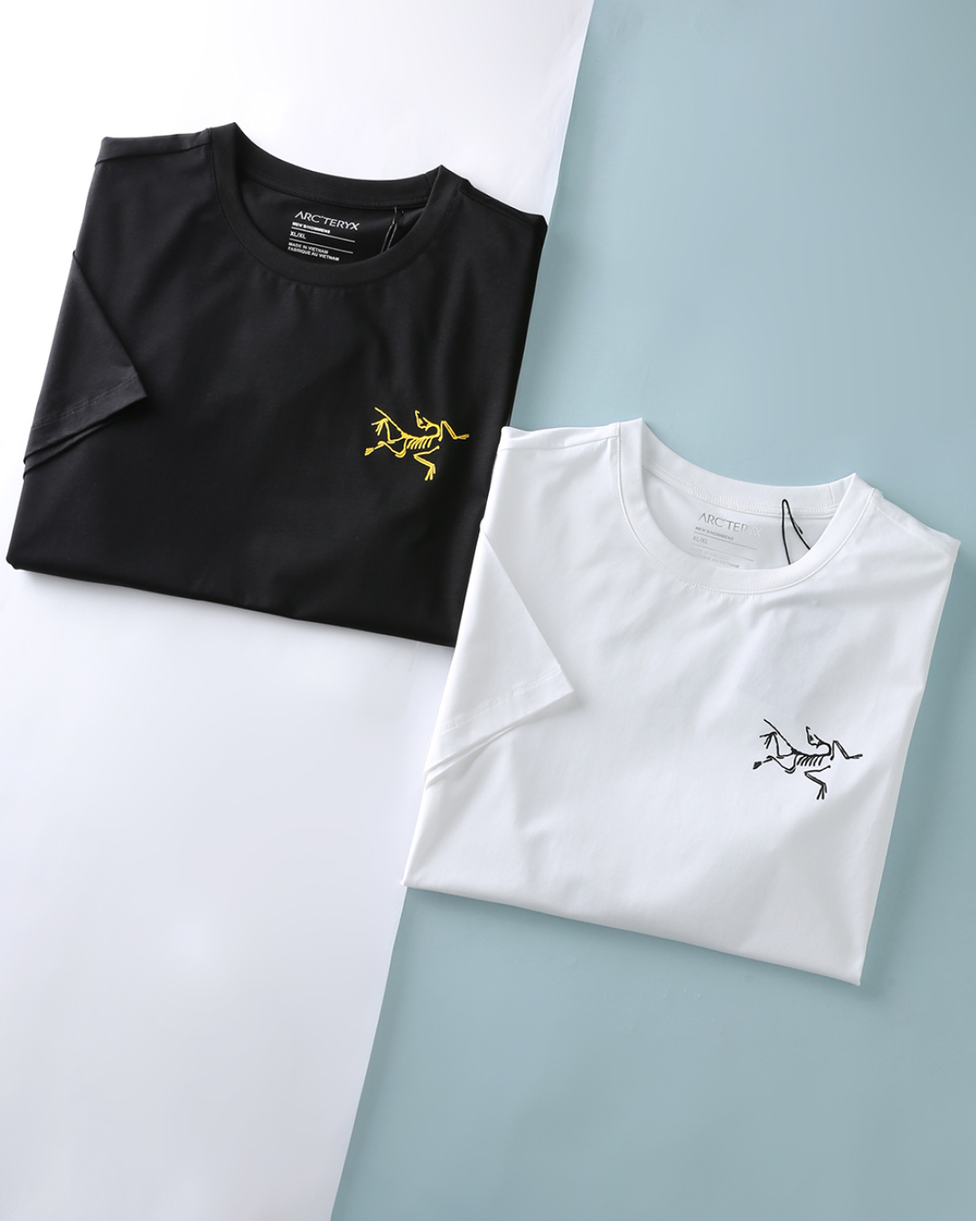NO:836609,ARC bird 26SS new spring and summer high count double mercerized cotton round neck short T-shirt, men's back large frame bird print logo fashion casual short-sleeved T-shirt!  Trading company channels are scarce, and GW is on sale simultaneously!  With the classic skeleton bird LOGO as the soul, it combines high-end high-count mercerized cotton fabric with trendy large-print design to create a versatile item with both outdoor genes and high-street texture. It interprets the seamless connection between outdoor and daily life with an effortless sense of luxury. The imported high-count and high-density 80-count double-strand mercerized cotton fabric is selected and supplied by customers. It has the skin-friendly breathability of cotton and the smooth anti-wrinkle of mercerization technology, creating a 'no-iron' light luxury wearing experience. High-count combed cotton +  Double mercerization process, delicate and silky to the touch, breathable and not sweaty, not easy to deform, pill or shrink after long-term wear!  The body is embellished with a small-sized skeleton bird print on the chest, low-key highlighting the brand recognition, and the back is decorated with a large-sized skeleton bird + brand letters + plaid bottom printing, which is full of visual impact and full of trend!  The basic and versatile casual round-neck design makes daily wear more leisurely. Whether you are attending a gathering with friends or engaging in outdoor leisure activities, this T-shirt can be your best partner and make you stand out from the crowd!  Item No. 1850# Size 46/S-58/4XL 46 Shoulder width 42 Bust 98 Dress length 65 Sleeve length 22 48 Shoulder width 43 Bust 102 Dress length 67 Sleeve length 22 50 Shoulder width 45 Bust 106 Dress length 69 Sleeve length 23 52 Shoulder width 46 Bust 110 Dress length 71 Sleeve length 23 54  Shoulder width 47, bust 114, length 73, sleeve length 24 56, shoulder width 48, bust 118, length 75, sleeve length 24 58, shoulder width 50, bust 122, length 77, sleeve length 25,, T-shirt, tees, t-shirt,19860909ARC鸟 26SS春夏新款高支双丝光棉圆领短Tee,男士后背大骨架鸟印花标识时尚休闲短袖T恤衫！贸易公司渠道稀出,同步GW发售！以经典骨架鸟 LOGO 为灵魂,融合高端高支丝光棉面料与潮流大印花设计,打造兼具户外基因与高街质感的百搭单品,用不费力的高级感,诠释户外与日常的无缝衔接. 甄选客供进口高支高密80支双股丝光棉面料,兼具棉的亲肤透气与丝光工艺的顺滑抗皱,打造 “免烫式” 轻奢穿着体验.高支精梳棉 + 双丝光工艺,触感细腻丝滑,透气不闷汗,久穿不易变形、不易起球、不易缩水！衣身胸前小尺寸骨架鸟印花点缀,低调彰显品牌辨识度,后背采用大尺寸骨架鸟 + 品牌字母 + 格纹底印花,视觉冲击力拉满,潮流感十足！基础百搭休闲圆领版型设计,更是让日常穿搭变得从容不迫,无论是出席朋友聚会,还是进行户外休闲活动,这款T恤都能成为你的最佳拍档,让你在人群中脱颖而出！货号1850# 尺码46/S-58/4XL 46 肩宽42胸围98 衣长65袖长22 48 肩宽43胸围102衣长67袖长22 50 肩宽45胸围106衣长69袖长23 52 肩宽46胸围110衣长71袖长23 54 肩宽47胸围114衣长73袖长24 56 肩宽48胸围118衣长75袖长24 58 肩宽50胸围122衣长77袖长25,,T-shirt,tees，t-shirt,,Men's clothing