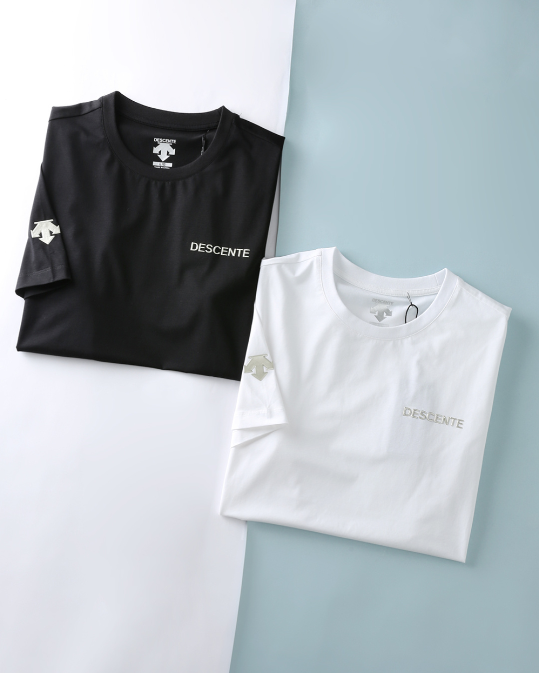 NO:836614,Descen*e Descen* 26SS new spring and summer high count double mercerized cotton round neck short Tee, men's classic double arrow offset logo basic casual short-sleeved T-shirt!  Trading company channels are scarce, and GW is on sale simultaneously!  With the classic double arrow LOGO as the soul, it combines high-count mercerized cotton fabric with minimalist design to create a versatile item with both professional sports attributes and urban light luxury texture. It interprets the seamless connection between sports and daily life with an effortless sense of luxury. The imported high-count and high-density 80-count double-strand mercerized cotton fabric is selected and supplied by customers. It has the skin-friendly breathability of cotton and the smooth anti-wrinkle of mercerization technology, creating a 'no-iron' light luxury wearing experience. High-count combed cotton +  Double mercerization process, delicate and silky to the touch, breathable and not sweaty, not easy to deform, pill or shrink after long-term wear!  The three-dimensional offset printing of letters on the chest of the garment is made of three-dimensional offset printing, which echoes the double-arrow offset logo on the sleeves and arms. The details are full of ingenuity!  The basic and versatile casual round-neck design makes daily wear more leisurely. Whether you are attending a gathering with friends or engaging in outdoor leisure activities, this T-shirt can be your best partner and make you stand out from the crowd!  Item No. 1928# Size 46/S-58/4XL 46 Shoulder width 42 Bust 98 Dress length 65 Sleeve length 22 48 Shoulder width 43 Bust 102 Dress length 67 Sleeve length 22 50 Shoulder width 45 Bust 106 Dress length 69 Sleeve length 23 52 Shoulder width 46 Bust 110 Dress length 71 Sleeve length 23 54  Shoulder width 47, bust 114, length 73, sleeve length 24 56, shoulder width 48, bust 118, length 75, sleeve length 24 58, shoulder width 50, bust 122, length 77, sleeve length 25,, T-shirt, tees, t-shirt,19860909Descen*e迪桑* 26SS春夏新款高支双丝光棉圆领短Tee,男士经典双箭头胶印标识基础休闲短袖T恤衫！贸易公司渠道稀出,同步GW发售！以经典双箭头 LOGO 为灵魂,融合高支丝光棉面料与极简设计,打造兼具专业运动属性与都市轻奢质感的百搭单品,用不费力的高级感,诠释运动与日常的无缝衔接. 甄选客供进口高支高密80支双股丝光棉面料,兼具棉的亲肤透气与丝光工艺的顺滑抗皱,打造 “免烫式” 轻奢穿着体验.高支精梳棉 + 双丝光工艺,触感细腻丝滑,透气不闷汗,久穿不易变形、不易起球、不易缩水！衣身胸前立体字母胶印,采用立体胶印,与袖臂处双箭头胶印标识相呼应,细节处尽显匠心！基础百搭休闲圆领版型设计,更是让日常穿搭变得从容不迫,无论是出席朋友聚会,还是进行户外休闲活动,这款T恤都能成为你的最佳拍档,让你在人群中脱颖而出！货号1928# 尺码46/S-58/4XL 46 肩宽42胸围98 衣长65袖长22 48 肩宽43胸围102衣长67袖长22 50 肩宽45胸围106衣长69袖长23 52 肩宽46胸围110衣长71袖长23 54 肩宽47胸围114衣长73袖长24 56 肩宽48胸围118衣长75袖长24 58 肩宽50胸围122衣长77袖长25,,T-shirt,tees，t-shirt,,Men's clothing