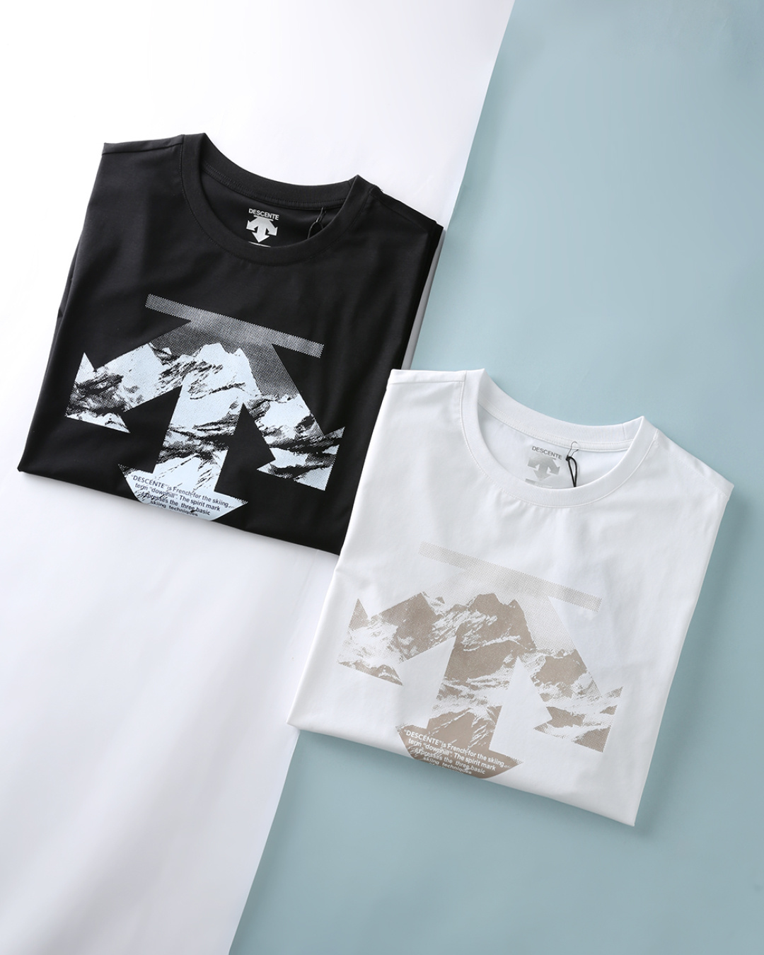 NO:857446,Descen*e Descen* 26SS new spring and summer high count double mercerized cotton round neck short T-shirt, men's snow mountain big LOGO printed logo fashion casual short-sleeved T-shirt!  Trading company channels are scarce, and GW is on sale simultaneously!  With the classic double arrow LOGO as the soul, it integrates snow mountain prints and brand ski culture to create a versatile item with both professional sports genes and trendy design. It interprets the seamless connection between outdoor and daily life with an effortless sense of luxury. The imported high-count and high-density 80-count double-strand mercerized cotton fabric is selected and supplied by customers. It has the skin-friendly breathability of cotton and the smooth anti-wrinkle of mercerization technology, creating a 'no-iron' light luxury wearing experience. High-count combed cotton +  Double mercerization process, delicate and silky to the touch, breathable and not sweaty, not easy to deform, pill or shrink after long-term wear!  The front panel of the garment combines the brand's iconic double arrows with the snow-capped mountain landscape. Below the arrows is printed an English annotation of the brand's ski culture, which is full of visual impact. The sense of trend and brand recognition are both online. The iconic double arrows are embellished with offset printing on the sleeves and arms, echoing the brand design in a low-key manner, and showing ingenuity in every detail!  The basic and versatile casual round-neck design makes daily wear more leisurely. Whether you are attending a gathering with friends or engaging in outdoor leisure activities, this T-shirt can be your best partner and make you stand out from the crowd!  Item No. 1922# Size 46/S-58/4XL 46 Shoulder width 42 Bust 98 Dress length 65 Sleeve length 22 48 Shoulder width 43 Bust 102 Dress length 67 Sleeve length 22 50 Shoulder width 45 Bust 106 Dress length 69 Sleeve length 23 52 Shoulder width 46 Bust 110 Dress length 71 Sleeve length 23 54  Shoulder width 47, bust 114, length 73, sleeve length 24 56, shoulder width 48, bust 118, length 75, sleeve length 24 58, shoulder width 50, bust 122, length 77, sleeve length 25,, T-shirt, tees, t-shirt,19860909Descen*e迪桑* 26SS春夏新款高支双丝光棉圆领短Tee,男士雪山大 LOGO 印花徽标时尚休闲短袖T恤衫！贸易公司渠道稀出,同步GW发售！以经典双箭头 LOGO 为灵魂,融合雪山印花与品牌滑雪文化,打造兼具专业运动基因与潮流设计感的百搭单品,用不费力的高级感,诠释户外与日常的无缝衔接. 甄选客供进口高支高密80支双股丝光棉面料,兼具棉的亲肤透气与丝光工艺的顺滑抗皱,打造 “免烫式” 轻奢穿着体验.高支精梳棉 + 双丝光工艺,触感细腻丝滑,透气不闷汗,久穿不易变形、不易起球、不易缩水！衣身前幅将品牌标志性双箭头与雪山景观结合,箭头下方印有品牌滑雪文化英文注解,视觉冲击力拉满,潮流感与品牌辨识度双在线,以及袖臂标志性双箭头胶印点缀,低调呼应品牌设计,细节处尽显匠心！基础百搭休闲圆领版型设计,更是让日常穿搭变得从容不迫,无论是出席朋友聚会,还是进行户外休闲活动,这款T恤都能成为你的最佳拍档,让你在人群中脱颖而出！货号1922# 尺码46/S-58/4XL 46 肩宽42胸围98 衣长65袖长22 48 肩宽43胸围102衣长67袖长22 50 肩宽45胸围106衣长69袖长23 52 肩宽46胸围110衣长71袖长23 54 肩宽47胸围114衣长73袖长24 56 肩宽48胸围118衣长75袖长24 58 肩宽50胸围122衣长77袖长25,,T-shirt,tees，t-shirt,,Men's clothing