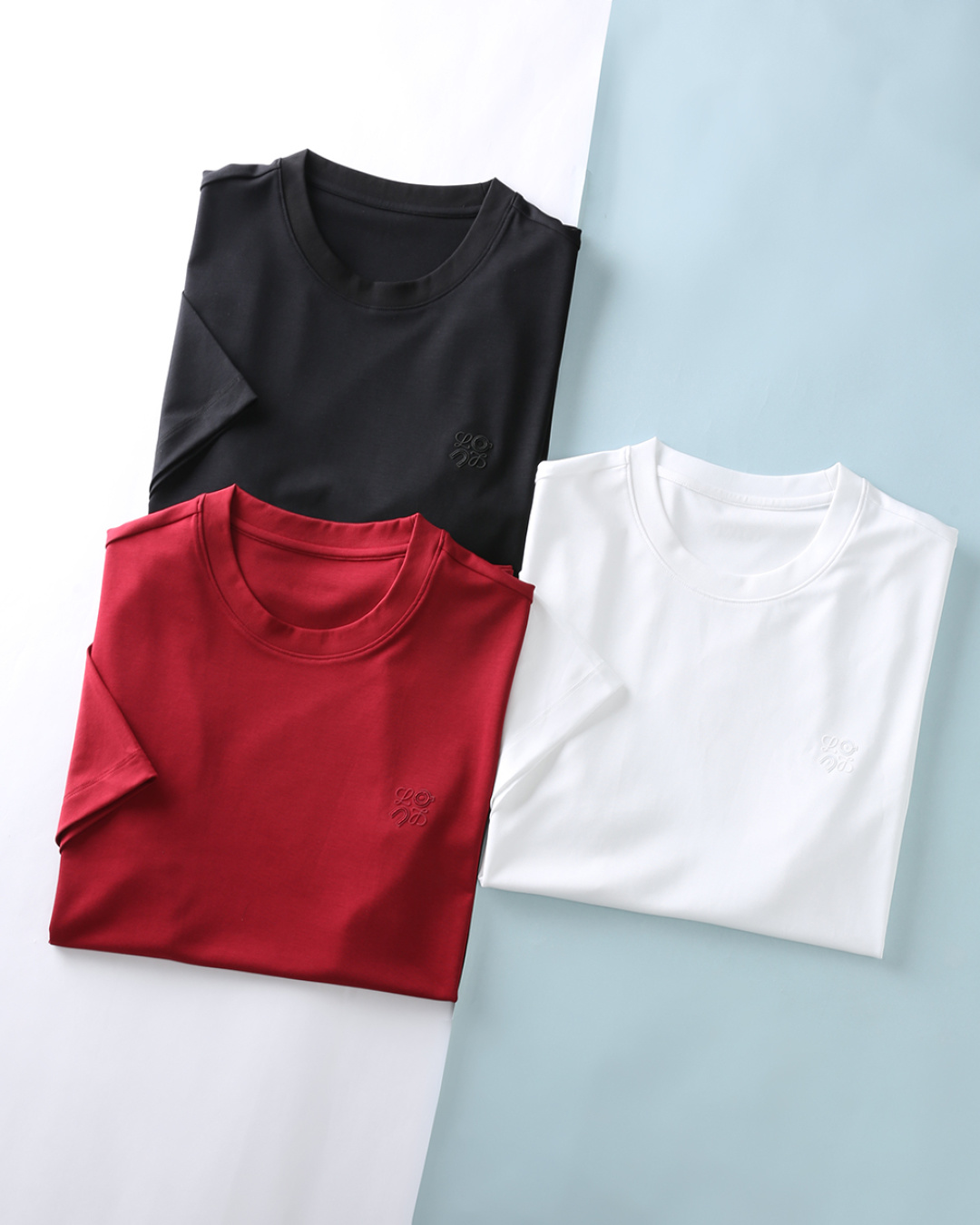NO:829498,P LOE Luo Yi* 26SS new spring and summer modal cotton basic round neck short Tee, men's chest co-branded logo offset logo basic casual pullover short-sleeved T-shirt!  Trading company channels are scarce, and GW is on sale simultaneously!  The cross-border cooperation between LW and Swiss ON combines fashionable design and professional outdoor performance. On has rapidly emerged with innovative running shoe technology and unique brand positioning, becoming a 'new sports star' favored by the middle class and elites.  The imported 47 modal 44.7 cotton 8.7 spandex blended material (recommended by fabric control) combines the triple advantages of modal's smooth drape, cotton's breathability and skin-friendliness, and spandex's high elasticity and shape retention. The fabric feels as soft and waxy as a cloud, with a soft matte luster. The upper body is breathable and not sweaty. It is not easy to deform or pill when worn for a long time, and always maintains a neat fit and comfortable body feel.  The iconic co-branded logo offset printing on the chest highlights the brand recognition, injecting light luxury genes into the basic model, with a sense of luxury in simplicity. The high-quality letter printing on the back collar presents the brand elements in a low-key way, and the details are exquisite. The basic fit design fits the body curve just right, neither too tight to appear restrictive, nor too loose to lose style!  It can perfectly show off your figure advantages, allowing you to have a confident posture while wearing it comfortably!  Item No. YG-04 Size 48/M-56/3XL 48 Shoulder width 43 Bust 100 Dress length 66 Sleeve length 20 50 Shoulder width 45 Bust 104 Dress length 67 Sleeve length 21 52 Shoulder width 47 Bust 108 Dress length 68 Sleeve length 22 54 Shoulder width 49 Bust 112 Dress length 70 Sleeve length 23 56  Shoulder width 51, bust 116, length 72, sleeve length 24,,loewe,loewe,T-shirt,tees,t-shirt,19860909P LOE 罗意* 26SS春夏新款莫代尔棉质基础圆领短Tee,男士胸前联名Logo胶印标识基础休闲套头短袖T恤衫！贸易公司渠道稀出,同步GW发售！LW与瑞士ON的跨界合作,兼具时尚设计与专业户外性能.On以创新的跑鞋技术和独特的品牌定位迅速崛起,成为中产及精英人群青睐的“运动新贵”. 选用客供进口47莫代尔44.7棉8.7氨纶混纺材质（面料控推荐）,融合了莫代尔的柔滑垂坠、棉的透气亲肤与氨纶的高弹保形三重优势.面料触感如云般软糯,自带柔和的哑光光泽,上身透气不闷汗,久穿不易变形、不易起球,始终保持利落版型与舒适体感.衣身胸前标志性联名徽标胶印标识,调彰显品牌辨识度,为基础款注入轻奢基因,简约中透着高级感.后领处的品质字母印花,以低调的方式呈现品牌元素,细节处尽显精致.基础合身版型设计恰到好处地贴合身体曲线,既不会过于紧身而显得拘束,也不会过于宽松而失去型格！它能够完美地展现出你的身材优势,让你在穿着舒适的同时,也能拥有自信的姿态！货号YG-04 尺码48/M-56/3XL 48 肩宽43胸围100衣长66袖长20 50 肩宽45胸围104衣长67袖长21 52 肩宽47胸围108衣长68袖长22 54 肩宽49胸围112衣长70袖长23 56 肩宽51胸围116衣长72袖长24,,loewe,loewe,T-shirt,tees，t-shirt,,Men's clothing