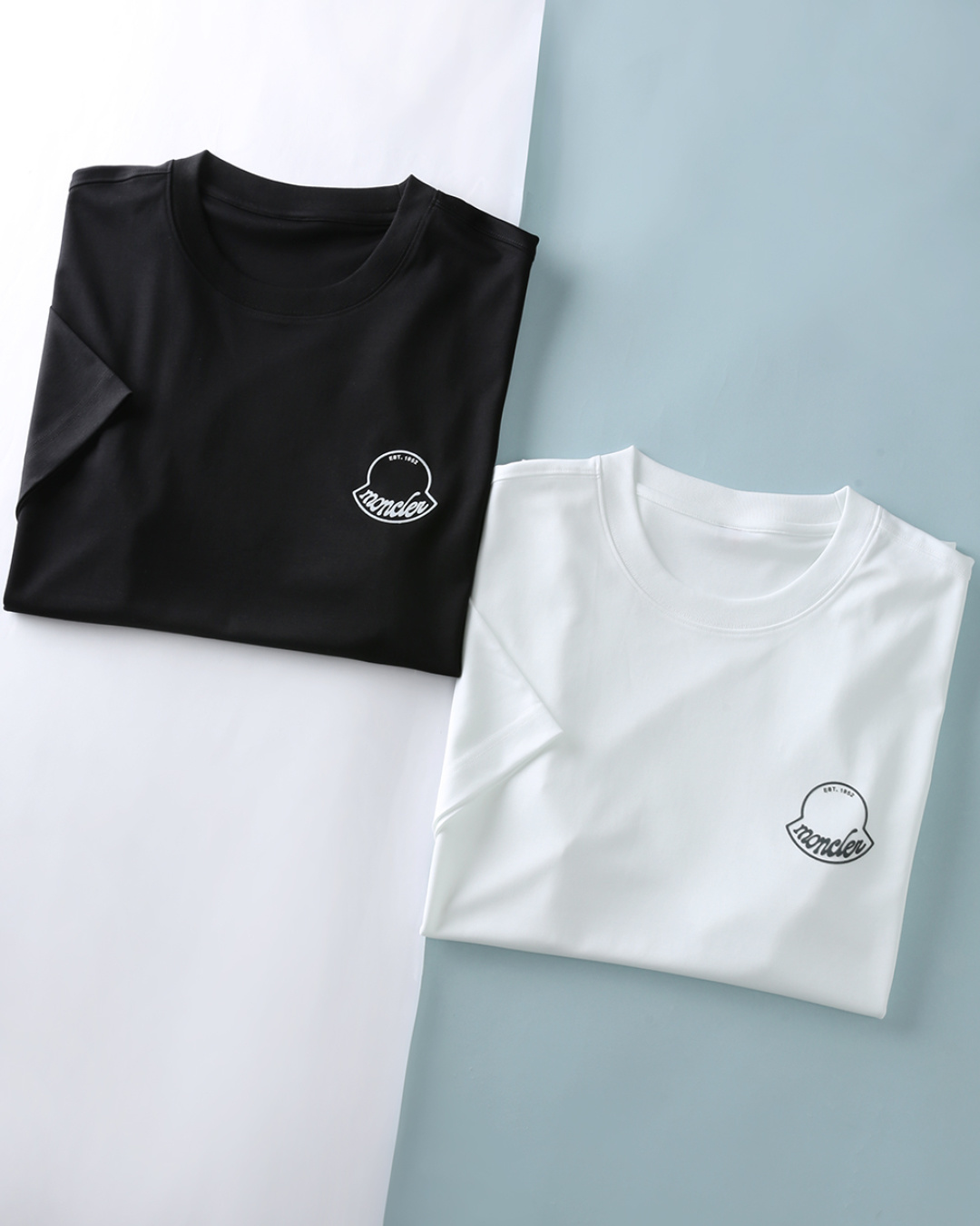 NO:829505,P Mon* buckle 26SS new spring and summer high-quality long-staple cotton basic round neck short T-shirt, men's classic foam printed logo on the chest, fashionable and casual pullover short-sleeved T-shirt!  Trading company channels are scarce, and GW is on sale simultaneously!  M's new T-shirt is a masterpiece of the brand's ingenuity, perfectly integrating comfort and fashion, bringing an unparalleled experience to the wearer!  The imported 76 long-staple cotton 24-4 spandex blended material combines the skin-friendly breathability of long-staple cotton with the high elasticity of spandex, giving the fabric a silky and delicate touch and long-lasting shape retention. The upper body is skin-friendly and not sweaty, and is not easily deformed or pilled after long-term wear. It also has a soft matte texture and always maintains a neat fit and comfortable feel. The brand logo is printed on the chest of the garment, with 'EST.2'  The words pay tribute to the brand's history; the classic circular embroidery logo on the left arm low-key highlights the brand recognition, injecting light luxury genes into the basic model. The three-color woven label on the back collar and the brand woven label on the hem present the brand elements in a low-key way, and the details are exquisite. Edition  The shape design follows the basic straight cut, which not only retains the casualness of the T-shirt, but also takes into account the slimming effect. Whether it is paired with casual pants or formal pants, it can easily handle a variety of occasions, showing the wearer's calm attitude towards life and elegant taste!  Item No. YG-06 Size 48/M-56/3XL 48 Shoulder width 51 Bust 102 Dress length 68 Sleeve length 22 50 Shoulder width 52 Bust 106 Dress length 69 Sleeve length 23 52 Shoulder width 53 Bust 110 Dress length 70 Sleeve length 23 54 Shoulder width 54 Bust 114 Dress length 71 Sleeve length 24 56  Shoulder width 55, bust 118, length 72, sleeve length 24, T-shirt, tees, t-shirt,19860909P Mon*扣 26SS春夏新款高品质长绒棉基础圆领短Tee,男士胸前经典发泡印花标识时尚休闲套头短袖T恤衫！贸易公司渠道稀出,同步GW发售！M家新款T恤是品牌匠心独运的杰作,将舒适与时尚完美融合,为穿着者带来一场无与伦比的体验！ 选用客供进口76长绒棉24氨纶混纺材质,融合了长绒棉的亲肤透气与氨纶的高弹力特性,赋予面料丝滑细腻的触感与持久保形性.上身亲肤不闷汗,久穿不易变形、不易起球,同时自带柔和的哑光质感,始终保持利落版型与舒适体感.衣身胸前品牌印花徽标,以 “EST.2” 字样致敬品牌历史；左臂的经典圆形刺绣徽标,低调彰显品牌辨识度,为基础款注入轻奢基因.后领的三色织标与下摆的品牌织唛,以低调的方式呈现品牌元素,细节处尽显精致.版型设计上遵循了基础直筒剪裁,既保留了T恤的休闲随性,又兼顾了修身效果,无论是搭配休闲裤还是正装裤,都能轻松驾驭多种场合,展现出穿着者从容不迫的生活态度与高雅品味！货号YG-06 尺码48/M-56/3XL 48 肩宽51胸围102衣长68袖长22 50 肩宽52胸围106衣长69袖长23 52 肩宽53胸围110衣长70袖长23 54 肩宽54胸围114衣长71袖长24 56 肩宽55胸围118衣长72袖长24,,T-shirt,tees，t-shirt,,Men's clothing