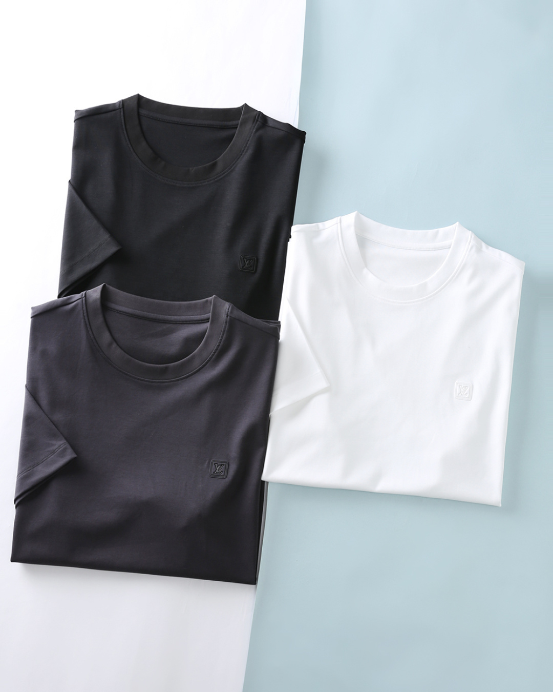 NO:829512,P Lou...V Lu*den 26SS new spring and summer modal cotton basic round neck short Tee, men's basic casual pullover short-sleeved T-shirt with simple LOGO embossed logo on the chest!  Trading company channels are scarce, and GW is on sale simultaneously!  1V's century-old aesthetics of craftsmanship uses sophisticated blended fabrics and brand iconic elements to create a high-quality T-shirt that combines comfort and low-key style. It is not deliberately ostentatious, but reveals high-end texture and brand heritage in the details.  The imported 47 modal 44.7 cotton 8.7 spandex blended material (recommended by fabric control) is selected from the customer. It combines the triple advantages of modal's smooth drape, cotton's breathability and skin-friendliness, and spandex's high elasticity and shape retention. The fabric feels as soft and waxy as a cloud, and comes with  With soft matte luster, the upper body is breathable and not sweaty. It is not easy to deform or pill when worn for a long time. It always maintains a neat fit and comfortable feel. The classic square embossed logo on the chest of the garment is presented with the same color three-dimensional process, low-key highlighting the brand recognition.  It injects light luxury genes into the basic style, with a sense of luxury in simplicity. The ribbed neckline of the same color and reinforced sewing technology can effectively prevent the neckline from deforming after repeated wear and washing, and the details are full of texture. The overall design language is minimalist and light luxury, and the neat round neck silhouette modifies the neck line without unnecessary decoration. It relies entirely on the texture of the fabric and details to support the sense of luxury. The basic fit design fits the body curve just right, neither being too tight to appear restrictive nor too loose to lose style!  It can perfectly show off your figure advantages, allowing you to have a confident posture while wearing it comfortably!  Item No. YG-07 Size 48/M-56/3XL 48 Shoulder width 43 Bust 100 Dress length 66 Sleeve length 20 50 Shoulder width 45 Bust 104 Dress length 67 Sleeve length 21 52 Shoulder width 47 Bust 108 Dress length 68 Sleeve length 22 54 Shoulder width 49 Bust 112 Dress length 70 Sleeve length 23 56  Shoulder width 51, bust 116, length 72, sleeve length 24, T-shirt, tees, t-shirt,19860909P Lou…V 路*登 26SS春夏新款莫代尔棉质基础圆领短Tee,男士胸前简约LOGO压纹标识基础休闲套头短袖T恤衫！贸易公司渠道稀出,同步GW发售！1V百年匠心美学,以考究混纺面料与品牌标志性元素,打造一件兼具舒适体感与低调格调的质感 T 恤.不刻意张扬,却在细节中流露高级质感与品牌底蕴. 选用客供进口47莫代尔44.7棉8.7氨纶混纺材质（面料控推荐）,融合了莫代尔的柔滑垂坠、棉的透气亲肤与氨纶的高弹保形三重优势.面料触感如云般软糯,自带柔和的哑光光泽,上身透气不闷汗,久穿不易变形、不易起球,始终保持利落版型与舒适体感.衣身胸前经典方形压花标识,采用同色立体工艺呈现,低调彰显品牌辨识度,为基础款注入轻奢基因,简约中透着高级感.同色罗纹领口与加固车缝工艺,有效防止多次穿洗后领口变形,细节处尽显质感.整体采用极简轻奢的设计语言,利落的圆领廓形修饰颈部线条,没有多余装饰,完全靠面料质感与细节撑起高级感.基础合身版型设计恰到好处地贴合身体曲线,既不会过于紧身而显得拘束,也不会过于宽松而失去型格！它能够完美地展现出你的身材优势,让你在穿着舒适的同时,也能拥有自信的姿态！货号YG-07 尺码48/M-56/3XL 48 肩宽43胸围100衣长66袖长20 50 肩宽45胸围104衣长67袖长21 52 肩宽47胸围108衣长68袖长22 54 肩宽49胸围112衣长70袖长23 56 肩宽51胸围116衣长72袖长24,,T-shirt,tees，t-shirt,,Men's clothing