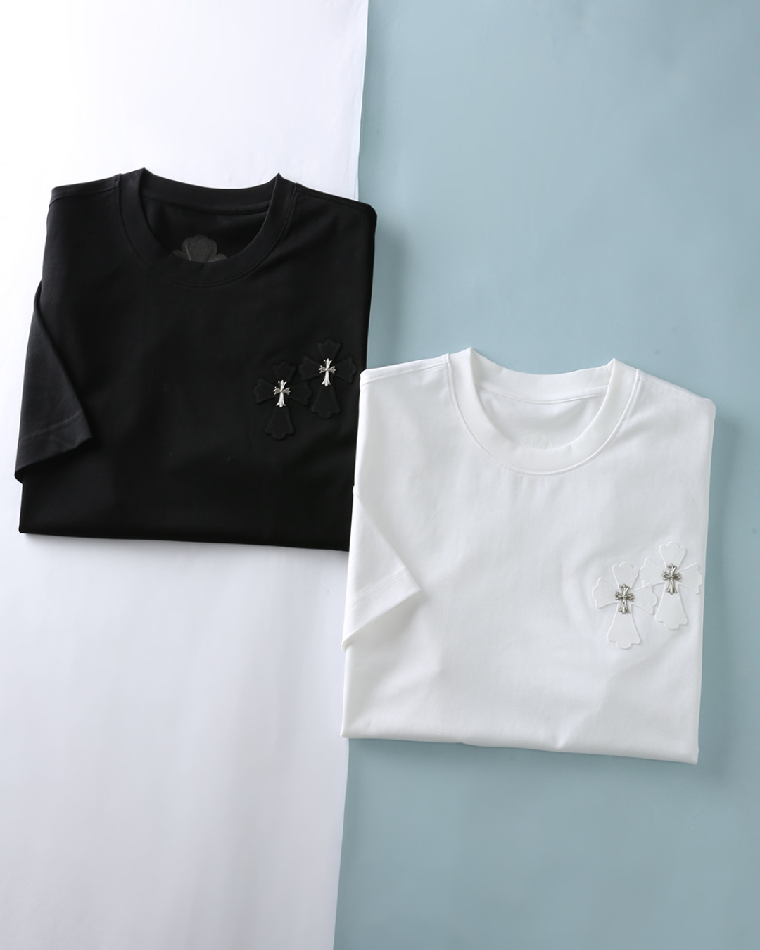 NO:829520,P CHr grams * heart 26SS spring and summer new high-quality long-staple cotton basic round neck short Tee, men's classic cross metal patch embroidered logo fashion casual round neck pullover short-sleeved T-shirt!  Trading company channels are scarce, and GW is on sale simultaneously!  Inheriting the iconic dark aesthetics of the Ch family, we use sophisticated long-staple cotton fabrics and multi-detailed craftsmanship to create a high-quality T-shirt that combines avant-garde style with daily practicality. It is not deliberately flamboyant, but reveals a hard-core sense of high-end and brand heritage in every detail.  Select imported high-count long-staple cotton fabrics supplied by customers. The fibers are longer, thinner and tougher, giving the fabric a silky and delicate touch and soft satin luster. At the same time, it improves the wrinkle resistance and wear resistance of the fabric. The upper body is skin-friendly and breathable, and will not be easily deformed or pilled after long-term wear.  It always maintains a neat silhouette and a comfortable body feel. The cross patch on the chest of the garment is matched with metal cross decoration, which is rich in layers and echoes the multiple cross patches on the back, low-key highlighting the brand recognition and injecting avant-garde trend genes into the basic style. The hem and back are  The CH letters and Gothic brand slogan are embroidered with the same color craftsmanship, and the details are exquisite. The pattern design follows the basic straight cut, which not only retains the casualness of the T-shirt, but also takes into account the slimming effect. Whether it is paired with casual pants or formal pants, it can easily control a variety of occasions, showing the wearer's leisurely attitude towards life and elegant taste!  Item No. YG-05 Size 48/M-56/3XL 48 Shoulder width 51 Bust 102 Dress length 68 Sleeve length 22 50 Shoulder width 52 Bust 106 Dress length 69 Sleeve length 23 52 Shoulder width 53 Bust 110 Dress length 70 Sleeve length 23 54 Shoulder width 54 Bust 114 Dress length 71 Sleeve length 24 56  Shoulder width 55, bust 118, length 72, sleeve length 24, T-shirt, tees, t-shirt,19860909P CHr克*心 26SS春夏新款高品质长绒棉基础圆领短Tee,男士经典十字架金属贴布刺绣标识时尚休闲圆领套头短袖T恤衫！贸易公司渠道稀出,同步GW发售！承袭Ch家标志性的暗黑美学,以考究长绒棉面料与多重细节工艺,打造一件兼具先锋格调与日常实穿性的质感 T 恤.不刻意张扬,却在每一处细节中流露硬核高级感与品牌底蕴. 甄选客供进口高支长绒棉面料,纤维更长、更细、更坚韧,赋予面料丝滑细腻的触感与柔和的缎面光泽,同时提升了面料的抗皱性与耐磨性.上身亲肤透气,久穿不易变形、不易起球,始终保持利落版型与舒适体感.衣身胸前十字架贴布,搭配金属十字架装饰,层次丰富,以及后背多重十字架贴布相呼应,低调彰显品牌辨识度,为基础款注入先锋潮流基因.摆与后背的 CH 字母、哥特体品牌标语刺绣,以同色工艺呈现,细节处尽显精致.版型设计上遵循了基础直筒剪裁,既保留了T恤的休闲随性,又兼顾了修身效果,无论是搭配休闲裤还是正装裤,都能轻松驾驭多种场合,展现出穿着者从容不迫的生活态度与高雅品味！货号YG-05 尺码48/M-56/3XL 48 肩宽51胸围102衣长68袖长22 50 肩宽52胸围106衣长69袖长23 52 肩宽53胸围110衣长70袖长23 54 肩宽54胸围114衣长71袖长24 56 肩宽55胸围118衣长72袖长24,,T-shirt,tees，t-shirt,,Men's clothing