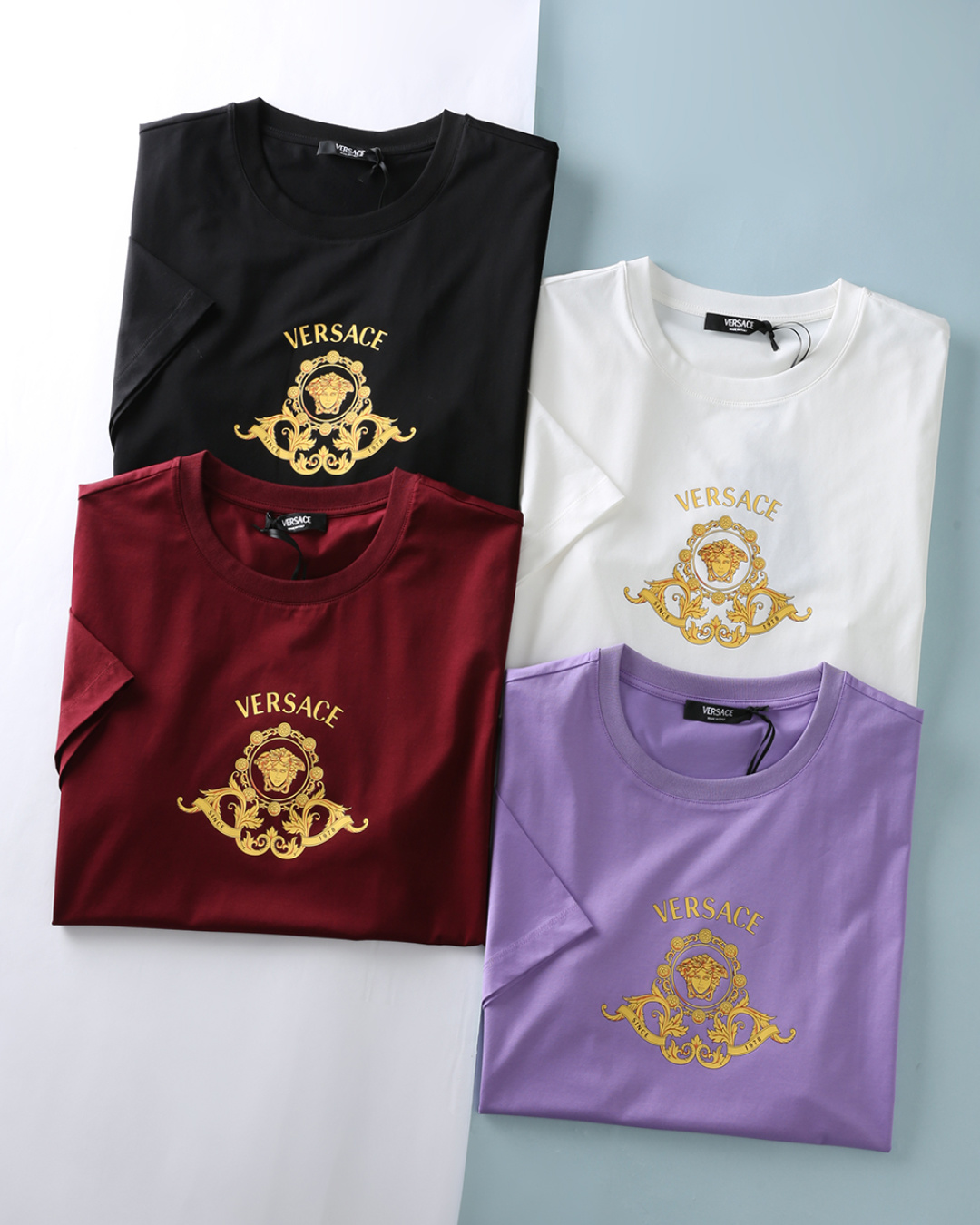 NO:857404,Ver*thinker 25SS summer new high-count mercerized cotton round-neck short T-shirt, men's classic Medusa Baroque printed logo casual short-sleeved T-shirt!  Trading company channels are scarce, and GW is on sale simultaneously!  Inheriting the iconic luxury aesthetics of Medusa, using exquisite fabrics and classic brand elements, we create a high-quality T-shirt with both retro style and daily wearability. It is not deliberately ostentatious, but reveals a low-key sense of luxury and brand heritage in the details.  Selected 80-count double-sided mercerized cotton fabric supplied by customers, the texture is light and smooth, the touch is delicate and soft, and it brings cloud-like comfort when worn next to the body. The fabric has good breathability, can effectively regulate body temperature, and keep dry, making it an ideal choice in spring and summer. The golden Medusa head print on the front of the body, paired with the iconic Baroque pattern and brand letters, presents the brand's luxury genes with a bold and distinctive design, injecting a retro artistic atmosphere into the basic style, and low-key highlighting the brand  The bits are carefully embellished with exquisite printing technology. This special technology gives the pattern extraordinary durability. Even after hundreds of washes, the pattern remains as clear as ever, perfectly demonstrating the brand's luxurious heritage and a visual feast. The basic fit is cut in accordance with the ergonomic cutting design, which fits the body shape without losing comfort. It can easily control various dressing styles, whether for leisure travel or daily commuting, and can show a unique fashion charm. Item No. 2802  Size 48/M-56/3XL 48 Shoulder width 43 Bust 100 Dress length 69 Sleeve length 21 50 Shoulder width 45 Bust 105 Dress length 70 Sleeve length 22 52 Shoulder width 47 Bust 110 Dress length 71 Sleeve length 23 54 Shoulder width 49 Bust 115 Dress length 72 Sleeve length 24 56  Shoulder width 51, bust 120, length 74, sleeve length 25, T-shirt, tees, t-shirt,19860909Ver*思者 25SS夏季新款高支丝光棉圆领短Tee,男士经典美杜莎巴洛克印花标识休闲短袖T恤衫！贸易公司渠道稀出,同步GW发售！承袭美杜莎标志性的奢华美学,以考究面料与品牌经典元素,打造一件兼具复古格调与日常实穿性的质感 T 恤.不刻意张扬,却在细节中流露低调的高级感与品牌底蕴. 甄选客供80支双面丝光棉面料,质地轻薄而光滑,触感细腻柔软,贴身穿着带来如云朵般的舒适感.面料透气性佳,能有效调节体温,保持干爽,是春夏季节的理想选择.衣身前幅金色美杜莎头像印花,搭配标志性的巴洛克花纹与品牌字母,以大胆鲜明的设计呈现品牌的奢华基因,为基础款注入复古艺术氛围,低调彰显品位.采用精湛的印花工艺精心点缀.这种特殊工艺赋予图案超凡的耐久性,即便历经百洗,图案依旧清晰如初,完美彰显品牌的奢华底蕴,堪称一场视觉盛宴.基础合身版型裁剪,遵循人体工学的裁剪设计,贴合身形却不失舒适,轻松驾驭各种穿搭风格,无论是休闲出行还是日常通勤,都能展现独特的时尚魅力.货号2802 尺码48/M-56/3XL 48 肩宽43胸围100衣长69袖长21 50 肩宽45胸围105衣长70袖长22 52 肩宽47胸围110衣长71袖长23 54 肩宽49胸围115衣长72袖长24 56 肩宽51胸围120衣长74袖长25,,T-shirt,tees，t-shirt,,Men's clothing