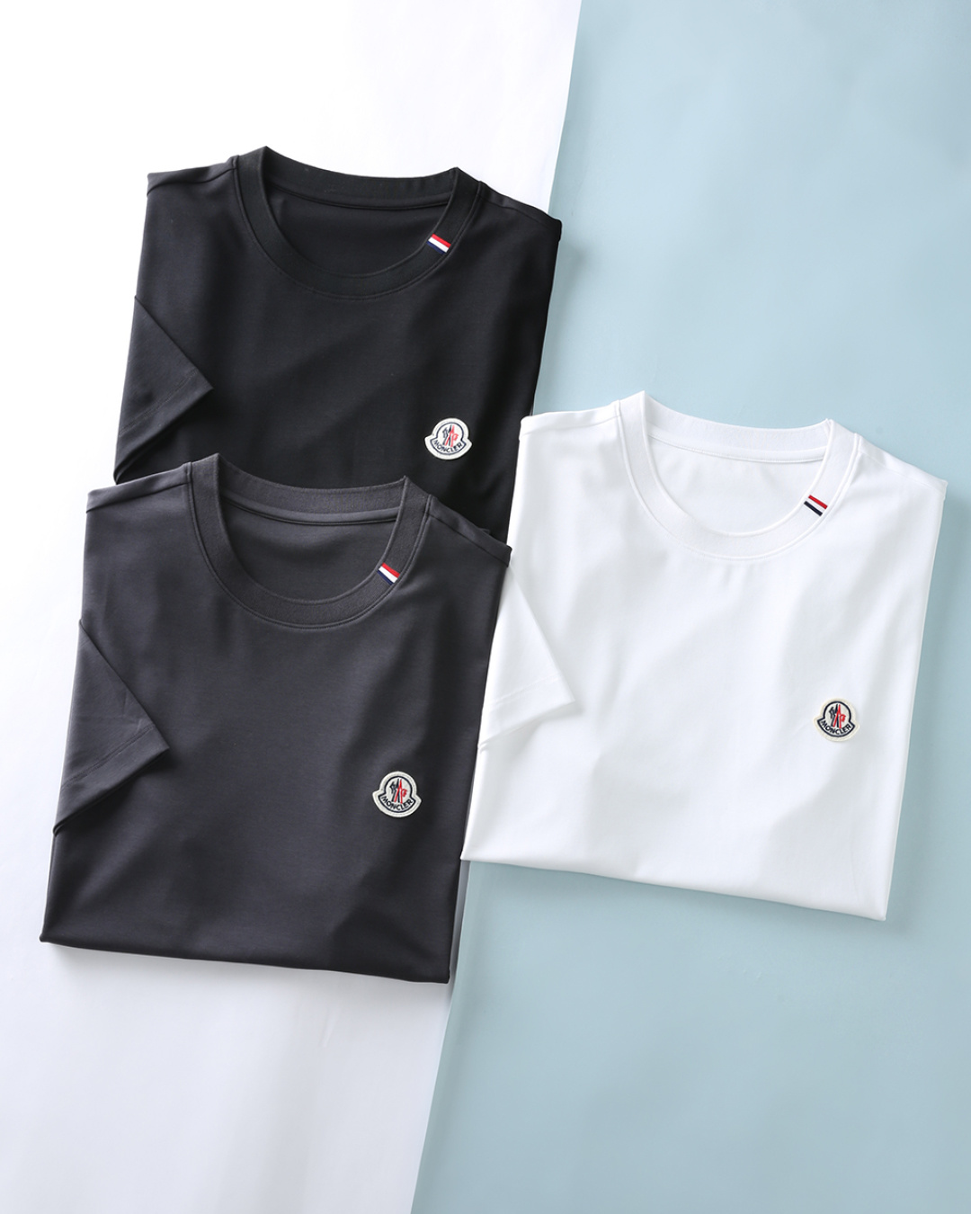 NO:829532,P Mon* buckle 26SS new spring and summer modal cotton basic round neck short Tee, men's classic felt badge embroidery on the chest, fashionable and casual pullover short-sleeved T-shirt!  Trading company channels are scarce, and GW is on sale simultaneously!  A basic item that can be worn in all seasons. It is not restricted by age or gender. It is versatile and timeless!  The imported 47 modal 44.7 cotton 8.7 spandex blended material (recommended by fabric control) is selected from the customer. It combines the triple advantages of modal's smooth drape, cotton's breathability and skin-friendliness, and spandex's high elasticity and shape retention. The fabric feels as soft and waxy as a cloud.  It has a soft matte luster, the upper body is breathable and not sweaty, it is not easy to deform or pill when worn for a long time, and it always maintains a neat fit and comfortable feel. The iconic badge logo emblazoned on the chest is the finishing touch of this Polo shirt!  This logo is like the soul mark of an artist, carrying the brand's long history and excellent quality. With its simple and unique design, it is particularly eye-catching against the solid color background, making it instantly recognizable!  The three-color webbing decoration at the collar breaks up the monotonous sky and injects infinite vitality and fashion sense into the entire T-shirt!  The basic fit design fits the curves of the body just right. It is neither too tight to appear restrictive nor too loose to lose style!  It can perfectly show off your figure advantages, allowing you to have a confident posture while wearing it comfortably!  Item No. YG-10 Size 48/M-56/3XL 48 Shoulder width 42 Bust 98 Dress length 66 Sleeve length 20 50 Shoulder width 44 Bust 102 Dress length 67 Sleeve length 21 52 Shoulder width 46 Bust 106 Dress length 68 Sleeve length 22 54 Shoulder width 48 Bust 110 Dress length 70 Sleeve length 23 56  Shoulder width 50, bust 114, length 72, sleeve length 24, T-shirt, tees, t-shirt,19860909P Mon*扣 26SS春夏新款莫代尔棉质基础圆领短Tee,男士胸前经典毛毡徽章刺绣时尚休闲套头短袖T恤衫！贸易公司渠道稀出,同步GW发售！可兼顾四季穿搭的基础单品,不受年龄和性别的限制,百搭好穿不过时！ 选用客供进口47莫代尔44.7棉8.7氨纶混纺材质（面料控推荐）,融合了莫代尔的柔滑垂坠、棉的透气亲肤与氨纶的高弹保形三重优势.面料触感如云般软糯,自带柔和的哑光光泽,上身透气不闷汗,久穿不易变形、不易起球,始终保持利落版型与舒适体感.而标志性的徽章标识点缀于胸前,更是这件Polo衫的点睛之笔！这个标识宛如艺术家的灵魂印记,承载着品牌悠久的历史和卓越的品质,它以简洁而独特的设计,在纯色的衣身背景下显得格外醒目,辨识度瞬间拉满！衣领处三色织带装饰点缀,划破了单调的天空,为整件 T 恤注入了无限的活力与时尚感！基础合身版型设计恰到好处地贴合身体曲线,既不会过于紧身而显得拘束,也不会过于宽松而失去型格！它能够完美地展现出你的身材优势,让你在穿着舒适的同时,也能拥有自信的姿态！货号YG-10 尺码48/M-56/3XL 48 肩宽42胸围98 衣长66袖长20 50 肩宽44胸围102衣长67袖长21 52 肩宽46胸围106衣长68袖长22 54 肩宽48胸围110衣长70袖长23 56 肩宽50胸围114衣长72袖长24,,T-shirt,tees，t-shirt,,Men's clothing