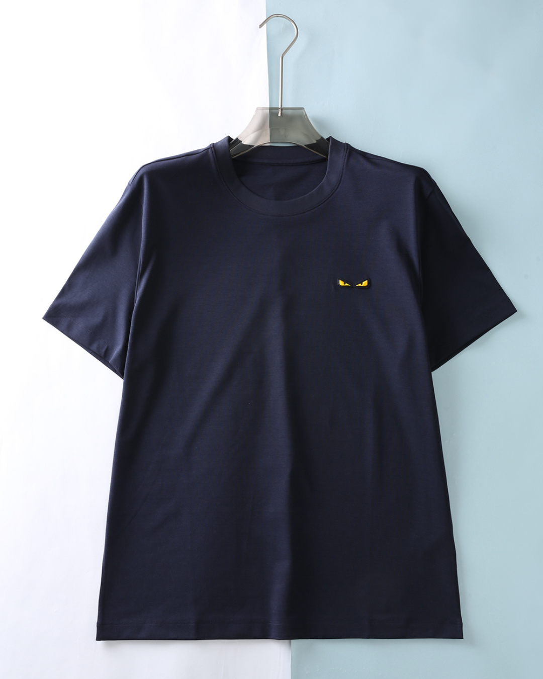 NO:829543,P Fen*di 26SS new spring and summer modal cotton basic round neck short T-shirt, men's classic little monster eye logo embroidered offset casual pullover short-sleeved T-shirt on the chest!  Trading company channels are scarce, and GW is on sale simultaneously!  The reappearance of FD's classic item is undoubtedly a classic that combines high quality and fashion elements. It is highly recommended that everyone must have it!  The imported 47 modal 44.7 cotton 8.7 spandex blended material (recommended by fabric control) is selected from the customer. It combines the triple advantages of modal's smooth drape, cotton's breathability and skin-friendly, and spandex's high elasticity and shape retention. The fabric feels as soft and waxy as a cloud, with a soft matte luster.  The body is breathable and not sweaty. It is not easy to deform or pill when worn for a long time. It always maintains a neat silhouette and a comfortable body feel. The classic yellow little monster embroidery on the chest of the body is made of high-density three-dimensional embroidery technology. The details are full and exquisite, low-key and low-key to highlight the brand recognition, injecting light luxury genes into the basic style!  The overall design adopts a minimalist and luxurious design language. The neat round neck silhouette modifies the neck line without unnecessary decoration. It relies entirely on the fabric texture and details to support the sense of luxury. The basic fit design fits the body curve just right, neither too tight to appear restrictive nor too loose to lose style!  It can perfectly show off your figure advantages, allowing you to have a confident posture while wearing it comfortably!  Item No. YG-08 Size 48/M-56/3XL 48 Shoulder width 42 Bust 98 Dress length 66 Sleeve length 20 50 Shoulder width 44 Bust 102 Dress length 67 Sleeve length 21 52 Shoulder width 46 Bust 106 Dress length 68 Sleeve length 22 54 Shoulder width 48 Bust 110 Dress length 70 Sleeve length 23 56  Shoulder width 50, bust 114, length 72, sleeve length 24, fendi, T-shirt, tees, t-shirt,19860909P Fen*迪 26SS春夏新款莫代尔棉质基础圆领短Tee,男士胸前经典小怪兽眼睛标识刺绣胶印休闲套头短袖T恤衫！贸易公司渠道稀出,同步GW发售！FD经典单品再现,无疑是一件融合了高品质与时尚元素的经典之作,强烈推荐各位人手必备！ 选用客供进口47莫代尔44.7棉8.7氨纶混纺材质（面料控推荐）,融合了莫代尔的柔滑垂坠、棉的透气亲肤与氨纶的高弹保形三重优势.面料触感如云般软糯,自带柔和的哑光光泽,上身透气不闷汗,久穿不易变形、不易起球,始终保持利落版型与舒适体感.衣身胸前经典黄色小怪兽刺绣,采用高密度立体绣工艺,细节饱满精致,低调彰显品牌辨识度,为基础款注入轻奢基因！整体采用极简轻奢的设计语言,利落的圆领廓形修饰颈部线条,没有多余装饰,完全靠面料质感与细节撑起高级感.基础合身版型设计恰到好处地贴合身体曲线,既不会过于紧身而显得拘束,也不会过于宽松而失去型格！它能够完美地展现出你的身材优势,让你在穿着舒适的同时,也能拥有自信的姿态！货号YG-08 尺码48/M-56/3XL 48 肩宽42胸围98 衣长66袖长20 50 肩宽44胸围102衣长67袖长21 52 肩宽46胸围106衣长68袖长22 54 肩宽48胸围110衣长70袖长23 56 肩宽50胸围114衣长72袖长24,,fendi,T-shirt,tees，t-shirt,,Men's clothing