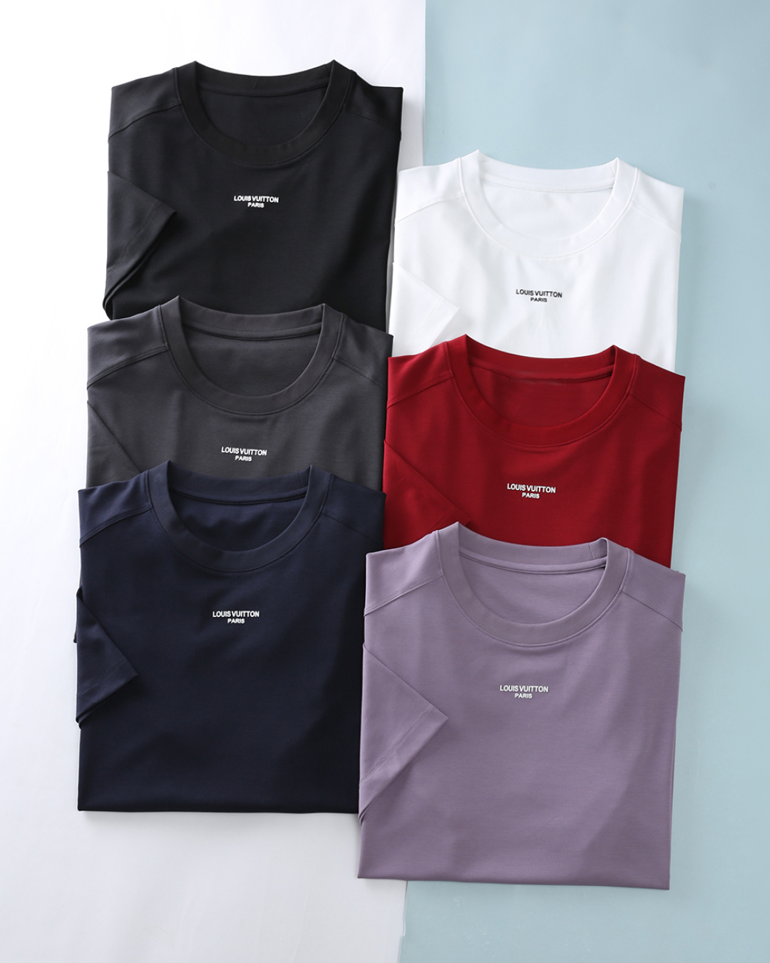 NO:848924,P Lou...V Lu*den 26SS new spring and summer modal cotton basic round neck short Tee, men's classic letter offset logo on the chest fashionable casual round neck short sleeve T-shirt!  Trading company channels are rare, ahead of GW sales!  V's new letter offset logo T-shirt is dedicated. It is like a bright star, finding the perfect balance between simplicity and luxury. It interprets the true meaning of fashion in a low-key yet elegant manner!  The imported 47 modal 44.7 cotton 8.7 spandex blended material (recommended by fabric control) is selected from the customer. It combines the triple advantages of modal's smooth drape, cotton's breathability and skin-friendliness, and spandex's high elasticity and shape retention. The fabric feels as soft and waxy as a cloud, with a soft texture.  Matte luster, the upper body is breathable and not sweaty, it is not easy to deform or pill when worn for a long time, and it always maintains a neat fit and comfortable body feel. The letter offset logo on the chest of the clothing is bright, and the font restores the brand's classic design language, low-key and unobtrusive, in a minimalist design  The brand recognition is injected into the middle, and the upper body is not obtrusive, showing a light and luxurious taste. The neckline adopts the same color high-elastic rib technology, which perfectly echoes the color of the body. It is not easy to loose and deform after long-term wear. It fits the neck line, is not tight or tight, and is comfortable and simple to wear.  Generous. The shoulders are designed with diagonal stitching to strengthen the shoulder lines, modify the head-to-shoulder ratio, make the upper body more neat and neat, and the details enhance the overall sophistication. The basic fit-fitting cut can show a different style whether worn alone or layered!  When worn alone, it can show your fashionable and handsome look, and when worn inside, it can be the finishing touch of your look!  Item No. YG-15 Size 48/M-56/3XL 48 Shoulder width 42 Bust 98 Dress length 66 Sleeve length 20 50 Shoulder width 44 Bust 102 Dress length 67 Sleeve length 21 52 Shoulder width 46 Bust 106 Dress length 68 Sleeve length 22 54 Shoulder width 48 Bust 110 Dress length 70 Sleeve length 23 56  Shoulder width 50, bust 114, length 72, sleeve length 24, T-shirt, tees, t-shirt,19860909P Lou…V 路*登 26SS春夏新款莫代尔棉质基础圆领短Tee,男士胸前经典字母胶印标识时尚休闲圆领短袖T恤衫！贸易公司渠道稀出,领先GW发售！V家新款字母胶印标识T恤奉献,它宛如一颗璀璨星辰,在简约与奢华之间找到了完美的平衡点,以一种低调而不失高雅的姿态,诠释着时尚的真谛！ 选用客供进口47莫代尔44.7棉8.7氨纶混纺材质（面料控推荐）,融合了莫代尔的柔滑垂坠、棉的透气亲肤与氨纶的高弹保形三重优势.面料触感如云般软糯,自带柔和的哑光光泽,上身透气不闷汗,久穿不易变形、不易起球,始终保持利落版型与舒适体感.衣身胸前字母胶印标识,色彩鲜明,字体还原品牌经典设计语言,低调不张扬,在极简设计中注入品牌辨识度,上身不突兀,尽显轻奢品味.领口采用同色系高弹罗纹工艺,与衣身色调完美呼应,久穿不易松垮变形,贴合颈部线条,不勒肉、不紧绷,穿着舒适自在,简约大气.肩部采用斜向拼接走线设计,强化肩部线条,修饰头肩比,上身更显利落精神,细节处提升整体精致度.基础合身版型裁剪,无论是单穿还是内搭,都能展现出不一样的风格！单穿时它可以展现你的时髦帅气,内搭时它又能作为你造型的点睛之笔！货号YG-15 尺码48/M-56/3XL 48 肩宽42胸围98 衣长66袖长20 50 肩宽44胸围102衣长67袖长21 52 肩宽46胸围106衣长68袖长22 54 肩宽48胸围110衣长70袖长23 56 肩宽50胸围114衣长72袖长24,,T-shirt,tees，t-shirt,,Men's clothing