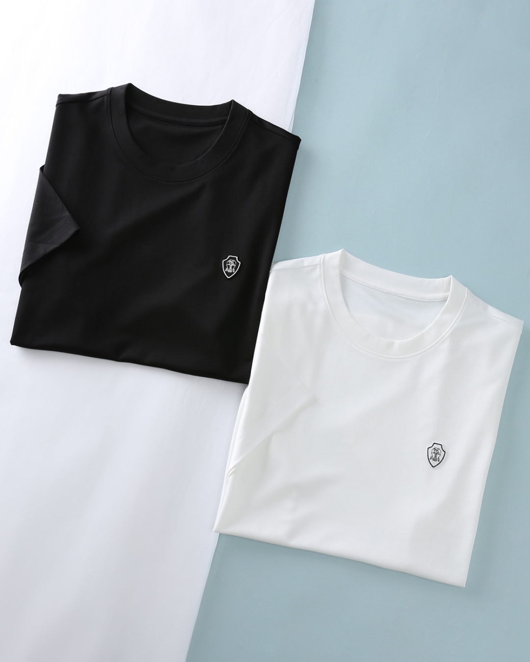 NO:848927,P Brunello C 26SS new spring and summer modal cotton basic round neck short Tee, men's chest shield badge embroidery logo solid color casual round neck short sleeve T-shirt!  Trading company channels are rare, ahead of GW sales!  In the vast ocean of fashion, there are always some items that can stand out with their unique charm and become the focus of everyone's attention. BC emblem embroidered T-shirt is one of them!  The imported 47 modal 44.7 cotton 8.7 spandex blended material (recommended by fabric control) is selected from the customer. It combines the triple advantages of modal's silky drape, cotton's breathability and skin-friendliness, and spandex's high elasticity and shape retention. The fabric feels as soft as a cloud.  Waxy, with a soft matte luster, the upper body is breathable and not sweaty. It is not easy to deform or pill when worn for a long time. It always maintains a neat fit and comfortable feel. The shield-shaped totem badge is embroidered on the chest of the garment, and the outline is outlined with white embroidery thread.  The internal pattern stitching is fine and neat, the embroidery is full and three-dimensional, the colors are bright and not easy to fall off, low-key and unobtrusive, injecting light luxury details into the minimalist design to enhance the overall sophistication. The neckline is made of high-elastic rib technology of the same color, which perfectly echoes the color of the body. It is not easy to loose and deform after long-term wear. It fits the neck line, is not pinched or tight, and is comfortable and comfortable to wear, simple and elegant. The basic fitted version can show a different style whether worn alone or layered!  When worn alone, it can show your fashionable and handsome look, and when worn inside, it can be the finishing touch of your look!  Item No. YG-16 Size 48/M-56/3XL 48 Shoulder width 42 Bust 98 Dress length 66 Sleeve length 20 50 Shoulder width 44 Bust 102 Dress length 67 Sleeve length 21 52 Shoulder width 46 Bust 106 Dress length 68 Sleeve length 22 54 Shoulder width 48 Bust 110 Dress length 70 Sleeve length 23 56  Shoulder width 50, bust 114, length 72, sleeve length 24, brunello cucinelli, T-shirt, tees, t-shirt,19860909P Brunello C 26SS春夏新款莫代尔棉质基础圆领短Tee,男士胸前盾牌徽章刺绣标识纯色休闲圆领短袖T恤衫！贸易公司渠道稀出,领先GW发售！在时尚的浩瀚海洋中,总有一些单品能凭借独特魅力脱颖而出,成为众人瞩目的焦点,BC徽章刺绣T恤便是其中之一！ 选用客供进口47莫代尔44.7棉8.7氨纶混纺材质（面料控推荐）,融合了莫代尔的柔滑垂坠、棉的透气亲肤与氨纶的高弹保形三重优势.面料触感如云般软糯,自带柔和的哑光光泽,上身透气不闷汗,久穿不易变形、不易起球,始终保持利落版型与舒适体感.衣身胸前盾形图腾徽章刺绣标识,采用白色绣线勾勒轮廓,内部纹样针脚细密工整,刺绣饱满立体,色彩鲜明不易脱落,低调不张扬,在极简设计中注入轻奢细节,提升整体精致度.领口采用同色系高弹罗纹工艺,与衣身色调完美呼应,久穿不易松垮变形,贴合颈部线条,不勒肉、不紧绷,穿着舒适自在,简约大气.基础合身版型裁剪,无论是单穿还是内搭,都能展现出不一样的风格！单穿时它可以展现你的时髦帅气,内搭时它又能作为你造型的点睛之笔！货号YG-16 尺码48/M-56/3XL 48 肩宽42胸围98 衣长66袖长20 50 肩宽44胸围102衣长67袖长21 52 肩宽46胸围106衣长68袖长22 54 肩宽48胸围110衣长70袖长23 56 肩宽50胸围114衣长72袖长24,,brunello cucinelli,T-shirt,tees，t-shirt,,Men's clothing
