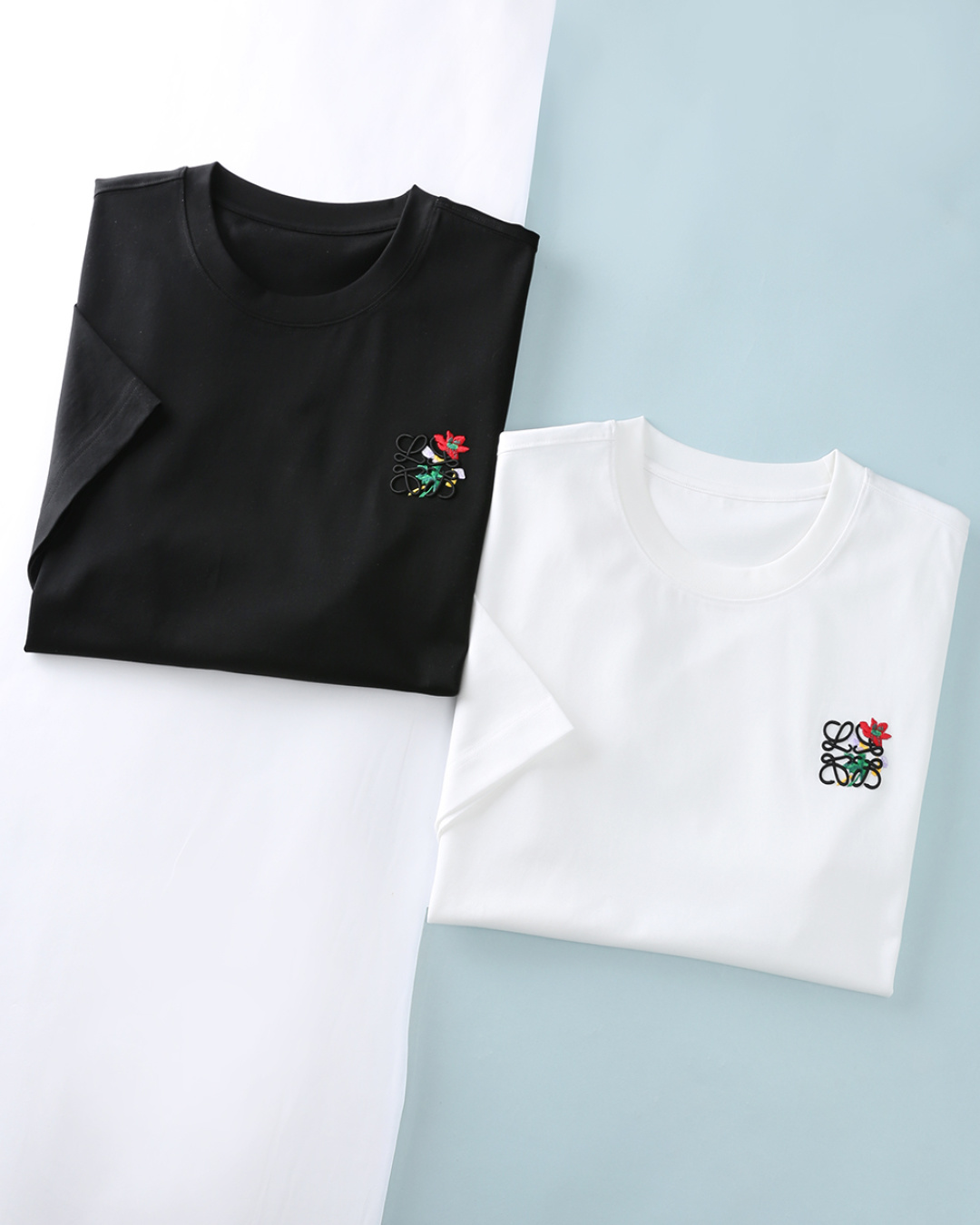 NO:848930,P LOE Luo Yi* 26SS new spring and summer high-quality liquid ammonia long-staple cotton basic round neck short T-shirt, men's floral Anagram embroidered logo fashion casual pullover short-sleeved T-shirt!  Trading company channels are scarce, and GW is on sale simultaneously!  LW's iconic Anagram totem is combined with floral embroidery to create a light luxury T-shirt with both high-end texture and artistic atmosphere. The minimalist silhouette and exquisite details interpret 'effortless elegance' and are perfectly suitable for daily commuting, light socializing and leisure scenes. It is a timeless basic benchmark in the light luxury wardrobe.  The imported high-count liquid ammonia mercerized cotton fabric is selected from customers. The fabric has a mercerized texture, the upper body is silky and breathable, and the touch is as delicate as a cloud. It does not make you sweaty when worn for a long time, and it has a soft and luxurious feel. The high-count weaving process is crisp and stylish. It is not easy to collapse, pilling or fading after washing, and it has a texture as it wears. The brand's iconic Anagram is embellished on the chest of the garment.  Totems and colorful flower embroidery are three-dimensional and full, with distinct color layers, low-key and luxurious, and the details highlight the brand's artistic heritage. The classic round neck design adopts reinforced rib collar, which is not easy to deform after long-term wear, modifies the neck line, and is suitable for various styles.  .The pattern design follows the basic straight cut, which not only retains the casualness of the T-shirt, but also takes into account the slimming effect. Whether it is paired with casual pants or formal pants, it can easily handle a variety of occasions, showing the wearer's calm attitude towards life and elegant taste!  Item No. YG-17 Size 48/M-56/3XL 48 Shoulder width 51 Bust 104 Dress length 68 Sleeve length 22 50 Shoulder width 52 Bust 108 Dress length 69 Sleeve length 23 52 Shoulder width 53 Bust 112 Dress length 70 Sleeve length 23 54 Shoulder width 54 Bust 116 Dress length 71 Sleeve length 24 56  Shoulder width 55, bust 120, length 72, sleeve length 24,,loewe,loewe,T-shirt,tees,t-shirt,19860909P LOE 罗意* 26SS春夏新款高品质液氨长绒棉基础圆领短Tee,男士花卉Anagram刺绣标识时尚休闲套头短袖T恤衫！贸易公司渠道稀出,同步GW发售！LW标志性 Anagram 图腾与花卉刺绣融合,打造一件兼具高级质感与艺术氛围的轻奢 T 恤.极简廓形搭配精致细节,诠释 “不费力的优雅”,完美适配日常通勤、轻社交与休闲场景,是轻奢衣橱里永不过时的基础款标杆. 甄选客供进口高支液氨丝光棉面料,面料自带丝光质感,上身丝滑透气,触感细腻如云朵,久穿不闷汗,自带柔光高级感.高支织造工艺,挺括有型,洗后不易软塌、不易起球、不易掉色,越穿越有质感.衣身胸前点缀品牌标志性 Anagram 图腾与彩色花卉刺绣,立体饱满,色彩层次分明,低调彰显轻奢辨识度,细节处彰显品牌艺术底蕴.经典圆领设计,采用加固罗纹领口,久穿不易变形,修饰颈部线条,适配各种穿搭风格.版型设计上遵循了基础直筒剪裁,既保留了T恤的休闲随性,又兼顾了修身效果,无论是搭配休闲裤还是正装裤,都能轻松驾驭多种场合,展现出穿着者从容不迫的生活态度与高雅品味！货号YG-17 尺码48/M-56/3XL 48 肩宽51胸围104衣长68袖长22 50 肩宽52胸围108衣长69袖长23 52 肩宽53胸围112衣长70袖长23 54 肩宽54胸围116衣长71袖长24 56 肩宽55胸围120衣长72袖长24,,loewe,loewe,T-shirt,tees，t-shirt,,Men's clothing