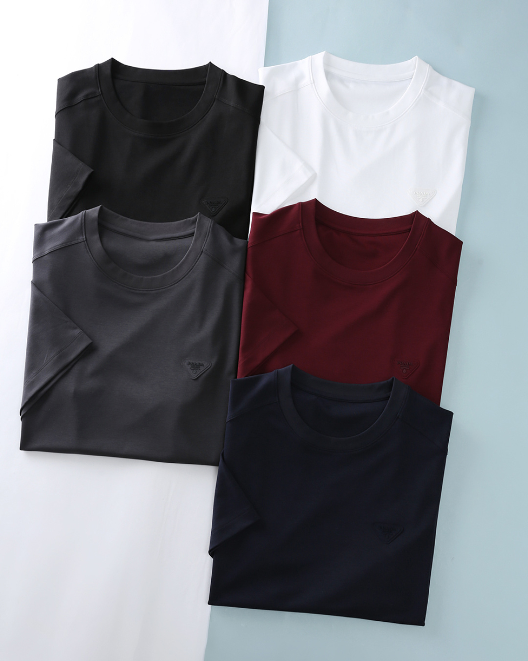 NO:848933,P PA*La 26SS new spring and summer modal cotton basic round neck short Tee, men's classic triangle label patch cloth label solid color casual round neck short sleeve T-shirt!  Trading company channels are rare, ahead of GW sales!  A basic short T-shirt with a high commute rate, it can meet all your daily dressing needs and bring out a new level of fashion!  The imported 47 modal 44.7 cotton 8.7 spandex blended material (recommended by fabric control) is selected from the customer. It combines the triple advantages of modal's silky drape, cotton's breathability and skin-friendliness, and spandex's high elasticity and shape retention. Fabric feel  As soft and waxy as a cloud, with a soft matte luster, the upper body is breathable and not sweaty. It is not easy to deform or pill when worn for a long time. It always maintains a neat fit and comfortable body feel. The iconic triangle fabric logo on the chest of the garment is stitched on the edge.  The legs are neat, the texture is high-end, and the low-key echoes the brand design language. It injects recognition into the minimalist design, and the upper body is not obtrusive, showing a light and luxurious taste. The neckline is made of high-elastic rib technology of the same color, which perfectly echoes the color of the body. It is not easy to loosen and deform after long-term wear. It fits the neck line, is not pinched or tight, and is comfortable and comfortable to wear. It is simple and elegant. The basic fitted version can show a different style whether worn alone or layered!  When worn alone, it can show your fashionable and handsome look, and when worn inside, it can be the finishing touch of your look!  Item No. YG-21 Size 48/M-56/3XL 48 Shoulder width 42 Bust 98 Clothing length 66 Sleeve length 20 50 Shoulder width 44 Bust 102 Clothing length 67 Sleeve length 21 52 Shoulder width 46 Bust 106 Clothing length 68 Sleeve length 22 54 Shoulder width 48 Bust 110 Clothing length 70 Sleeve length 23 56  Shoulder width 50, bust 114, length 72, sleeve length 24, T-shirt, tees, t-shirt,19860909P PA*拉 26SS春夏新款莫代尔棉质基础圆领短Tee,男士经典三角标贴布标签纯色休闲圆领短袖T恤衫！贸易公司渠道稀出,领先GW发售！通勤率极高的基础短Tee,它可以满足你日常所有穿搭需求,穿出时髦气场与新高度！ 选用客供进口47莫代尔44.7棉8.7氨纶混纺材质（面料控推荐）,融合了莫代尔的柔滑垂坠、棉的透气亲肤与氨纶的高弹保形三重优势.面料触感如云般软糯,自带柔和的哑光光泽,上身透气不闷汗,久穿不易变形、不易起球,始终保持利落版型与舒适体感.衣身胸前标志性三角标织物标识,边缘针脚工整,质感高级,低调呼应品牌设计语言,在极简设计中注入辨识度,上身不突兀,尽显轻奢品味.领口采用同色系高弹罗纹工艺,与衣身色调完美呼应,久穿不易松垮变形,贴合颈部线条,不勒肉、不紧绷,穿着舒适自在,简约大气.基础合身版型裁剪,无论是单穿还是内搭,都能展现出不一样的风格！单穿时它可以展现你的时髦帅气,内搭时它又能作为你造型的点睛之笔！货号YG-21 尺码48/M-56/3XL 48 肩宽42胸围98 衣长66袖长20 50 肩宽44胸围102衣长67袖长21 52 肩宽46胸围106衣长68袖长22 54 肩宽48胸围110衣长70袖长23 56 肩宽50胸围114衣长72袖长24,,T-shirt,tees，t-shirt,,Men's clothing