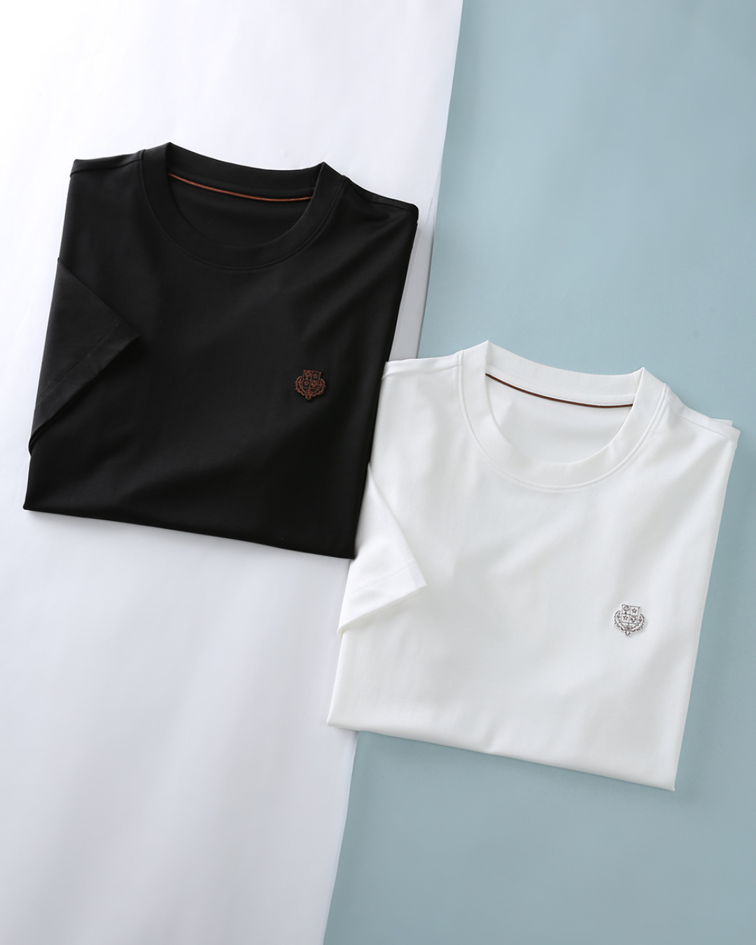 NO:848935,P Lor* Piana 26SS new spring and summer modal cotton basic round neck short Tee, men's chest shield logo embossed embossed logo solid color casual round neck short sleeve T-shirt!  Trading company channels are rare, ahead of GW sales!  LP basic T-shirt dedication, this simple yet stylish clothing has been favored by fashionistas and quality pursuers since its inception!  The imported 47 modal 44.7 cotton 8.7 spandex blended material (recommended by fabric control) is selected from the customer. It combines the triple advantages of modal's smooth drape, cotton's breathability and skin-friendliness, and spandex's high elasticity and shape retention. The fabric feels as soft and waxy as a cloud.  , has a soft matte luster, the upper body is breathable and not sweaty, it is not easy to deform or pill when worn for a long time, and it always maintains a neat fit and comfortable body feel. Shield-shaped three-dimensional embossing + embroidery logo on the chest of the body, contrasting embroidery thread outlines the outline, and internal patterns  The stitching is fine and neat, the embroidery is full and three-dimensional, the colors are bright and not easy to fall off, and the low-key echoes the brand design language, injecting light luxury details into the minimalist design to enhance the overall sophistication. The neckline adopts the same color high-elastic rib technology, which perfectly echoes the color of the body.  When worn alone, it can show your fashionable and handsome look, and when worn inside, it can be the finishing touch of your look!  Item No. YG-20 Size 48/M-56/3XL 48 Shoulder width 42 Bust 98 Dress length 66 Sleeve length 20 50 Shoulder width 44 Bust 102 Dress length 67 Sleeve length 21 52 Shoulder width 46 Bust 106 Dress length 68 Sleeve length 22 54 Shoulder width 48 Bust 110 Dress length 70 Sleeve length 23 56  Shoulder width 50, bust 114, length 72, sleeve length 24, loro piana, T-shirt, tees, t-shirt,19860909P Lor* Piana 26SS春夏新款莫代尔棉质基础圆领短Tee,男士胸前盾标刺绣压纹标识纯色休闲圆领短袖T恤衫！贸易公司渠道稀出,领先GW发售！LP基础T恤奉献,这款简约而不失格调的衣物,自问世以来便深受时尚达人与品质追求者的青睐！ 选用客供进口47莫代尔44.7棉8.7氨纶混纺材质（面料控推荐）,融合了莫代尔的柔滑垂坠、棉的透气亲肤与氨纶的高弹保形三重优势.面料触感如云般软糯,自带柔和的哑光光泽,上身透气不闷汗,久穿不易变形、不易起球,始终保持利落版型与舒适体感.衣身胸前盾形立体压纹+刺绣标识,撞色绣线勾勒轮廓,内部纹样针脚细密工整,刺绣饱满立体,色彩鲜明不易脱落,低调呼应品牌设计语言,在极简设计中注入轻奢细节,提升整体精致度.领口采用同色系高弹罗纹工艺,与衣身色调完美呼应,久穿不易松垮变形,贴合颈部线条,不勒肉、不紧绷,穿着舒适自在,简约大气.基础合身版型裁剪,无论是单穿还是内搭,都能展现出不一样的风格！单穿时它可以展现你的时髦帅气,内搭时它又能作为你造型的点睛之笔！货号YG-20 尺码48/M-56/3XL 48 肩宽42胸围98 衣长66袖长20 50 肩宽44胸围102衣长67袖长21 52 肩宽46胸围106衣长68袖长22 54 肩宽48胸围110衣长70袖长23 56 肩宽50胸围114衣长72袖长24,,loro piana,T-shirt,tees，t-shirt,,Men's clothing