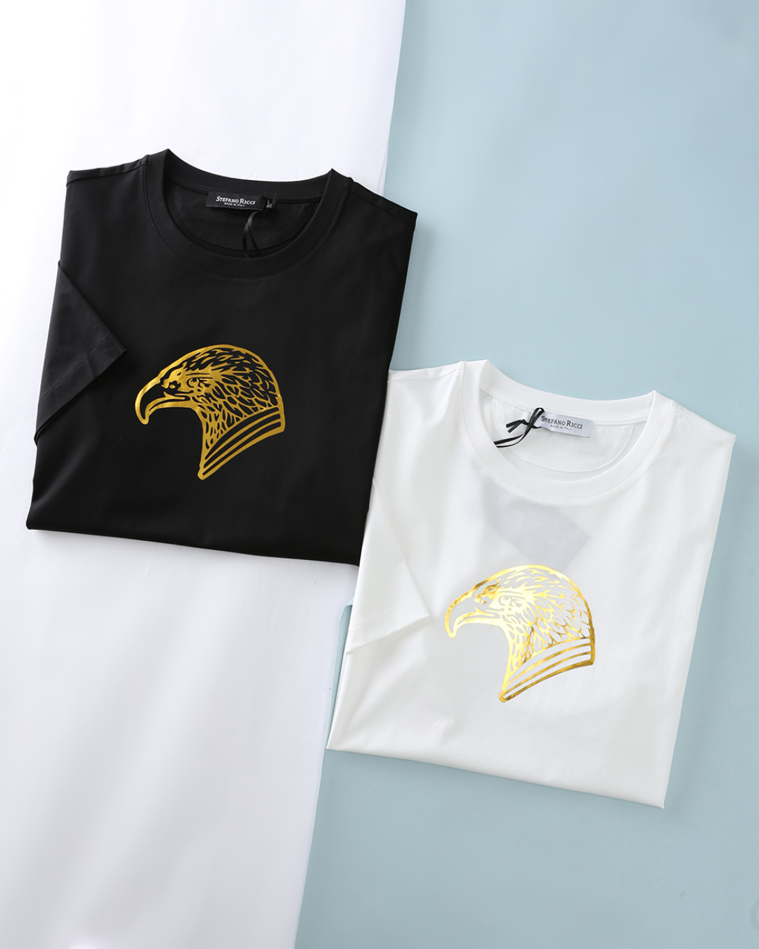 NO:857392,Stefano Ricci (Stephen) 26SS new spring and summer high count double mercerized cotton round neck short Tee, men's classic eagle head gold stamping logo, fashionable and casual round neck short sleeve T-shirt!  Trading company channels are scarce, and GW is on sale simultaneously!  With the golden eagle head print that is the brand's symbol as the core, it interprets the brand's consistent luxury aesthetics, combining classic symbols with exquisite craftsmanship to create an everyday T-shirt that is both recognizable and high-end. The imported high-count and high-density 80-count double-strand mercerized cotton fabric is selected and supplied by customers. It has a soft, waxy and delicate texture that can be rolled over ordinary fabrics on the market. It has good moisture absorption and breathability, and is next to the skin for an extremely comfortable wearing experience!  The iconic golden eagle head hot stamping print on the front of the body, the details are clear and three-dimensional, low-key highlighting the brand identity. The back collar is equipped with the brand embroidered logo, and the cuffs are embellished with Italian flag embroidery, showing the brand texture in every detail!  The basic and versatile casual round-neck design makes daily wear more leisurely. Whether you are attending a gathering with friends or engaging in outdoor leisure activities, this T-shirt can be your best partner and make you stand out from the crowd!  Item No. 36702 Size 48/M-56/3XL 48 Shoulder width 43 Bust 100 Dress length 69 Sleeve length 21 50 Shoulder width 45 Bust 105 Dress length 70 Sleeve length 22 52 Shoulder width 47 Bust 110 Dress length 71 Sleeve length 23 54 Shoulder width 49 Bust 115 Dress length 72 Sleeve length 24 56  Shoulder width 51, bust 120, length 74, sleeve length 25, T-shirt, tees, t-shirt,19860909Stefano Ricci（史蒂芬）26SS春夏新款高支双丝光棉圆领短Tee,男士经典鹰头烫金印花标识、时尚休闲圆领短袖T恤衫！贸易公司渠道稀出,同步GW发售！以品牌象征的金色鹰头印花为核心,诠释品牌一贯的奢华美学,将经典符号与精致工艺结合,打造兼具辨识度与高级感的日常 T 恤. 甄选客供进口高支高密80支双股丝光棉面料,软糯细腻的出色质感,可随意碾压市面普通面料,吸湿透气性佳,贴肤带来极致舒适的穿着体验！衣身前幅标志性金色鹰头烫金印花,细节清晰立体,低调彰显品牌身份,后领处搭配品牌刺绣标识,袖口点缀意大利国旗刺绣,细节处尽显品牌质感！基础百搭休闲圆领版型设计,更是让日常穿搭变得从容不迫,无论是出席朋友聚会,还是进行户外休闲活动,这款T恤都能成为你的最佳拍档,让你在人群中脱颖而出！货号36702 尺码48/M-56/3XL 48 肩宽43胸围100衣长69袖长21 50 肩宽45胸围105衣长70袖长22 52 肩宽47胸围110衣长71袖长23 54 肩宽49胸围115衣长72袖长24 56 肩宽51胸围120衣长74袖长25,,T-shirt,tees，t-shirt,,Men's clothing