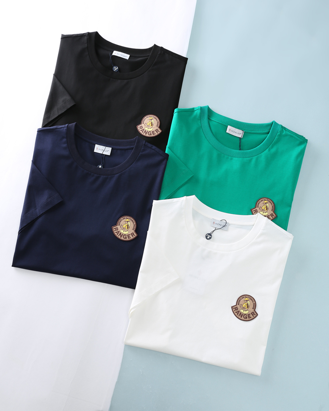 NO:845784,Mon* buckle 26SS new spring and summer high-count mercerized cotton round-neck short-sleeved T-shirt, men's Mon Duck patch logo on the chest fashionable casual round-neck short-sleeved T-shirt!  Trading company channels are rare, ahead of GW sales!  Drawing inspiration from nature, the character of Mon Duck is transformed into a forest ranger, interpreting the brand's design concept of 'no boundaries between the city and the mountains'. It is perfectly suitable for daily commuting, light outdoor travel and leisure scenes. It is a timeless basic model in the light luxury wardrobe.  The imported high-count and high-density 80-count double-strand mercerized cotton fabric is selected and supplied by customers. It has a soft, waxy and delicate texture and can be rolled over ordinary fabrics on the market. It has good moisture absorption and breathability, and is close to the skin for an extremely comfortable wearing experience!  The chest of the garment is decorated with a patch of the brand's mascot playing the role of a forest ranger, playfully showing the series' love for nature. It is matched with the classic felt labels on the sleeve arms, which has a street feel without losing the sophistication of a big brand. The fit-fitting cut does not blindly pursue looseness or tightness, but is based on ergonomic principles and has been repeatedly tried on and modified to create a just-right fit!  Item No. 6103 Size 48/M-56/3XL 48 Shoulder width 43 Bust 100 Dress length 69 Sleeve length 21 50 Shoulder width 45 Bust 105 Dress length 70 Sleeve length 22 52 Shoulder width 47 Bust 110 Dress length 71 Sleeve length 23 54 Shoulder width 49 Bust 115 Dress length 72 Sleeve length 24 56  Shoulder width 51, bust 120, length 74, sleeve length 25, T-shirt, tees, t-shirt,19860909Mon*扣 26SS春夏新款高支丝光棉圆领短Tee,男士胸前Mon Duck贴片标识时尚休闲圆领短袖T恤衫！贸易公司渠道稀出,领先GW发售！来自大自然汲取灵感,将Mon Duck角色摇身一变,化为护林员,诠释品牌 “城市与山野无界” 的设计理念,完美适配日常通勤、轻户外出行与休闲场景,是轻奢衣橱里永不过时的基础款标杆. 甄选客供进口高支高密80支双股丝光棉面料,软糯细腻的出色质感,可随意碾压市面普通面料,吸湿透气性佳,贴肤带来极致舒适的穿着体验！衣身胸前饰有品牌吉祥物扮演护林员的贴片,以俏皮方式展现该系列对大自然的热爱,搭配袖臂上的经典毛毡标签相呼应,既有街头感,又不失大牌的精致度.合身版型裁剪,它并非一味地追求宽松或紧身,而是根据人体工程学原理,经过反复的试穿和修改,打造出一种恰到好处的合身感！货号6103 尺码48/M-56/3XL 48 肩宽43胸围100衣长69袖长21 50 肩宽45胸围105衣长70袖长22 52 肩宽47胸围110衣长71袖长23 54 肩宽49胸围115衣长72袖长24 56 肩宽51胸围120衣长74袖长25,,T-shirt,tees，t-shirt,,Men's clothing