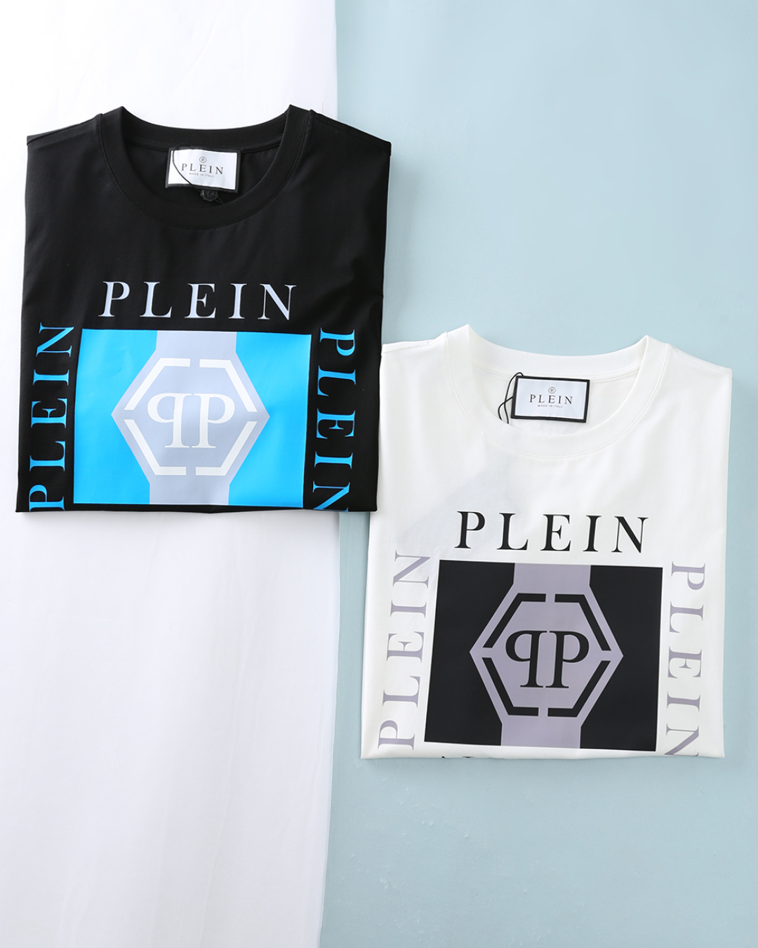 NO:845774,PP Feili*Pu*Yin 26SS spring and summer new high-count mercerized cotton round-neck short T-shirt, men's classic PP letter logo printed logo fashion casual short-sleeved T-shirt!  Trading company channels are scarce, and GW is on sale simultaneously!  With the brand's iconic hexagonal PP printing as the core, it interprets the brand's consistent bold and avant-garde aesthetics, combining trend symbols with exquisite craftsmanship to create an everyday T-shirt that is both recognizable and street-friendly. The imported high-count and high-density 80-count double-strand mercerized cotton fabric is selected and supplied by customers. It has a soft, waxy and delicate texture and can be rolled over ordinary fabrics on the market. It has good moisture absorption and breathability, and is next to the skin for an extremely comfortable wearing experience!  The iconic hexagonal PP letter print on the front of the body is brightly colored and low-key highlighting the brand identity!  The collar is equipped with a metallic hexagonal leather label, and the side seams are embellished with brand woven labels. The brand texture is fully displayed in the details!  The reinforced threaded round neck design fits the neck line and is not easy to loosen and deform after long-term wear. It is cut in a basic fitting style and is easy to match with various bottoms!  This is a powerful T-shirt. It is not only a piece of clothing, but also an expression of attitude. It is suitable for trendy people who pursue individuality, love street culture, and want to show a strong sense of presence in daily wear. Item No. 13609 Size 48/M-56/3XL 48 Shoulder width 43 Bust 100 Clothing length 69 Sleeve length 21 50 Shoulder width 45 Bust 105 Clothing length 70 Sleeve length 22 52  Shoulder width 47, bust 110, length 71, sleeve length 23 54, shoulder width 49, bust 115, length 72, sleeve length 24 56, shoulder width 51, bust 120, length 74, sleeve length 25,, T-shirt, tees, t-shirt,19860909PP 菲利*谱*因 26SS春夏新款高支丝光棉圆领短Tee,男士经典PP字母徽标印花标识时尚休闲短袖T恤衫！贸易公司渠道稀出,同步GW发售！以品牌标志性的六边形 PP 印花为核心,诠释品牌一贯的大胆前卫美学,将潮流符号与精致工艺结合,打造兼具辨识度与街头感的日常 T 恤. 甄选客供进口高支高密80支双股丝光棉面料,软糯细腻的出色质感,可随意碾压市面普通面料,吸湿透气性佳,贴肤带来极致舒适的穿着体验！衣身前幅标志性的六边形 PP 字母印花,色彩鲜明,低调彰显品牌身份！领处搭配金属质感六边形皮标,侧缝点缀品牌织唛,细节处尽显品牌质感！加固螺纹圆领设计,贴合颈部线条,久穿不易松垮变形,基础合身版型裁剪,易于搭配各种下装！这是一件充满力量感的T恤.它不仅仅是一件衣服,更是一种态度的表达.适合追求个性、热爱街头文化、想要在日常穿搭中展现强烈存在感的潮流人士.货号13609 尺码48/M-56/3XL 48 肩宽43胸围100衣长69袖长21 50 肩宽45胸围105衣长70袖长22 52 肩宽47胸围110衣长71袖长23 54 肩宽49胸围115衣长72袖长24 56 肩宽51胸围120衣长74袖长25,,T-shirt,tees，t-shirt,,Men's clothing