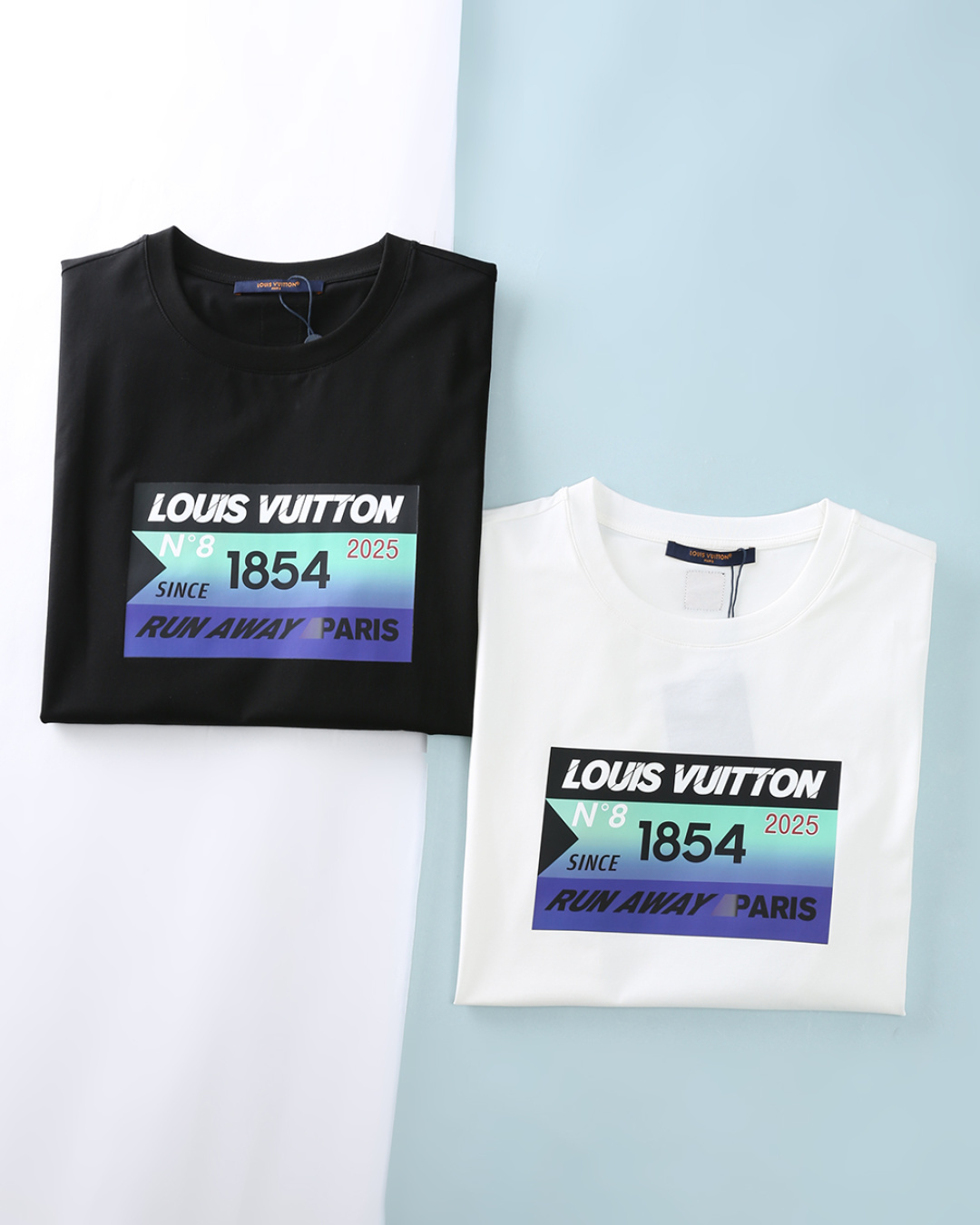 NO:845777,Lou...V Lu*deng 26SS spring and summer new high-count mercerized cotton round-neck short T-shirt, men's 'Run Away Paris' printed logo fashion casual short-sleeved T-shirt!  Trading company channels are scarce, and GW is on sale simultaneously!  The iconic 'Run Away Paris' gradient print interprets the brand's design concept of 'symbiosis of classics and trends'. It is perfectly suitable for daily commuting and light social scenes. It is a timeless basic model in the light luxury wardrobe. The imported high-count and high-density 80-count double-strand mercerized cotton fabric is selected and supplied by customers. It has a soft and delicate texture and can be rolled over ordinary fabrics on the market. It has good moisture absorption and breathability, and is next to the skin for an extremely comfortable wearing experience!  Signature 'Run Away Paris' on front  Gradient printing adopts high-density environmentally friendly offset printing technology, with distinct color layers, restoring the brand's iconic gradient effect, and low-key highlighting the brand's trendy genes and light luxury recognition. It is paired with a mirrored label on the back to cleverly occupy the rear. The overall design is young and energetic, simple and elegant  It still has a high-end feel, is low-key and recognizable. It is cut in a basic fit and is available in two colors. It is simple and elegant and suitable for a variety of body types. Whether it is paired with jeans or casual pants, it can easily create a sense of fashion and show the fashionable charm of spring and summer. Item No. 8204  Size 48/M-56/3XL 48 Shoulder width 43 Bust 100 Dress length 69 Sleeve length 21 50 Shoulder width 45 Bust 105 Dress length 70 Sleeve length 22 52 Shoulder width 47 Bust 110 Dress length 71 Sleeve length 23 54 Shoulder width 49 Bust 115 Dress length 72 Sleeve length 24 56  Shoulder width 51, bust 120, length 74, sleeve length 25, jeans, T-shirt, tees, t-shirt,19860909Lou…V 路*登 26SS春夏新款高支丝光棉圆领短Tee,男士“Run Away Paris”印花标识时尚休闲短袖T恤衫！贸易公司渠道稀出,同步GW发售！标志性 “Run Away Paris” 渐变印花,诠释品牌 “经典与潮流共生” 的设计理念,完美适配日常通勤、轻社交场景,是轻奢衣橱里永不过时的基础款标杆. 甄选客供进口高支高密80支双股丝光棉面料,软糯细腻的出色质感,可随意碾压市面普通面料,吸湿透气性佳,贴肤带来极致舒适的穿着体验！衣身前幅标志性 “Run Away Paris” 渐变印花,采用高密环保胶印工艺,色彩层次分明,还原品牌标志性渐变效果,低调彰显品牌潮流基因与轻奢辨识度.搭配后背镜像标签,巧妙栖身后部.整体设计年轻有活力,简约又不失高级感,低调又有辨识度.基础合身版型裁剪,双色可选,简洁大方,适配多种身材.无论是搭配牛仔裤还是休闲裤,都能轻松营造出时尚潮流感,展现春夏时尚魅力.货号8204 尺码48/M-56/3XL 48 肩宽43胸围100衣长69袖长21 50 肩宽45胸围105衣长70袖长22 52 肩宽47胸围110衣长71袖长23 54 肩宽49胸围115衣长72袖长24 56 肩宽51胸围120衣长74袖长25,,jeans,T-shirt,tees，t-shirt,,Men's clothing