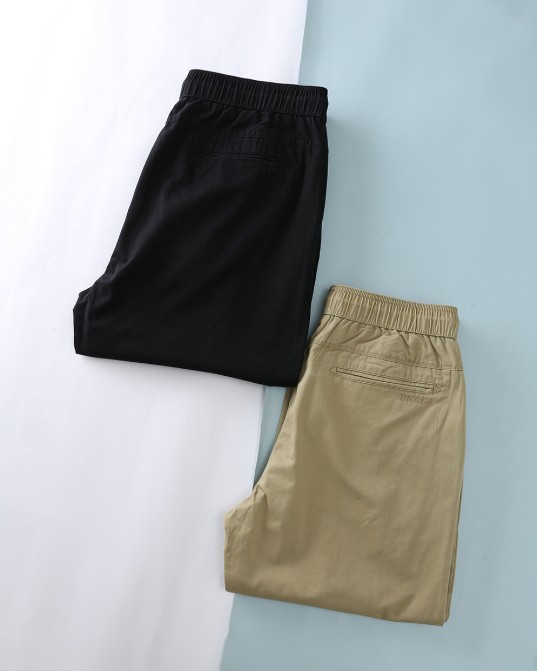 NO:848918,PA Prada 2026SS new summer style, men's classic same-color letter embroidered logo business casual drawstring straight casual pants!  Trading company channels are rare, ahead of GW sales!  Italian minimalist aesthetics collide with daily comfort. The brand embroidery logo is low-key embellishment. The high-count twill fabric creates a neat texture. The loose straight version is suitable for commuting and leisure. It is a versatile light luxury casual pants that is a must-have for men's wardrobe.  Made of imported light twill cotton material, high count twill fabric, it has a delicate and soft touch, with a soft luster, the upper body is not easy to wrinkle, breathable and sweat-wicking, comfortable to wear, has good wear resistance and wrinkle resistance, and has a texture as you wear it. The fabric is durable  Through pre-shrinking and pre-washing process, it has strong dimensional stability and is not easy to shrink and deform after washing; it adopts environmentally friendly reactive dyeing process, the color is firm, and it is not easy to fade after long-term washing; the embroidery process is firm, washable and wearable, and not easy to fall off. Iconic brand on the back of the trousers  The letters and logos are embroidered with exquisite craftsmanship, combining brand recognition and high-end texture. The upper body is low-key without losing personality, showing a light and luxurious taste. The waistband is made of high-elastic elastic technology of the same color, and is matched with brand webbing drawstrings. The elasticity can be adjusted freely, making it comfortable to wear.  It is comfortable, fits the waist line, does not pinch or tighten, and takes into account practicality and beauty. It is loose, straight and slightly wide, not flattering, not bulky, not tight, and is tolerant to various body shapes. The upper body is neat and slim, with a sense of relaxation and luxury. It can be matched with  T-shirts, shirts and suits are all outstanding. Item No. 037-DE Size 48/M-54/XXL 48 Waist 78-90 Hips 114 straight 32 Pants length 104 50 Waist 82-94 Hips 118 straight 33 Pants length 105 52 Waist 86-98 Hips 122 straight 33 Pants length 106 54  Waist 90-102 Hips 126 Straight 34 Pants length 107, prada, shirts, business suit,19860909PA普拉达2026SS夏季新款,男士经典同色系字母刺绣标识商务休闲抽绳直筒型休闲裤！贸易公司渠道稀出,领先GW发售！意式极简美学与日常舒适碰撞,品牌刺绣标识低调点缀,高支斜纹面料打造利落质感,宽松直筒版型兼顾通勤与休闲,是男士衣橱必备的百搭轻奢休闲裤. 选用客供进口轻薄斜纹棉材质,高支斜纹面料,触感细腻软糯,自带柔和光泽,上身不易起皱,透气排汗,穿着舒适自在,兼具良好的耐磨性与抗皱性,越穿越有质感.面料经过预缩、预水洗工艺处理,尺寸稳定性强,水洗后不易缩水变形；采用环保活性染色工艺,色彩牢固,久洗不易掉色；刺绣工艺牢固,耐洗耐穿,不易脱落.裤身后幅标志性品牌字母徽标刺绣点缀,工艺精致,兼具品牌辨识度与高级质感,上身低调又不失个性,尽显轻奢品味.腰头采用同色系高弹松紧工艺,搭配品牌织带抽绳,可自由调节松紧,穿着舒适自在,贴合腰部线条,不勒肉、不紧绷,兼顾实用性与美观度.宽松直筒微阔剪裁,不挑身材、不臃肿、不紧绷,对各种身形包容性强,上身利落显瘦,自带松弛高级感,搭配 T 恤、衬衫、西装都很出彩.货号037-DE 尺码48/M-54/XXL 48 腰围78-90 臀围114直挡32 裤长104 50 腰围82-94 臀围118直挡33 裤长105 52 腰围86-98 臀围122直挡33 裤长106 54 腰围90-102 臀围126直挡34 裤长107,,prada,shirts,business suit,,Men's clothing