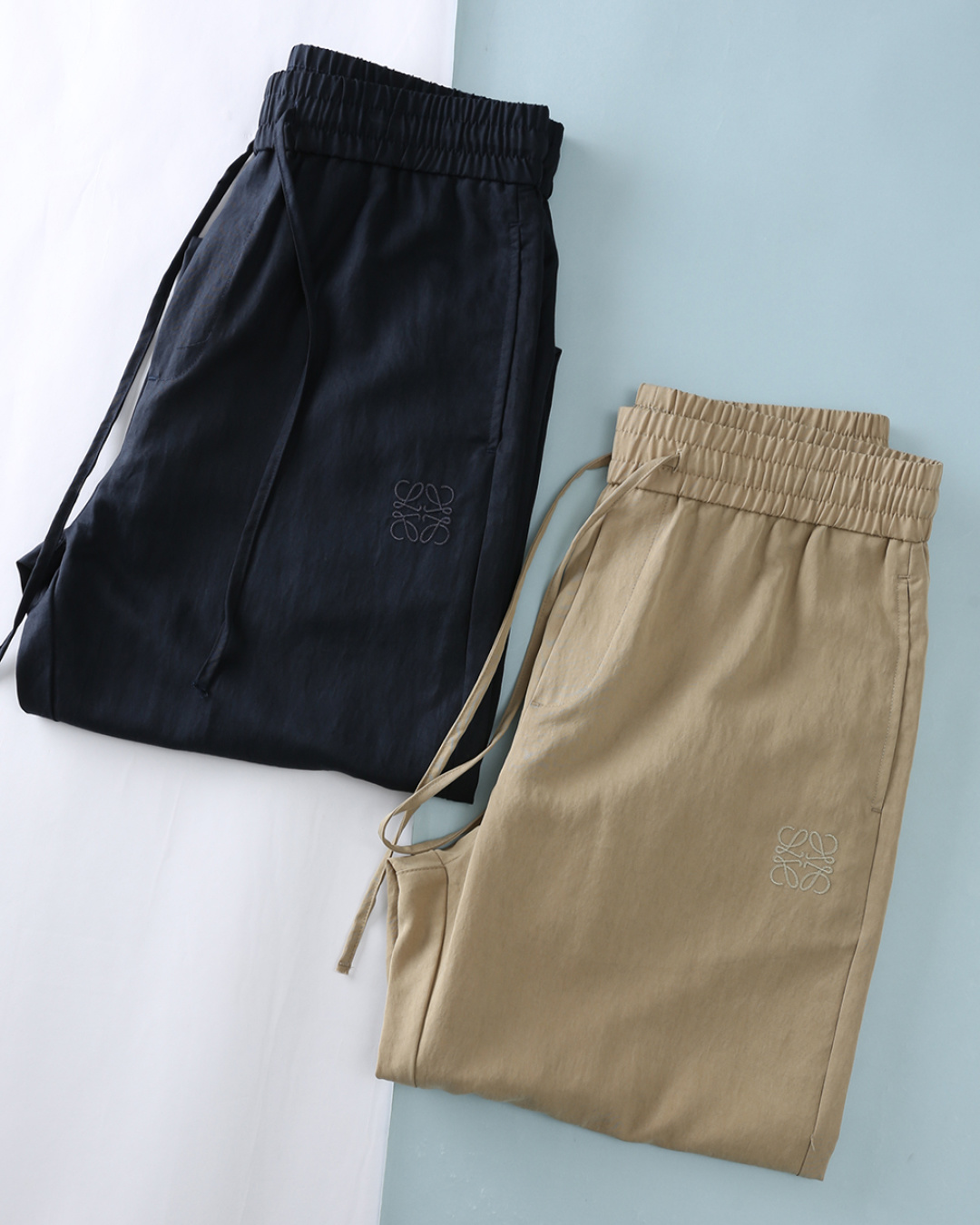NO:848921,LOE Luo Yi* 26SS new summer lyocell light straight casual pants, men's classic Anagram embroidered logo fashion casual loose large straight drawstring casual pants!  Trading company channels are rare, ahead of GW sales!  LW's new wide straight casual pants represent the pursuit of quality, understanding of fashion and self-expression!  Wearing it feels like you are in the palace of fashion, feeling the unique charm and infinite possibilities brought by the brand!  It is made of imported 93 Lyocell (Tencel) 7 nylon blended material. The high proportion of Lyocell gives the fabric an innate soft and silky touch. It has a natural cool texture. It is warm and moisturizing against the skin and not greasy. It is breathable and moisture-repellent. The upper body is refreshing and transparent in spring and summer, keeping it dry and comfortable at all times. The nylon blessing greatly improves the fabric's bone texture and wear-resistant toughness. It is effectively anti-wrinkle, not easy to deform, not easy to string, and will not collapse after long-term wear and sitting.  , it still maintains the original drapey shape after washing, and is easy to care for without ironing. It is worry-free and high-end for daily wear. The cloth surface has a delicate matte texture, the drape is just right, not bulky, not close to the body, and has a high-end atmosphere that comes with light luxury wear. The iconic Anagram embroidered logo on the front of the body, matched with the pocket genuine leather zipper leather tag, low-key highlights the brand recognition, and injects light luxury genes into the basic style!  The neat loose straight cut makes your legs look straighter and slender. Whether paired with a pair of simple sneakers or a pair of fashionable leather shoes, you can easily create different styles!  Item No. 039-DE Size 48/M-56/3XL 48 Waist 76-88 Hips 114 straight 32 Pants length 106 50 Waist 80-92 Hips 118 straight 33 Pants length 107 52 Waist 84-96 Hips 122 straight 33 Pants length 108 54 Waist 88-100  Hips 126 straight stop 34 pants length 109 56 waist 92-104 hips 130 straight stop 34 pants length 110,,loewe,loewe,sneakers,19860909LOE 罗意* 26SS夏季新款莱赛尔轻薄直筒休闲裤,男士经典Anagram刺绣标识时尚休闲宽松大直筒型抽绳休闲裤！贸易公司渠道稀出,领先GW发售！LW新款宽直筒休闲裤,代表着对品质的追求、对时尚的理解和对自我的表达！穿上它仿佛置身于时尚的殿堂,感受着品牌带来的独特魅力和无限可能！ 选用客供进口93莱赛尔（天丝）7锦纶混纺材质,高占比莱赛尔赋予面料与生俱来的柔润丝滑触感,自带天然凉感肌理,贴肤温润不闷腻,透气排湿,春夏上身清爽通透,时刻保持干爽舒适.锦纶加持大幅提升面料筋骨感与耐磨韧性,有效抗皱、不易变形、不易起丝,久穿久坐不塌垮,水洗后依旧维持原版垂顺版型,免烫易打理,日常穿着省心又高级.布面呈现细腻哑光质感,垂坠感恰到好处,不臃肿、不贴身,自带轻奢穿搭自带的高级氛围感.衣身前幅标志性Anagram刺绣标识,搭配口袋真皮拉链皮牌相呼应,低调彰显品牌辨识度,为基础款注入轻奢基因！利落的宽松直筒版型裁剪,让你的双腿看起来更加笔直修长,无论是搭配一双简约的运动鞋,还是一双时尚的皮鞋,都能轻松打造出不同的风格！货号039-DE 尺码48/M-56/3XL 48 腰围76-88 臀围114直挡32 裤长106 50 腰围80-92 臀围118直挡33 裤长107 52 腰围84-96 臀围122直挡33 裤长108 54 腰围88-100 臀围126直挡34 裤长109 56 腰围92-104 臀围130直挡34 裤长110,,loewe,loewe,sneakers,,Men's clothing