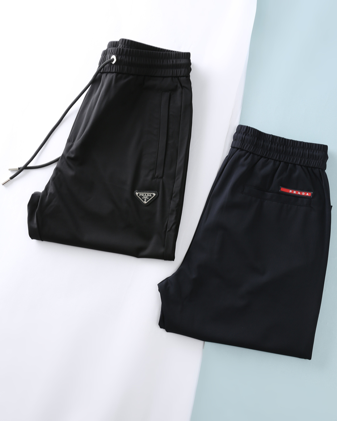NO:848937,PA*La 2026SS spring and summer new style, men's classic triangle logo badge decoration, fashionable sports and leisure drawstring straight casual pants!  Trading company channels are rare, ahead of GW sales!  P's new summer trousers fully demonstrate the brand's deep understanding of fashion and exquisite craftsmanship, and have become an indispensable classic item in the wardrobes of many fashion lovers!  Made from customer-supplied 60% Tencel, 35% Nylon, and 5 Spandex blended materials, the fabric not only feels great, but also has excellent performance. You won’t feel stuffy at all in the hot summer, keeping your skin dry and comfortable at all times!  Moreover, the fabric is very drapey. No matter how you move, the pants can hang down naturally without wrinkles or collapse!  The iconic triangular metal badge on the front of the trousers is embellished, echoing the red strip above the back pocket, as if to tell its luxurious identity!  The drawstring elastic waistband design eliminates the restraint of the traditional waistband, allowing you to adjust it freely according to your waistline and comfort!  The straight and slim fit is the essence of these pants. It cleverly modifies the leg lines, making your legs look straighter and longer, fitting the body curves just right, showing an elegant and confident posture!  Item No. K353-F Size 48/M-58/4XL 48 Waist 72-84 Hips 104 straight 30 Pants length 97 50 Waist 76-88 Hips 108 straight 30 Pants length 98 52 Waist 80-92 Hips 112 straight 31 Pants length 99 54 Waist 84-96  Hips 116 straight stop 31 pants length 100 56 waist 88-100 hips 120 straight stop 32 pants length 102 58 waist 92-104 hips 124 straight stop 32 pants length 104,,19860909PA*拉 2026SS春夏新款,男士经典三角标徽章装饰时尚运动休闲抽绳直筒型休闲裤！贸易公司渠道稀出,领先GW发售！P家夏日新款裤装将品牌对时尚的深刻理解与精湛工艺展现得淋漓尽致,成为众多时尚爱好者衣橱中不可或缺的经典单品！ 选用客供60天丝35锦纶5氨纶混纺材质,面料不仅触感极佳,更有着出色的性能,在炎炎夏日丝毫不会感到闷热,时刻保持肌肤的干爽与舒适！而且面料垂顺感十足,无论你如何活动,裤子都能自然垂落,不会出现褶皱或软塌的情况！裤身前幅标志性三角标金属徽章点缀,与后袋上方红条相呼应,仿佛在诉说着它的奢华身份！抽绳松紧裤腰设计,摒弃了传统裤腰的束缚感,让你可以根据自己的腰围和舒适度自由调节！直筒修身的版型更是这款裤子的精髓所在,它巧妙地修饰了腿部线条,让你的双腿看起来更加笔直修长,恰到好处地贴合身体曲线,展现出一种优雅而自信的姿态！货号K353-F 尺码48/M-58/4XL 48 腰围72-84 臀围104直挡30 裤长97 50 腰围76-88 臀围108直挡30 裤长98 52 腰围80-92 臀围112直挡31 裤长99 54 腰围84-96 臀围116直挡31 裤长100 56 腰围88-100 臀围120直挡32 裤长102 58 腰围92-104 臀围124直挡32 裤长104,,,Men's clothing