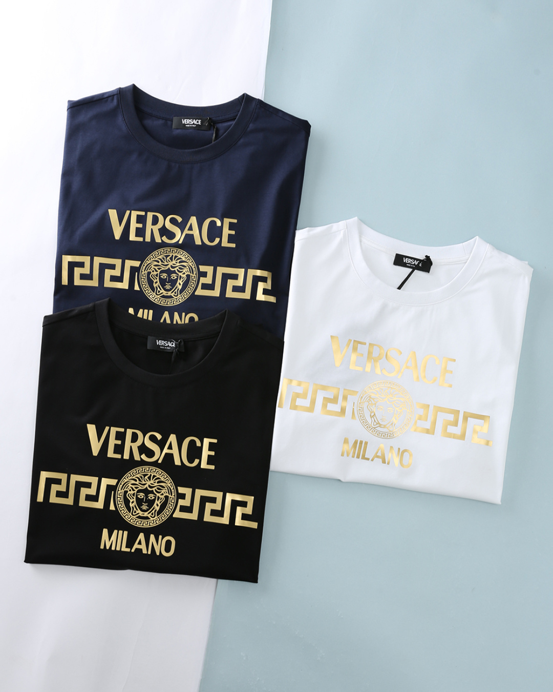 NO:914510,Ver*thinker 26SS new spring and summer high count double mercerized cotton round neck short T-shirt, men's classic Medusa hot stamping printed logo fashion casual short-sleeved T-shirt!  Trading company channels are scarce, and GW is on sale simultaneously!  The gold-plated Medusa printed T-shirt, paired with the brand name, classic pattern and Milan address logo, interprets the brand's design concept of 'symbiosis of publicity and elegance'. It is perfectly suitable for commuting, leisure, light socializing and other scenes, and is a must-have item that is highly recognizable in the wardrobe. The imported high-count and high-density 80-count double-strand mercerized cotton fabric is selected from customers. It combines the skin-friendly breathability of cotton and the smooth and anti-wrinkle of mercerization technology, creating a 'no-iron style'  Light and luxurious wearing experience. High-count combed cotton + double mercerization process, delicate and silky to the touch, breathable and not sweaty, not easy to deform, not easy to pill, not easy to shrink after long-term wear!  The iconic Medusa head on the front of the body, paired with the brand name, classic pattern and Milan address  'MILANO' adopts imported hot stamping technology, with three-dimensional and shining patterns, clear edges, and low-key brand recognition. The neckline adopts rib reinforcement technology, which is not easy to deform after long-term wear, fits the neck line, and is suitable for a variety of wearing styles. The basic and versatile casual round-neck design makes daily wear more leisurely. Whether you are attending a gathering of friends or engaging in outdoor leisure activities, this T-shirt can be your best partner and make you stand out from the crowd!  Item No. VS152# Size 46/S-58/4XL 46 Shoulder width 42 Bust 98 Clothing length 65 Sleeve length 22 48 Shoulder width 43 Bust 102 Clothing length 67 Sleeve length 22 50 Shoulder width 45 Bust 106 Clothing length 69 Sleeve length 23 52 Shoulder width 46 Bust 110 Clothing length 71 Sleeve length 23 54  Shoulder width 47, bust 114, length 73, sleeve length 24 56, shoulder width 48, bust 118, length 75, sleeve length 24 58, shoulder width 50, bust 122, length 77, sleeve length 25,, T-shirt, tees, t-shirt,19860909Ver*思者 26SS春夏新款高支双丝光棉圆领短Tee,男士经典美杜莎烫金印花标识时尚休闲短袖T恤衫！贸易公司渠道稀出,同步GW发售！烫金美杜莎印花T恤,搭配品牌名称、经典回纹与米兰地址标识,诠释品牌 “张扬与优雅共生” 的设计理念,完美适配通勤、休闲、轻社交等多场景,是衣橱里辨识度拉满的必备款. 甄选客供进口高支高密80支双股丝光棉面料,兼具棉的亲肤透气与丝光工艺的顺滑抗皱,打造 “免烫式” 轻奢穿着体验.高支精梳棉 + 双丝光工艺,触感细腻丝滑,透气不闷汗,久穿不易变形、不易起球、不易缩水！衣身前幅标志性美杜莎头像,搭配品牌名称、经典回纹与米兰地址 “MILANO”,采用进口烫金工艺,图案立体闪耀,边缘清晰,低调彰显品牌辨识度.领口采用罗纹加固工艺,久穿不易变形,贴合颈部线条,适配多种穿搭风格.基础百搭休闲圆领版型设计,更是让日常穿搭变得从容不迫,无论是出席朋友聚会,还是进行户外休闲活动,这款T恤都能成为你的最佳拍档,让你在人群中脱颖而出！货号VS152# 尺码46/S-58/4XL 46 肩宽42胸围98 衣长65袖长22 48 肩宽43胸围102衣长67袖长22 50 肩宽45胸围106衣长69袖长23 52 肩宽46胸围110衣长71袖长23 54 肩宽47胸围114衣长73袖长24 56 肩宽48胸围118衣长75袖长24 58 肩宽50胸围122衣长77袖长25,,T-shirt,tees，t-shirt,,Men's clothing